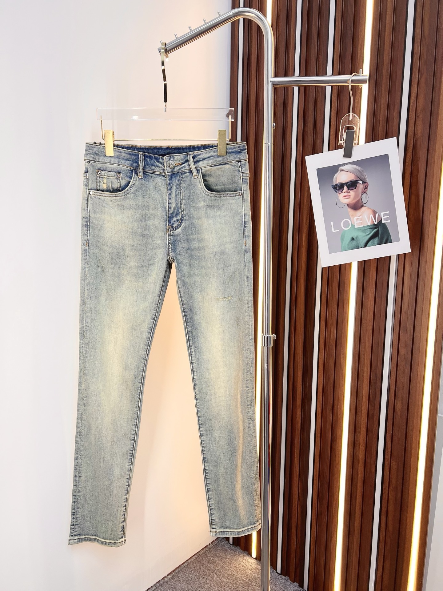 NO:528775,Saint Laurent men's denim jeans, official album poster outfit style!  Customer-supplied high-quality imported denim original color fabric, specially selected Japanese Okayama pure 13oz ounce denim fabric, heavy environmentally friendly plant enzyme washing process, the texture has a light retro color, which is quite beautiful, and is very suitable for the autumn and winter color matching. The fabric is soft and delicate after washing, but has a strong bones and a little elastic, providing an excellent comfort experience. There is no damage to any craft elements throughout the body, retaining the purest tannin color!  The whole body details are so perfect, exquisite and exquisite. The latest waist leather marks highlight the brand's characteristics, and hardware accessories, leather marks, and wiring all reflect craftsmanship!  The style is perfectly tailored, and the hip lifting effect is excellent. It can easily sweep any top matching in the wardrobe. It has extensive compatibility and is satisfied with various daily outfits. It has a lot of upper body styles and must-have trousers for quality control and 1V masturbation control!  Size 28-38 None 35 37,,saint laurent,jeans,alexander wang19860909圣罗兰 男士丹宁牛仔裤,官宣画册海报穿搭款！ 客供高级进口的丹宁原色面料,特选日本冈山纯正13oz 盎司牛仔布料,重磅环保植物酵素水洗工艺,肌理有着淡淡的复古色彩,相当漂亮,极符合秋冬的配色,面料经过水洗后柔软细腻,但筋骨感极强,且略带弹力,提供了绝佳的舒适体验,通身无任何工艺元素破坏,保留了最纯粹的丹宁本色！通身细节完美如斯,精湛且考究,最新的腰部皮标彰显了品牌特质,五金配件、皮标、走线无不体现出匠心工艺！版型剪裁完美,提臀修身效果绝佳,可轻松横扫衣橱任何的上装搭配,兼容性广泛,满足于日常各种穿搭,上身型款十足,于品质控及1V迷控者必入型裤装！ 尺码28-38 无35 37,,saint laurent,jeans,alexander wang,Men's clothing