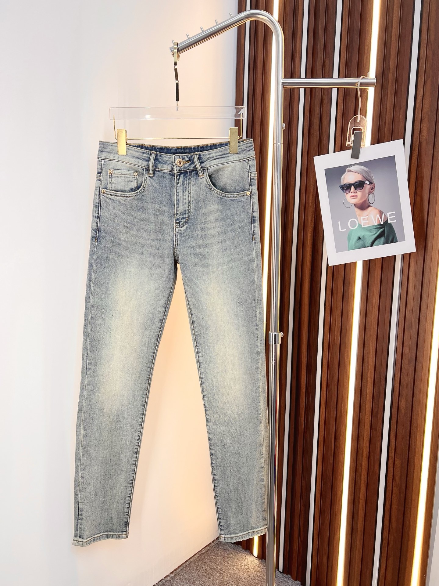 NO:528776,Dior men's denim jeans, official album poster outfit style!  Customer-supplied high-quality imported denim original color fabric, specially selected Japanese Okayama pure 13oz ounce denim fabric, heavy environmentally friendly plant enzyme washing process, the texture has a light retro color, which is quite beautiful, and is very suitable for the autumn and winter color matching. The fabric is soft and delicate after washing, but has a strong bones and a little elastic, providing an excellent comfort experience. There is no damage to any craft elements throughout the body, retaining the purest tannin color!  The whole body details are so perfect, exquisite and exquisite. The latest waist leather marks highlight the brand's characteristics, and hardware accessories, leather marks, and wiring all reflect craftsmanship!  The style is perfectly tailored, and the hip lifting effect is excellent. It can easily sweep any top matching in the wardrobe. It has extensive compatibility and is satisfied with various daily outfits. It has a lot of upper body styles and must-have trousers for quality control and 1V masturbation control!  Size 28-38 None 35 37,,dior,dior,jeans,alexander wang19860909Dior 迪奥 男士丹宁牛仔裤,官宣画册海报穿搭款！ 客供高级进口的丹宁原色面料,特选日本冈山纯正13oz 盎司牛仔布料,重磅环保植物酵素水洗工艺,肌理有着淡淡的复古色彩,相当漂亮,极符合秋冬的配色,面料经过水洗后柔软细腻,但筋骨感极强,且略带弹力,提供了绝佳的舒适体验,通身无任何工艺元素破坏,保留了最纯粹的丹宁本色！通身细节完美如斯,精湛且考究,最新的腰部皮标彰显了品牌特质,五金配件、皮标、走线无不体现出匠心工艺！版型剪裁完美,提臀修身效果绝佳,可轻松横扫衣橱任何的上装搭配,兼容性广泛,满足于日常各种穿搭,上身型款十足,于品质控及1V迷控者必入型裤装！ 尺码28-38 无35 37,,dior,dior,jeans,alexander wang,Men's clothing