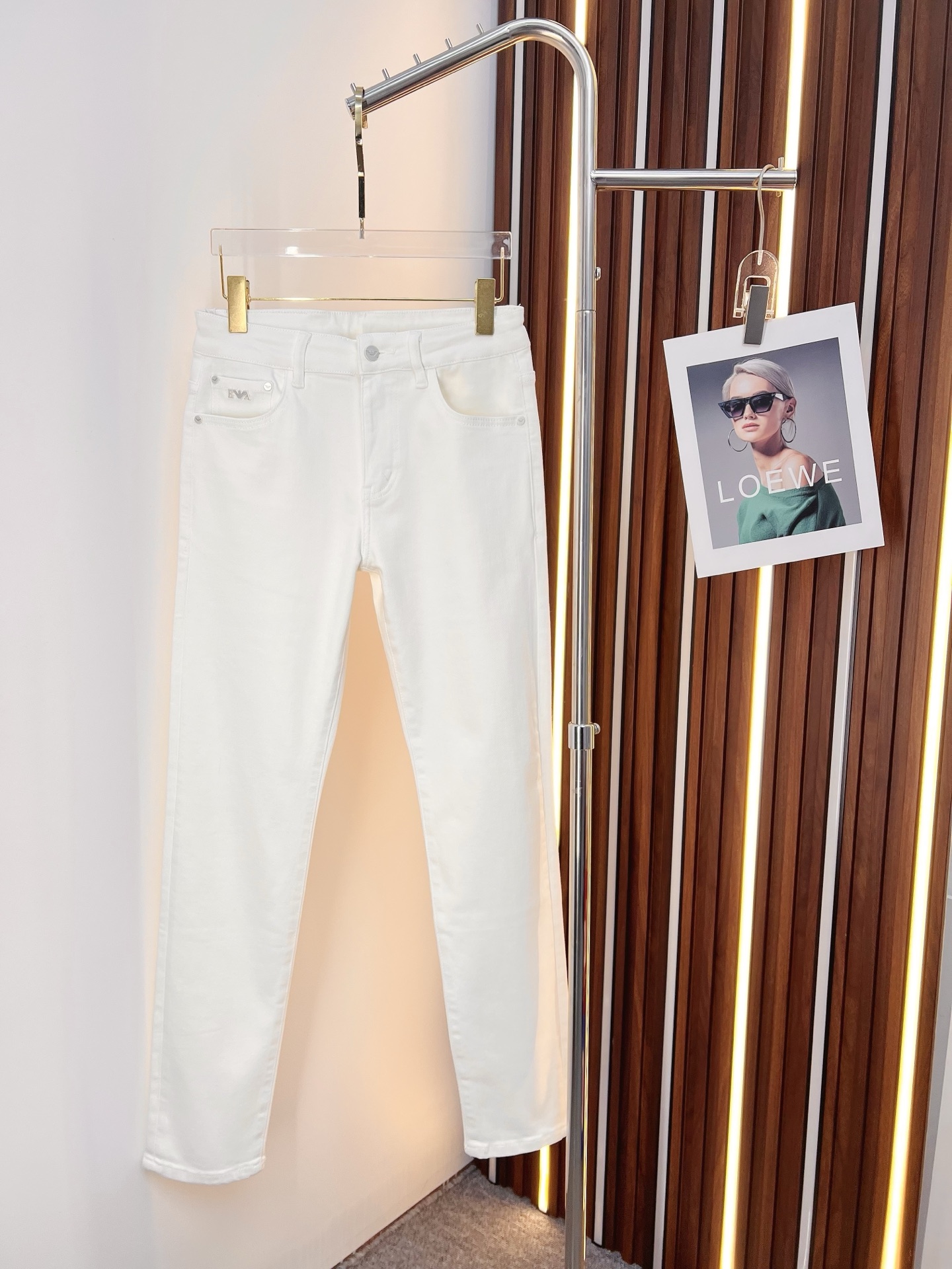 NO:528777,Armani Men's denim jeans, official album poster outfit!  Customer-supplied high-quality imported denim original color fabric, specially selected Japanese Okayama pure 13oz ounce denim fabric, heavy environmentally friendly plant enzyme washing process, the texture has a light retro color, which is quite beautiful, and is very suitable for the autumn and winter color matching. The fabric is soft and delicate after washing, but has a strong bones and a little elastic, providing an excellent comfort experience. There is no damage to any craft elements throughout the body, retaining the purest tannin color!  The whole body details are so perfect, exquisite and exquisite. The latest waist leather marks highlight the brand's characteristics, and hardware accessories, leather marks, and wiring all reflect craftsmanship!  The style is perfectly tailored, and the hip lifting effect is excellent. It can easily sweep any top matching in the wardrobe. It has extensive compatibility and is satisfied with various daily outfits. It has a lot of upper body styles and must-have trousers for quality control and 1V masturbation control!  Size 28-38 None 35 37, Armani,armani,jeans,alexander wang19860909Armani 阿玛尼 男士丹宁牛仔裤,官宣画册海报穿搭款！ 客供高级进口的丹宁原色面料,特选日本冈山纯正13oz 盎司牛仔布料,重磅环保植物酵素水洗工艺,肌理有着淡淡的复古色彩,相当漂亮,极符合秋冬的配色,面料经过水洗后柔软细腻,但筋骨感极强,且略带弹力,提供了绝佳的舒适体验,通身无任何工艺元素破坏,保留了最纯粹的丹宁本色！通身细节完美如斯,精湛且考究,最新的腰部皮标彰显了品牌特质,五金配件、皮标、走线无不体现出匠心工艺！版型剪裁完美,提臀修身效果绝佳,可轻松横扫衣橱任何的上装搭配,兼容性广泛,满足于日常各种穿搭,上身型款十足,于品质控及1V迷控者必入型裤装！ 尺码28-38 无35 37,,armani,armani,jeans,alexander wang,Men's clothing