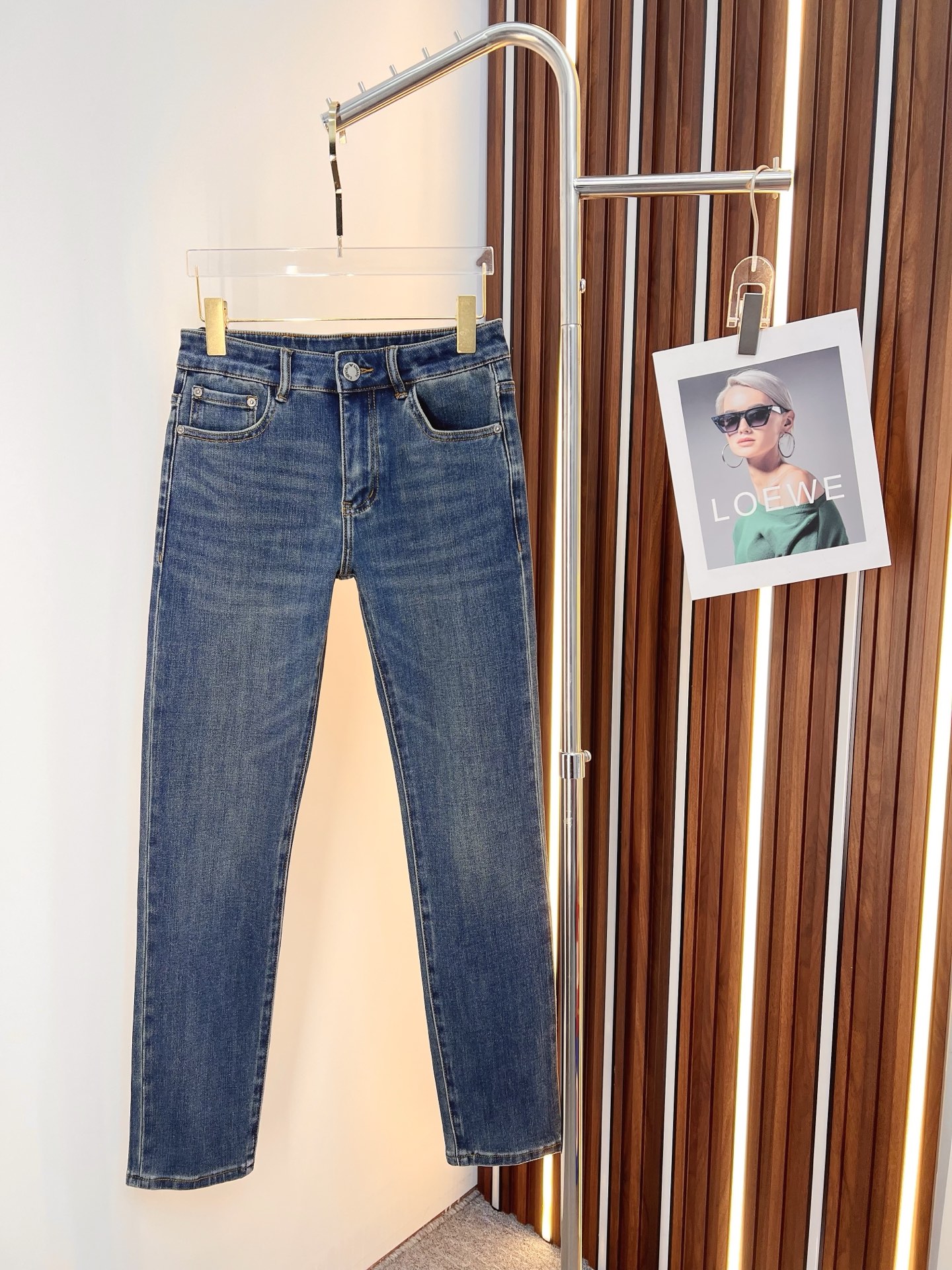 NO:528779,Armani Men's denim jeans, official album poster outfit!  Customer-supplied high-quality imported denim original color fabric, specially selected Japanese Okayama pure 13oz ounce denim fabric, heavy environmentally friendly plant enzyme washing process, the texture has a light retro color, which is quite beautiful, and is very suitable for the autumn and winter color matching. The fabric is soft and delicate after washing, but has a strong bones and a little elastic, providing an excellent comfort experience. There is no damage to any craft elements throughout the body, retaining the purest tannin color!  The whole body details are so perfect, exquisite and exquisite. The latest waist leather marks highlight the brand's characteristics, and hardware accessories, leather marks, and wiring all reflect craftsmanship!  The style is perfectly tailored, and the hip lifting effect is excellent. It can easily sweep any top matching in the wardrobe. It has extensive compatibility and is satisfied with various daily outfits. It has a lot of upper body styles and must-have trousers for quality control and 1V masturbation control!  Size 28-38 None 35 37, Armani,armani,jeans,alexander wang19860909Armani 阿玛尼 男士丹宁牛仔裤,官宣画册海报穿搭款！ 客供高级进口的丹宁原色面料,特选日本冈山纯正13oz 盎司牛仔布料,重磅环保植物酵素水洗工艺,肌理有着淡淡的复古色彩,相当漂亮,极符合秋冬的配色,面料经过水洗后柔软细腻,但筋骨感极强,且略带弹力,提供了绝佳的舒适体验,通身无任何工艺元素破坏,保留了最纯粹的丹宁本色！通身细节完美如斯,精湛且考究,最新的腰部皮标彰显了品牌特质,五金配件、皮标、走线无不体现出匠心工艺！版型剪裁完美,提臀修身效果绝佳,可轻松横扫衣橱任何的上装搭配,兼容性广泛,满足于日常各种穿搭,上身型款十足,于品质控及1V迷控者必入型裤装！ 尺码28-38 无35 37,,armani,armani,jeans,alexander wang,Men's clothing