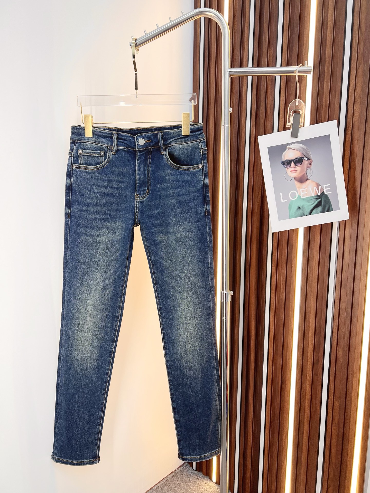 NO:528782,ALO men's denim jeans, official album poster outfit style!  Customer-supplied high-quality imported denim original color fabric, specially selected Japanese Okayama pure 13oz ounce denim fabric, heavy environmentally friendly plant enzyme washing process, the texture has a light retro color, which is quite beautiful, and is very suitable for the autumn and winter color matching. The fabric is soft and delicate after washing, but has a strong bones and a little elastic, providing an excellent comfort experience. There is no damage to any craft elements throughout the body, retaining the purest tannin color!  The whole body details are so perfect, exquisite and exquisite. The latest waist leather marks highlight the brand's characteristics, and hardware accessories, leather marks, and wiring all reflect craftsmanship!  The style is perfectly tailored, and the hip lifting effect is excellent. It can easily sweep any top matching in the wardrobe. It has extensive compatibility and is satisfied with various daily outfits. It has a lot of upper body styles and must-have trousers for quality control and 1V masturbation control!  Size 28-38 None 35 37,,jeans,alexander wang19860909ALO 男士丹宁牛仔裤,官宣画册海报穿搭款！ 客供高级进口的丹宁原色面料,特选日本冈山纯正13oz 盎司牛仔布料,重磅环保植物酵素水洗工艺,肌理有着淡淡的复古色彩,相当漂亮,极符合秋冬的配色,面料经过水洗后柔软细腻,但筋骨感极强,且略带弹力,提供了绝佳的舒适体验,通身无任何工艺元素破坏,保留了最纯粹的丹宁本色！通身细节完美如斯,精湛且考究,最新的腰部皮标彰显了品牌特质,五金配件、皮标、走线无不体现出匠心工艺！版型剪裁完美,提臀修身效果绝佳,可轻松横扫衣橱任何的上装搭配,兼容性广泛,满足于日常各种穿搭,上身型款十足,于品质控及1V迷控者必入型裤装！ 尺码28-38 无35 37,,jeans,alexander wang,Men's clothing