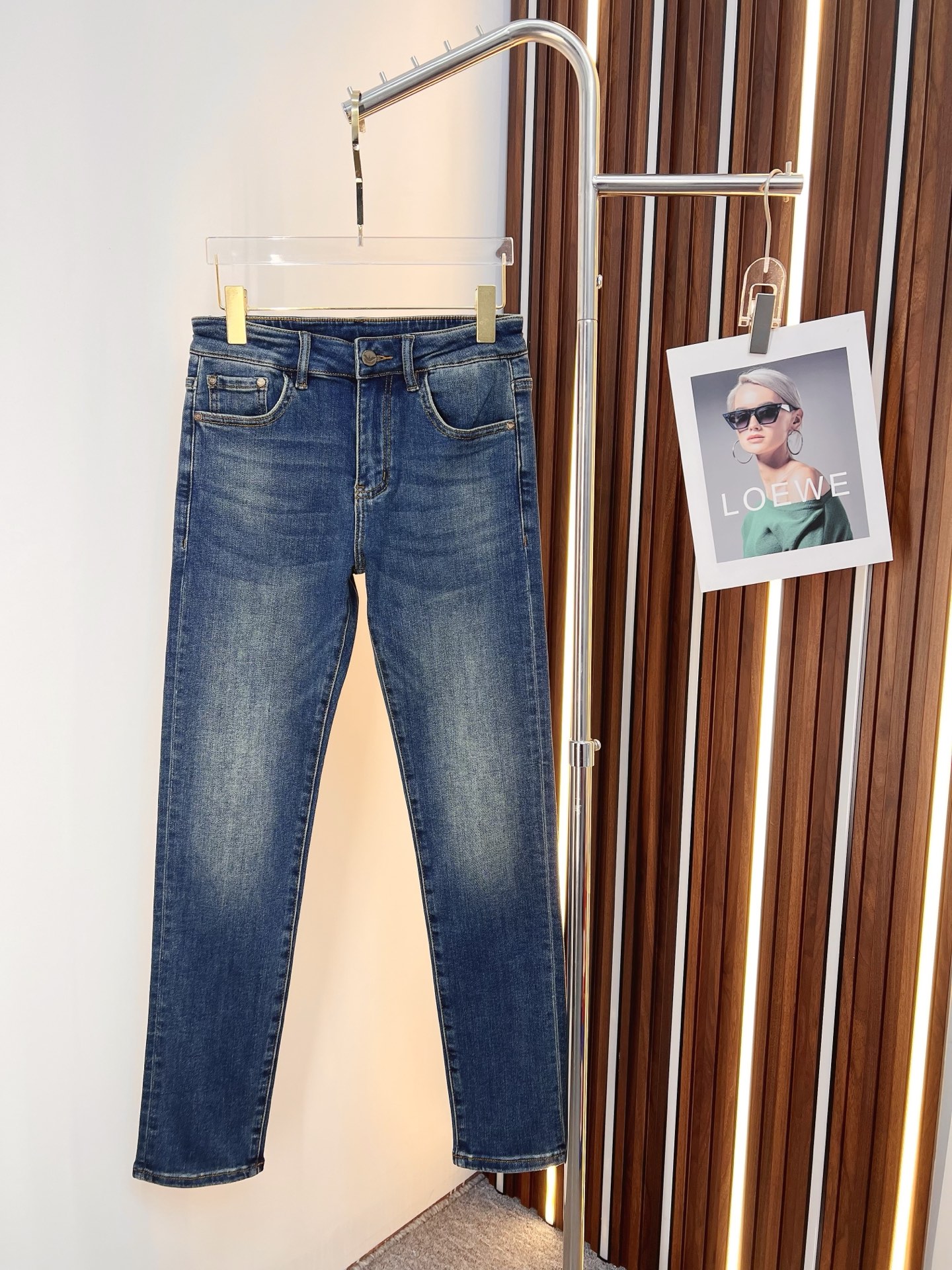 NO:528784,Armani Men's denim jeans, official album poster outfit!  Customer-supplied high-quality imported denim original color fabric, specially selected Japanese Okayama pure 13oz ounce denim fabric, heavy environmentally friendly plant enzyme washing process, the texture has a light retro color, which is quite beautiful, and is very suitable for the autumn and winter color matching. The fabric is soft and delicate after washing, but has a strong bones and a little elastic, providing an excellent comfort experience. There is no damage to any craft elements throughout the body, retaining the purest tannin color!  The whole body details are so perfect, exquisite and exquisite. The latest waist leather marks highlight the brand's characteristics, and hardware accessories, leather marks, and wiring all reflect craftsmanship!  The style is perfectly tailored, and the hip lifting effect is excellent. It can easily sweep any top matching in the wardrobe. It has extensive compatibility and is satisfied with various daily outfits. It has a lot of upper body styles and must-have trousers for quality control and 1V masturbation control!  Size 28-38 None 35 37, Armani,armani,jeans,alexander wang19860909Armani 阿玛尼 男士丹宁牛仔裤,官宣画册海报穿搭款！ 客供高级进口的丹宁原色面料,特选日本冈山纯正13oz 盎司牛仔布料,重磅环保植物酵素水洗工艺,肌理有着淡淡的复古色彩,相当漂亮,极符合秋冬的配色,面料经过水洗后柔软细腻,但筋骨感极强,且略带弹力,提供了绝佳的舒适体验,通身无任何工艺元素破坏,保留了最纯粹的丹宁本色！通身细节完美如斯,精湛且考究,最新的腰部皮标彰显了品牌特质,五金配件、皮标、走线无不体现出匠心工艺！版型剪裁完美,提臀修身效果绝佳,可轻松横扫衣橱任何的上装搭配,兼容性广泛,满足于日常各种穿搭,上身型款十足,于品质控及1V迷控者必入型裤装！ 尺码28-38 无35 37,,armani,armani,jeans,alexander wang,Men's clothing