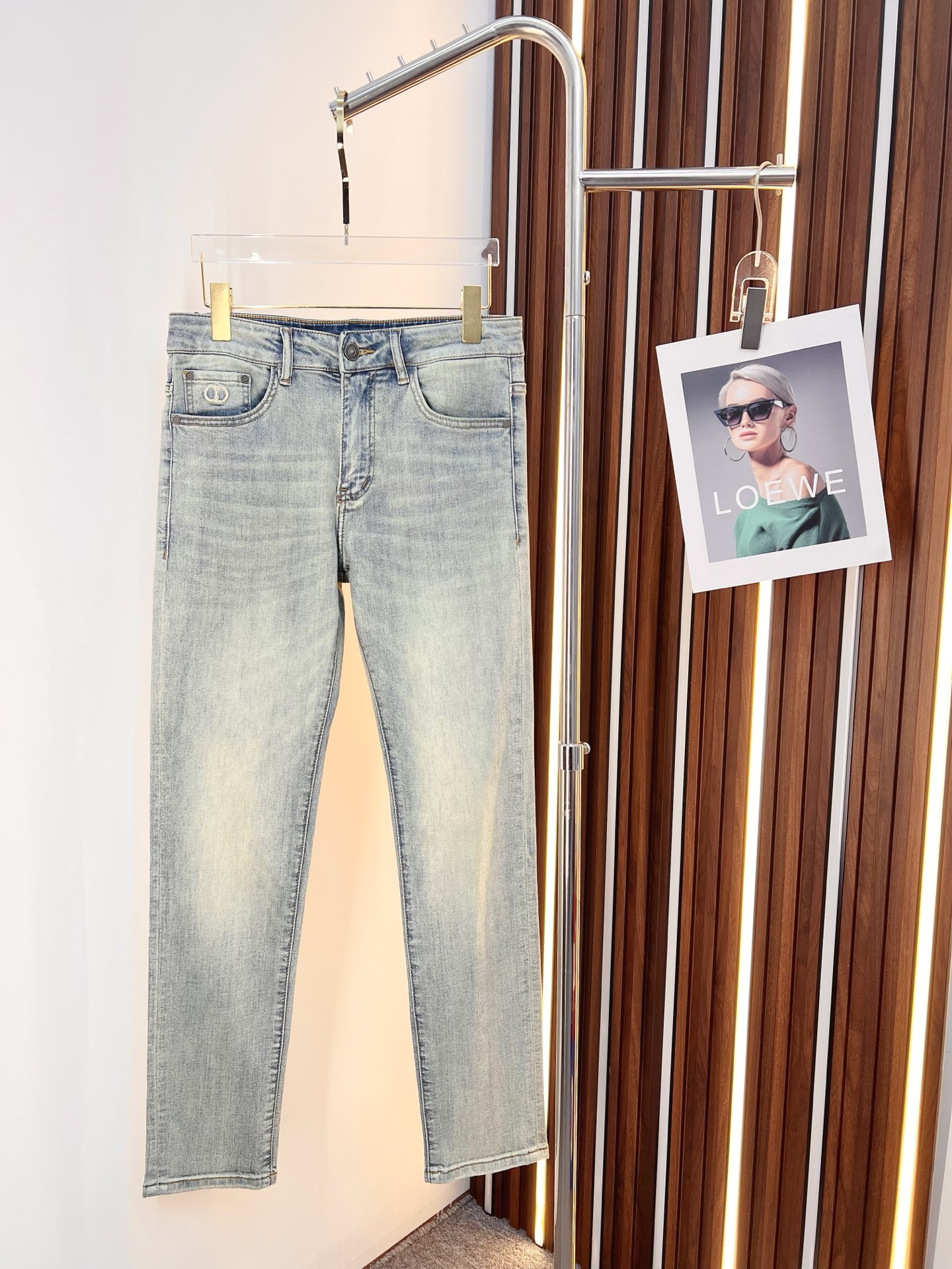 NO:528786,Dior men's denim jeans, official album poster outfit style!  Customer-supplied high-quality imported denim original color fabric, specially selected Japanese Okayama pure 13oz ounce denim fabric, heavy environmentally friendly plant enzyme washing process, the texture has a light retro color, which is quite beautiful, and is very suitable for the autumn and winter color matching. The fabric is soft and delicate after washing, but has a strong bones and a little elastic, providing an excellent comfort experience. There is no damage to any craft elements throughout the body, retaining the purest tannin color!  The whole body details are so perfect, exquisite and exquisite. The latest waist leather marks highlight the brand's characteristics, and hardware accessories, leather marks, and wiring all reflect craftsmanship!  The style is perfectly tailored, and the hip lifting effect is excellent. It can easily sweep any top matching in the wardrobe. It has extensive compatibility and is satisfied with various daily outfits. It has a lot of upper body styles and must-have trousers for quality control and 1V masturbation control!  Size 28-38 None 35 37,,dior,dior,jeans,alexander wang19860909Dior 迪奥 男士丹宁牛仔裤,官宣画册海报穿搭款！ 客供高级进口的丹宁原色面料,特选日本冈山纯正13oz 盎司牛仔布料,重磅环保植物酵素水洗工艺,肌理有着淡淡的复古色彩,相当漂亮,极符合秋冬的配色,面料经过水洗后柔软细腻,但筋骨感极强,且略带弹力,提供了绝佳的舒适体验,通身无任何工艺元素破坏,保留了最纯粹的丹宁本色！通身细节完美如斯,精湛且考究,最新的腰部皮标彰显了品牌特质,五金配件、皮标、走线无不体现出匠心工艺！版型剪裁完美,提臀修身效果绝佳,可轻松横扫衣橱任何的上装搭配,兼容性广泛,满足于日常各种穿搭,上身型款十足,于品质控及1V迷控者必入型裤装！ 尺码28-38 无35 37,,dior,dior,jeans,alexander wang,Men's clothing