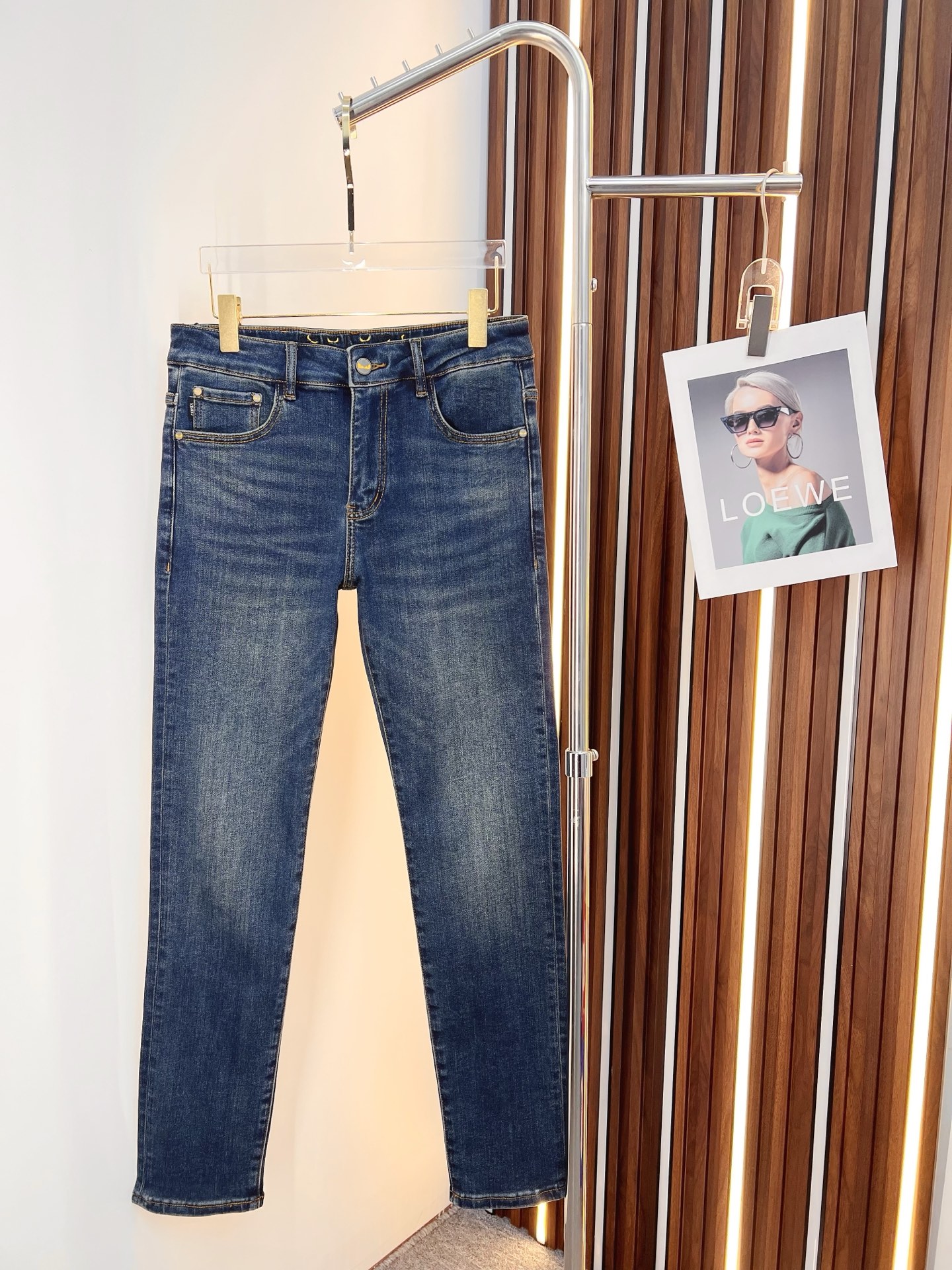 NO:528788,FENDI Men's denim jeans, official album poster outfit style!  Customer-supplied high-quality imported denim original color fabric, specially selected Japanese Okayama pure 13oz ounce denim fabric, heavy environmentally friendly plant enzyme washing process, the texture has a light retro color, which is quite beautiful, and is very suitable for the autumn and winter color matching. The fabric is soft and delicate after washing, but has a strong bones and a little elastic, providing an excellent comfort experience. There is no damage to any craft elements throughout the body, retaining the purest tannin color!  The whole body details are so perfect, exquisite and exquisite. The latest waist leather marks highlight the brand's characteristics, and hardware accessories, leather marks, and wiring all reflect craftsmanship!  The style is perfectly tailored, and the hip lifting effect is excellent. It can easily sweep any top matching in the wardrobe. It has extensive compatibility and is satisfied with various daily outfits. It has a lot of upper body styles and must-have trousers for quality control and 1V masturbation control!  Size 28-38 None 35 37,,fendi,fendi,jeans,alexander wang19860909FENDI 芬迪 男士丹宁牛仔裤,官宣画册海报穿搭款！ 客供高级进口的丹宁原色面料,特选日本冈山纯正13oz 盎司牛仔布料,重磅环保植物酵素水洗工艺,肌理有着淡淡的复古色彩,相当漂亮,极符合秋冬的配色,面料经过水洗后柔软细腻,但筋骨感极强,且略带弹力,提供了绝佳的舒适体验,通身无任何工艺元素破坏,保留了最纯粹的丹宁本色！通身细节完美如斯,精湛且考究,最新的腰部皮标彰显了品牌特质,五金配件、皮标、走线无不体现出匠心工艺！版型剪裁完美,提臀修身效果绝佳,可轻松横扫衣橱任何的上装搭配,兼容性广泛,满足于日常各种穿搭,上身型款十足,于品质控及1V迷控者必入型裤装！ 尺码28-38 无35 37,,fendi,fendi,jeans,alexander wang,Men's clothing