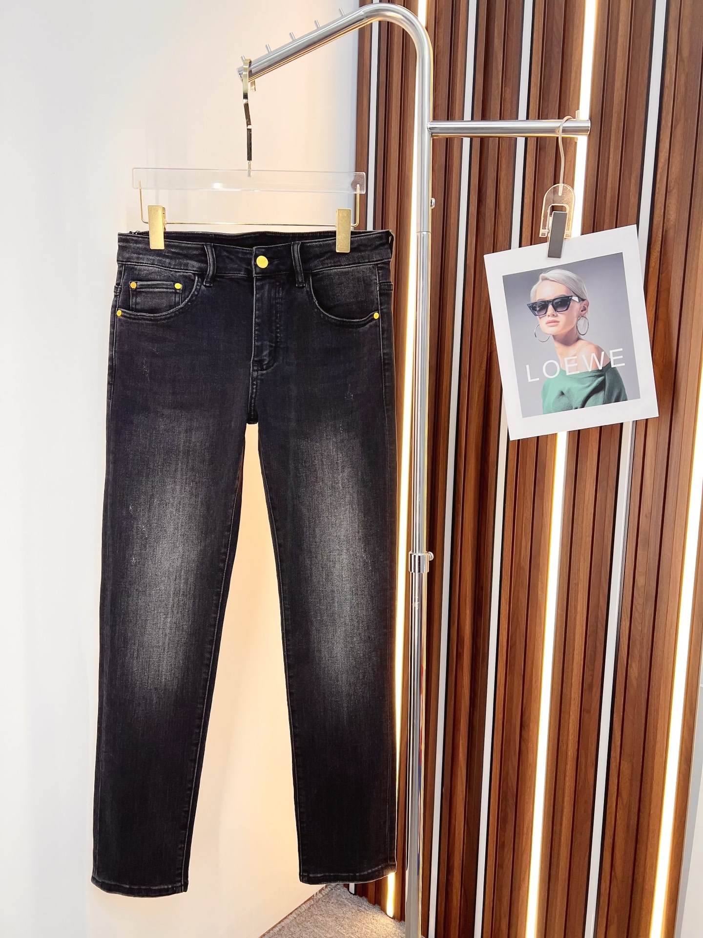 NO:528790,Armani Men's denim jeans, official album poster outfit!  Customer-supplied high-quality imported denim original color fabric, specially selected Japanese Okayama pure 13oz ounce denim fabric, heavy environmentally friendly plant enzyme washing process, the texture has a light retro color, which is quite beautiful, and is very suitable for the autumn and winter color matching. The fabric is soft and delicate after washing, but has a strong bones and a little elastic, providing an excellent comfort experience. There is no damage to any craft elements throughout the body, retaining the purest tannin color!  The whole body details are so perfect, exquisite and exquisite. The latest waist leather marks highlight the brand's characteristics, and hardware accessories, leather marks, and wiring all reflect craftsmanship!  The style is perfectly tailored, and the hip lifting effect is excellent. It can easily sweep any top matching in the wardrobe. It has extensive compatibility and is satisfied with various daily outfits. It has a lot of upper body styles and must-have trousers for quality control and 1V masturbation control!  Size 28-38 None 35 37, Armani,armani,jeans,alexander wang19860909Armani 阿玛尼 男士丹宁牛仔裤,官宣画册海报穿搭款！ 客供高级进口的丹宁原色面料,特选日本冈山纯正13oz 盎司牛仔布料,重磅环保植物酵素水洗工艺,肌理有着淡淡的复古色彩,相当漂亮,极符合秋冬的配色,面料经过水洗后柔软细腻,但筋骨感极强,且略带弹力,提供了绝佳的舒适体验,通身无任何工艺元素破坏,保留了最纯粹的丹宁本色！通身细节完美如斯,精湛且考究,最新的腰部皮标彰显了品牌特质,五金配件、皮标、走线无不体现出匠心工艺！版型剪裁完美,提臀修身效果绝佳,可轻松横扫衣橱任何的上装搭配,兼容性广泛,满足于日常各种穿搭,上身型款十足,于品质控及1V迷控者必入型裤装！ 尺码28-38 无35 37,,armani,armani,jeans,alexander wang,Men's clothing