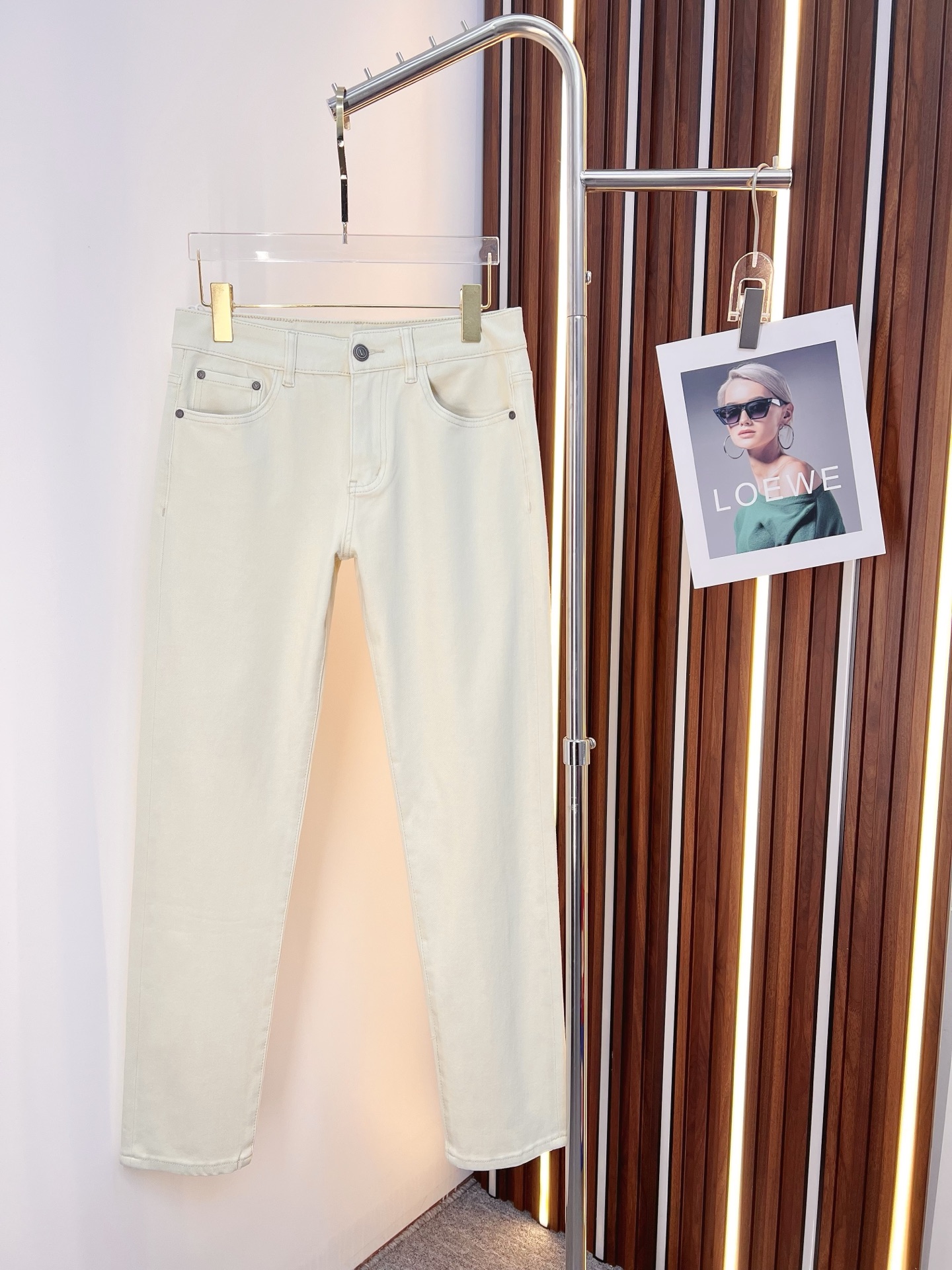 NO:528792,Versace men's denim jeans, official album poster outfit style!  Customer-supplied high-quality imported denim original color fabric, specially selected Japanese Okayama pure 13oz ounce denim fabric, heavy environmentally friendly plant enzyme washing process, the texture has a light retro color, which is quite beautiful, and is very suitable for the autumn and winter color matching. The fabric is soft and delicate after washing, but has a strong bones and a little elastic, providing an excellent comfort experience. There is no damage to any craft elements throughout the body, retaining the purest tannin color!  The whole body details are so perfect, exquisite and exquisite. The latest waist leather marks highlight the brand's characteristics, and hardware accessories, leather marks, and wiring all reflect craftsmanship!  The style is perfectly tailored, and the hip lifting effect is excellent. It can easily sweep any top matching in the wardrobe. It has extensive compatibility and is satisfied with various daily outfits. It has a lot of upper body styles and must-have trousers for quality control and 1V masturbation control!  Size 28-38 None 35 37, versace,jeans,alexander wang19860909范思哲 男士丹宁牛仔裤,官宣画册海报穿搭款！ 客供高级进口的丹宁原色面料,特选日本冈山纯正13oz 盎司牛仔布料,重磅环保植物酵素水洗工艺,肌理有着淡淡的复古色彩,相当漂亮,极符合秋冬的配色,面料经过水洗后柔软细腻,但筋骨感极强,且略带弹力,提供了绝佳的舒适体验,通身无任何工艺元素破坏,保留了最纯粹的丹宁本色！通身细节完美如斯,精湛且考究,最新的腰部皮标彰显了品牌特质,五金配件、皮标、走线无不体现出匠心工艺！版型剪裁完美,提臀修身效果绝佳,可轻松横扫衣橱任何的上装搭配,兼容性广泛,满足于日常各种穿搭,上身型款十足,于品质控及1V迷控者必入型裤装！ 尺码28-38 无35 37,,versace,jeans,alexander wang,Men's clothing