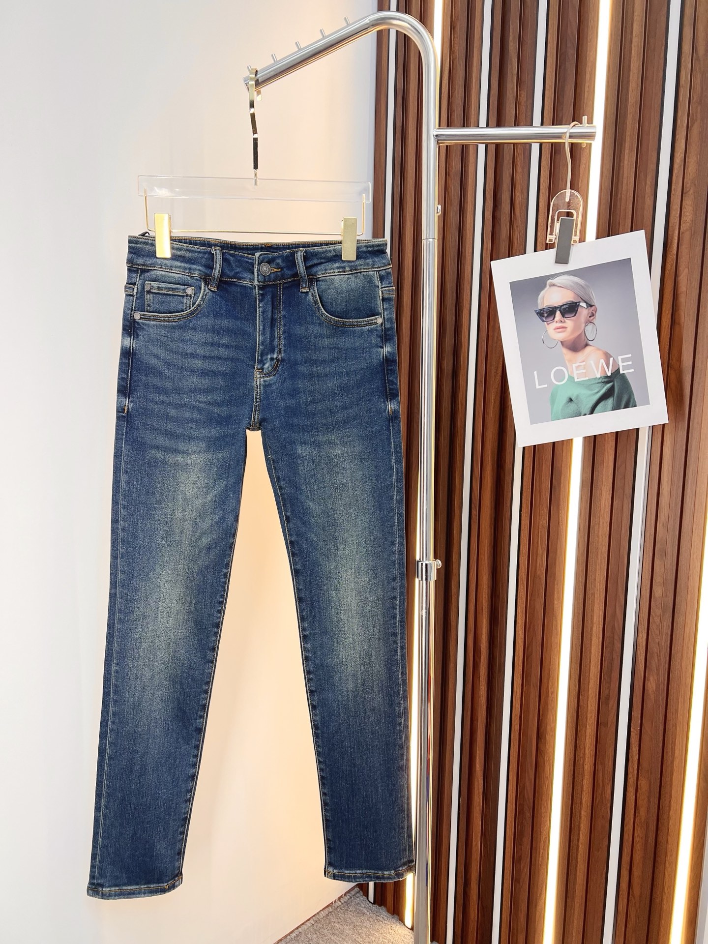 NO:528796,Dior men's denim jeans, official album poster outfit style!  Customer-supplied high-quality imported denim original color fabric, specially selected Japanese Okayama pure 13oz ounce denim fabric, heavy environmentally friendly plant enzyme washing process, the texture has a light retro color, which is quite beautiful, and is very suitable for the autumn and winter color matching. The fabric is soft and delicate after washing, but has a strong bones and a little elastic, providing an excellent comfort experience. There is no damage to any craft elements throughout the body, retaining the purest tannin color!  The whole body details are so perfect, exquisite and exquisite. The latest waist leather marks highlight the brand's characteristics, and hardware accessories, leather marks, and wiring all reflect craftsmanship!  The style is perfectly tailored, and the hip lifting effect is excellent. It can easily sweep any top matching in the wardrobe. It has extensive compatibility and is satisfied with various daily outfits. It has a lot of upper body styles and must-have trousers for quality control and 1V masturbation control!  Size 28-38 None 35 37,,dior,dior,jeans,alexander wang19860909Dior 迪奥 男士丹宁牛仔裤,官宣画册海报穿搭款！ 客供高级进口的丹宁原色面料,特选日本冈山纯正13oz 盎司牛仔布料,重磅环保植物酵素水洗工艺,肌理有着淡淡的复古色彩,相当漂亮,极符合秋冬的配色,面料经过水洗后柔软细腻,但筋骨感极强,且略带弹力,提供了绝佳的舒适体验,通身无任何工艺元素破坏,保留了最纯粹的丹宁本色！通身细节完美如斯,精湛且考究,最新的腰部皮标彰显了品牌特质,五金配件、皮标、走线无不体现出匠心工艺！版型剪裁完美,提臀修身效果绝佳,可轻松横扫衣橱任何的上装搭配,兼容性广泛,满足于日常各种穿搭,上身型款十足,于品质控及1V迷控者必入型裤装！ 尺码28-38 无35 37,,dior,dior,jeans,alexander wang,Men's clothing