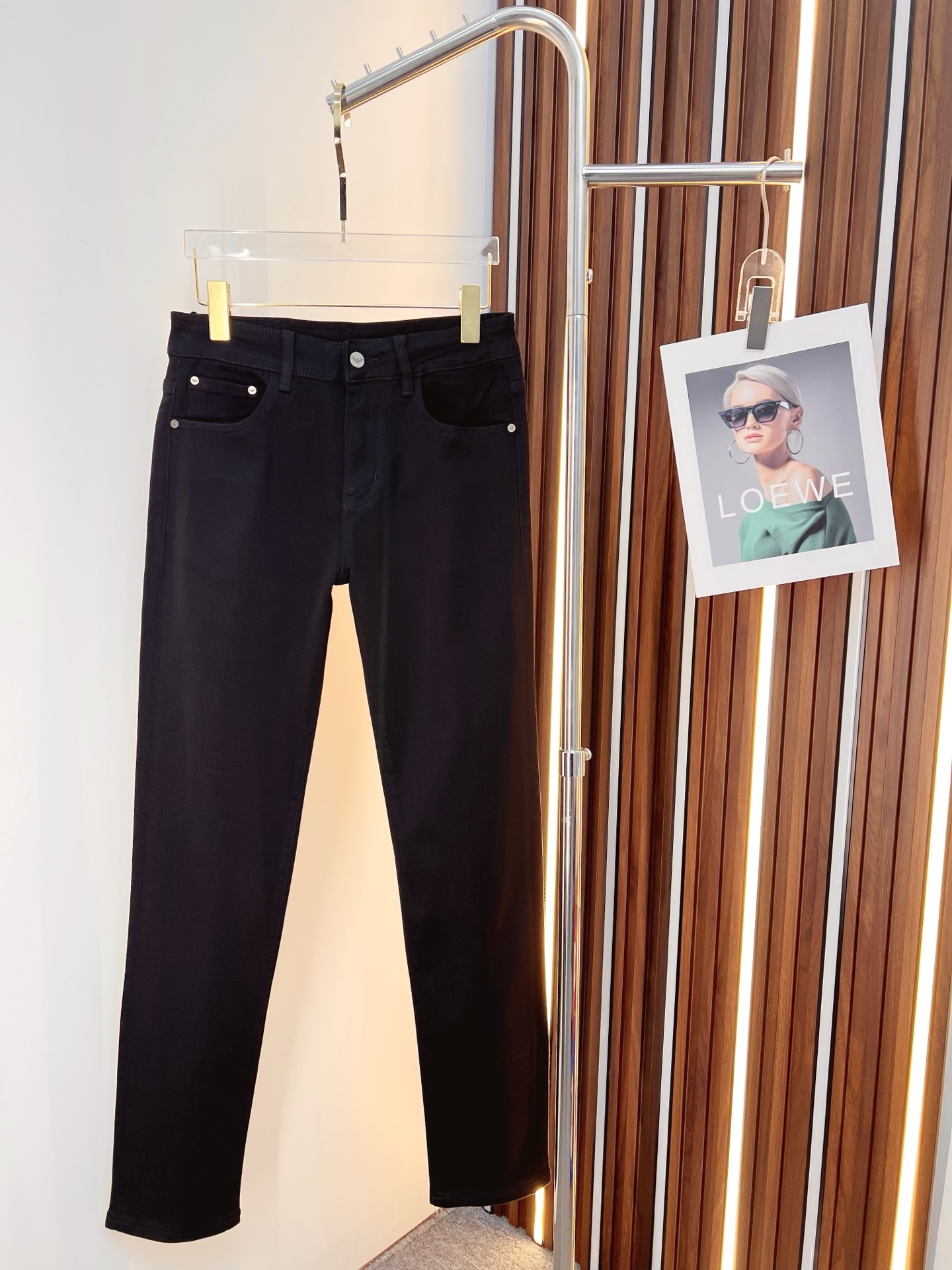 NO:528794,Armani Men's denim jeans, official album poster outfit!  Customer-supplied high-quality imported denim original color fabric, specially selected Japanese Okayama pure 13oz ounce denim fabric, heavy environmentally friendly plant enzyme washing process, the texture has a light retro color, which is quite beautiful, and is very suitable for the autumn and winter color matching. The fabric is soft and delicate after washing, but has a strong bones and a little elastic, providing an excellent comfort experience. There is no damage to any craft elements throughout the body, retaining the purest tannin color!  The whole body details are so perfect, exquisite and exquisite. The latest waist leather marks highlight the brand's characteristics, and hardware accessories, leather marks, and wiring all reflect craftsmanship!  The style is perfectly tailored, and the hip lifting effect is excellent. It can easily sweep any top matching in the wardrobe. It has extensive compatibility and is satisfied with various daily outfits. It has a lot of upper body styles and must-have trousers for quality control and 1V masturbation control!  Size 28-38 None 35 37, Armani,armani,jeans,alexander wang19860909Armani 阿玛尼 男士丹宁牛仔裤,官宣画册海报穿搭款！ 客供高级进口的丹宁原色面料,特选日本冈山纯正13oz 盎司牛仔布料,重磅环保植物酵素水洗工艺,肌理有着淡淡的复古色彩,相当漂亮,极符合秋冬的配色,面料经过水洗后柔软细腻,但筋骨感极强,且略带弹力,提供了绝佳的舒适体验,通身无任何工艺元素破坏,保留了最纯粹的丹宁本色！通身细节完美如斯,精湛且考究,最新的腰部皮标彰显了品牌特质,五金配件、皮标、走线无不体现出匠心工艺！版型剪裁完美,提臀修身效果绝佳,可轻松横扫衣橱任何的上装搭配,兼容性广泛,满足于日常各种穿搭,上身型款十足,于品质控及1V迷控者必入型裤装！ 尺码28-38 无35 37,,armani,armani,jeans,alexander wang,Men's clothing