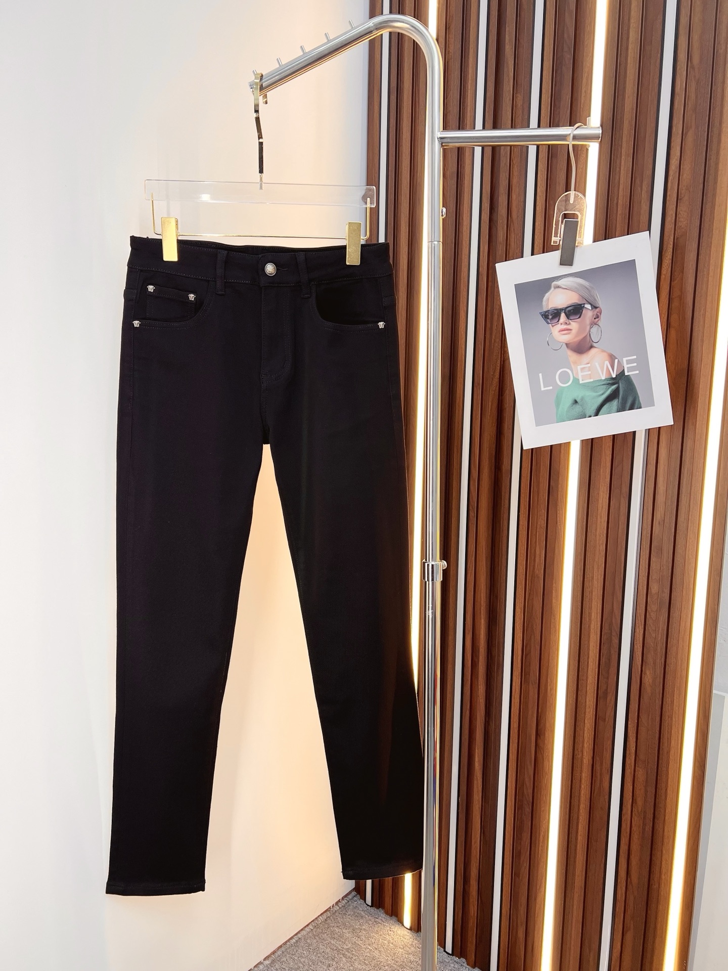 NO:599514,Versace men's denim jeans, official album and poster style!  High-grade imported denim raw color fabrics are supplied to customers, and the pure 13oz denim fabrics from Okayama, Japan are specially selected. Heavy-duty environmentally friendly plant enzyme washing process is used. The texture has a light retro color, which is quite beautiful and is very suitable for autumn and winter color matching. The fabric is soft and delicate after washing, but has strong bones and a slight stretch, providing an excellent comfortable experience. There is no damage from any technological elements throughout the body, retaining the purest tannin color!  The details throughout the body are perfect, exquisite and sophisticated. The latest leather label on the waist highlights the brand's characteristics. The hardware accessories, leather label and wiring all reflect the craftsmanship!  The silhouette is perfectly tailored and has excellent butt lift and slimming effect. It can be easily matched with any top in the wardrobe. It has wide compatibility and is suitable for various daily wear. The upper body is full of style. It is a must-have trousers for those who are obsessed with quality control and 1V!  Size 29-38 No 35 37,,versace,jeans,alexander wang19860909范思哲 男士丹宁牛仔裤,官宣画册海报穿搭款！ 客供高级进口的丹宁原色面料,特选日本冈山纯正13oz 盎司牛仔布料,重磅环保植物酵素水洗工艺,肌理有着淡淡的复古色彩,相当漂亮,极符合秋冬的配色,面料经过水洗后柔软细腻,但筋骨感极强,且略带弹力,提供了绝佳的舒适体验,通身无任何工艺元素破坏,保留了最纯粹的丹宁本色！通身细节完美如斯,精湛且考究,最新的腰部皮标彰显了品牌特质,五金配件、皮标、走线无不体现出匠心工艺！版型剪裁完美,提臀修身效果绝佳,可轻松横扫衣橱任何的上装搭配,兼容性广泛,满足于日常各种穿搭,上身型款十足,于品质控及1V迷控者必入型裤装！ 尺码29-38 无35 37,,versace,jeans,alexander wang,Men's clothing