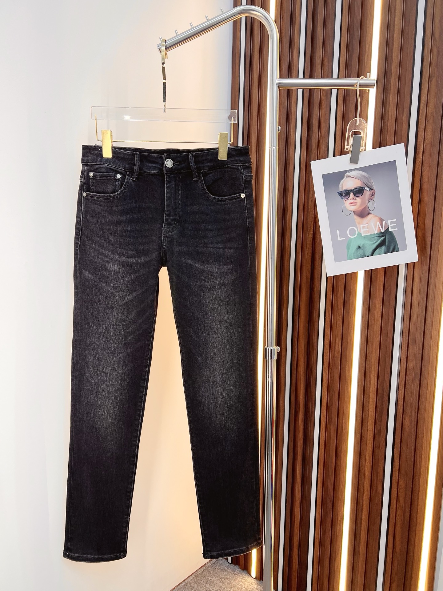 NO:599517,Armani Armani men's denim jeans, official album and poster wear style!  High-grade imported denim raw color fabrics are supplied to customers, and the pure 13oz denim fabrics from Okayama, Japan are specially selected. Heavy-duty environmentally friendly plant enzyme washing process is used. The texture has a light retro color, which is quite beautiful and is very suitable for autumn and winter color matching. The fabric is soft and delicate after washing, but has strong bones and a slight stretch, providing an excellent comfortable experience. There is no damage from any technological elements throughout the body, retaining the purest tannin color!  The details throughout the body are perfect, exquisite and sophisticated. The latest leather label on the waist highlights the brand's characteristics. The hardware accessories, leather label and wiring all reflect the craftsmanship!  The silhouette is perfectly tailored and has excellent butt lift and slimming effect. It can be easily matched with any top in the wardrobe. It has wide compatibility and is suitable for various daily wear. The upper body is full of style. It is a must-have trousers for those who are obsessed with quality control and 1V!  Size 29-38 No 35 37,,armani,armani,jeans,alexander wang19860909Armani 阿玛尼 男士丹宁牛仔裤,官宣画册海报穿搭款！ 客供高级进口的丹宁原色面料,特选日本冈山纯正13oz 盎司牛仔布料,重磅环保植物酵素水洗工艺,肌理有着淡淡的复古色彩,相当漂亮,极符合秋冬的配色,面料经过水洗后柔软细腻,但筋骨感极强,且略带弹力,提供了绝佳的舒适体验,通身无任何工艺元素破坏,保留了最纯粹的丹宁本色！通身细节完美如斯,精湛且考究,最新的腰部皮标彰显了品牌特质,五金配件、皮标、走线无不体现出匠心工艺！版型剪裁完美,提臀修身效果绝佳,可轻松横扫衣橱任何的上装搭配,兼容性广泛,满足于日常各种穿搭,上身型款十足,于品质控及1V迷控者必入型裤装！ 尺码29-38 无35 37,,armani,armani,jeans,alexander wang,Men's clothing