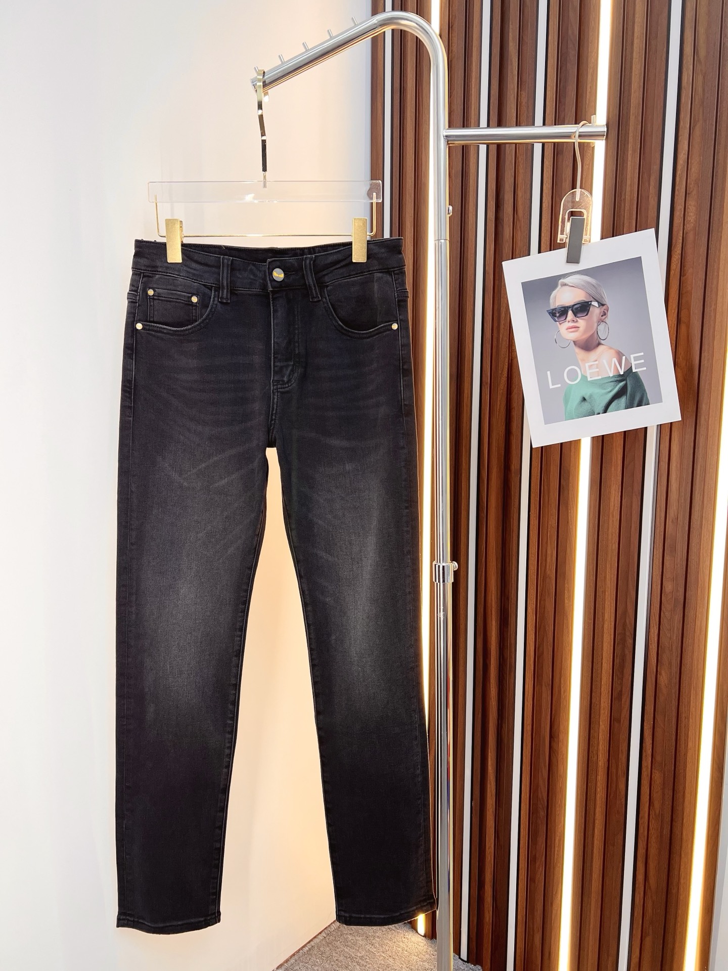 NO:599494,FENDI Fendi Men's Denim Jeans, Official Announcement Album and Poster Style!  High-grade imported denim raw color fabrics are supplied to customers, and the pure 13oz denim fabrics from Okayama, Japan are specially selected. Heavy-duty environmentally friendly plant enzyme washing process is used. The texture has a light retro color, which is quite beautiful and is very suitable for autumn and winter color matching. The fabric is soft and delicate after washing, but has strong bones and a slight stretch, providing an excellent comfortable experience. There is no damage from any technological elements throughout the body, retaining the purest tannin color!  The details throughout the body are perfect, exquisite and sophisticated. The latest leather label on the waist highlights the brand's characteristics. The hardware accessories, leather label and wiring all reflect the craftsmanship!  The silhouette is perfectly tailored and has excellent butt lift and slimming effect. It can be easily matched with any top in the wardrobe. It has wide compatibility and is suitable for various daily wear. The upper body is full of style. It is a must-have trousers for those who are obsessed with quality control and 1V!  Size 29-38 No 35 37,,fendi,fendi,jeans,alexander wang19860909FENDI 芬迪 男士丹宁牛仔裤,官宣画册海报穿搭款！ 客供高级进口的丹宁原色面料,特选日本冈山纯正13oz 盎司牛仔布料,重磅环保植物酵素水洗工艺,肌理有着淡淡的复古色彩,相当漂亮,极符合秋冬的配色,面料经过水洗后柔软细腻,但筋骨感极强,且略带弹力,提供了绝佳的舒适体验,通身无任何工艺元素破坏,保留了最纯粹的丹宁本色！通身细节完美如斯,精湛且考究,最新的腰部皮标彰显了品牌特质,五金配件、皮标、走线无不体现出匠心工艺！版型剪裁完美,提臀修身效果绝佳,可轻松横扫衣橱任何的上装搭配,兼容性广泛,满足于日常各种穿搭,上身型款十足,于品质控及1V迷控者必入型裤装！ 尺码29-38 无35 37,,fendi,fendi,jeans,alexander wang,Men's clothing
