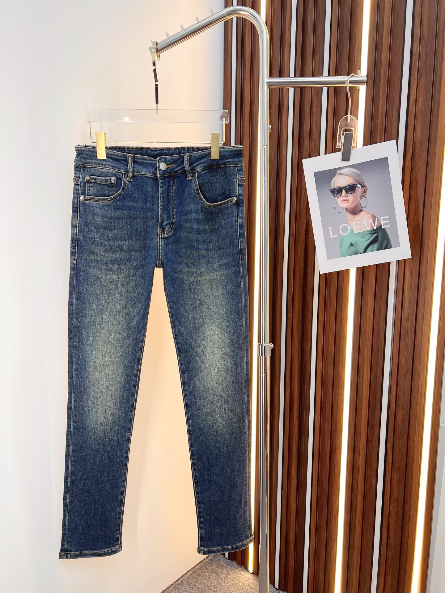 NO:599497,DG men's denim jeans, official album and poster outfit style!  High-grade imported denim raw color fabrics are supplied to customers, and the pure 13oz denim fabrics from Okayama, Japan are specially selected. Heavy-duty environmentally friendly plant enzyme washing process is used. The texture has a light retro color, which is quite beautiful and is very suitable for autumn and winter color matching. The fabric is soft and delicate after washing, but has strong bones and a slight stretch, providing an excellent comfortable experience. There is no damage from any technological elements throughout the body, retaining the purest tannin color!  The details throughout the body are perfect, exquisite and sophisticated. The latest leather label on the waist highlights the brand's characteristics. The hardware accessories, leather label and wiring all reflect the craftsmanship!  The silhouette is perfectly tailored and has excellent butt lift and slimming effect. It can be easily matched with any top in the wardrobe. It has wide compatibility and is suitable for various daily wear. The upper body is full of style. It is a must-have trousers for those who are obsessed with quality control and 1V!  Size 29-38 No 35 37,,jeans,alexander wang19860909DG 男士丹宁牛仔裤,官宣画册海报穿搭款！ 客供高级进口的丹宁原色面料,特选日本冈山纯正13oz 盎司牛仔布料,重磅环保植物酵素水洗工艺,肌理有着淡淡的复古色彩,相当漂亮,极符合秋冬的配色,面料经过水洗后柔软细腻,但筋骨感极强,且略带弹力,提供了绝佳的舒适体验,通身无任何工艺元素破坏,保留了最纯粹的丹宁本色！通身细节完美如斯,精湛且考究,最新的腰部皮标彰显了品牌特质,五金配件、皮标、走线无不体现出匠心工艺！版型剪裁完美,提臀修身效果绝佳,可轻松横扫衣橱任何的上装搭配,兼容性广泛,满足于日常各种穿搭,上身型款十足,于品质控及1V迷控者必入型裤装！ 尺码29-38 无35 37,,jeans,alexander wang,Men's clothing