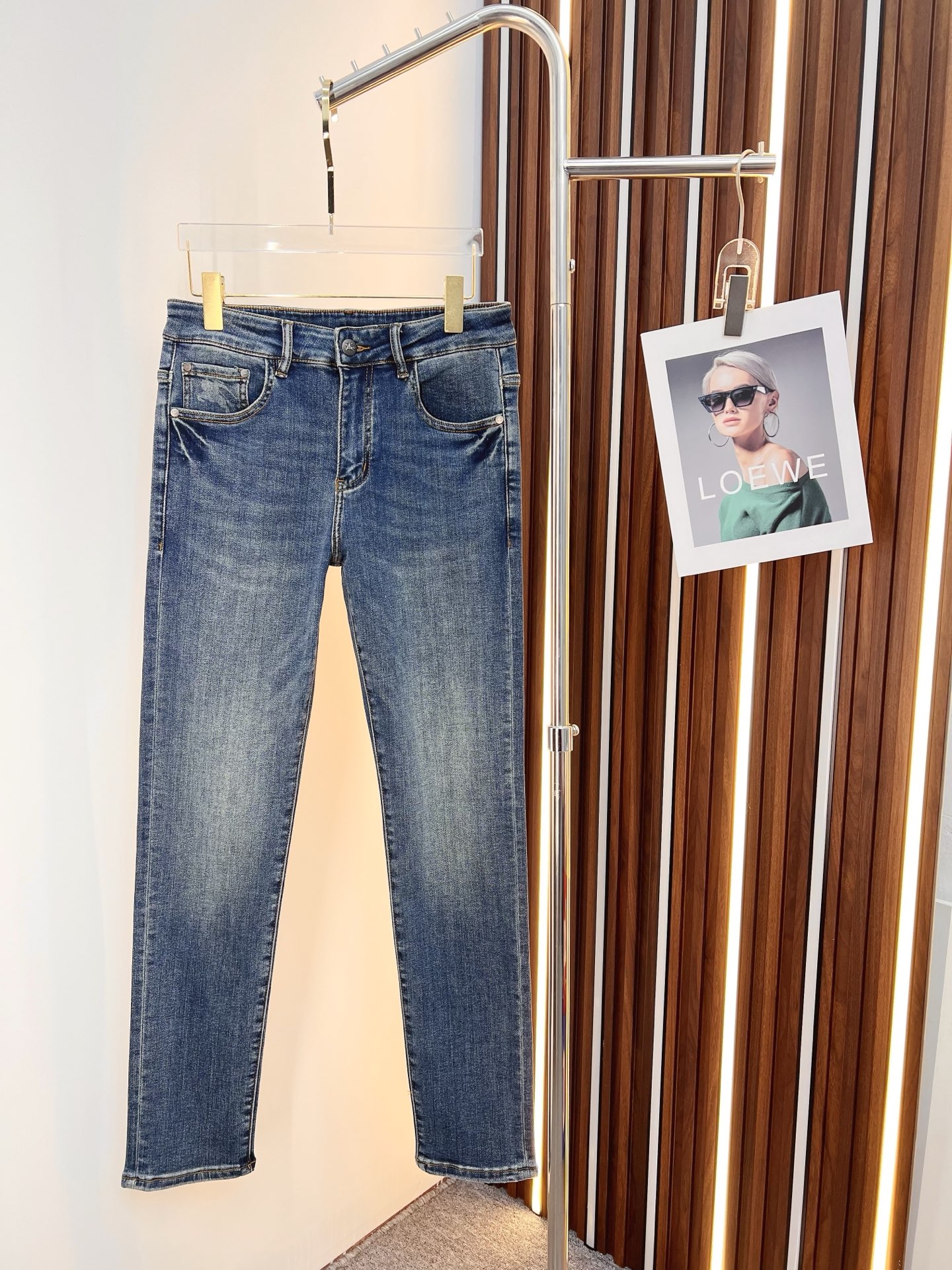 NO:599491,Burberry men's denim jeans, official album and poster outfit style!  High-grade imported denim raw color fabrics are supplied to customers, and the pure 13oz denim fabrics from Okayama, Japan are specially selected. Heavy-duty environmentally friendly plant enzyme washing process is used. The texture has a light retro color, which is quite beautiful and is very suitable for autumn and winter color matching. The fabric is soft and delicate after washing, but has strong bones and a slight stretch, providing an excellent comfortable experience. There is no damage from any technological elements throughout the body, retaining the purest tannin color!  The details throughout the body are perfect, exquisite and sophisticated. The latest leather label on the waist highlights the brand's characteristics. The hardware accessories, leather label and wiring all reflect the craftsmanship!  The silhouette is perfectly tailored and has excellent butt lift and slimming effect. It can be easily matched with any top in the wardrobe. It has wide compatibility and is suitable for various daily wear. The upper body is full of style. It is a must-have trousers for those who are obsessed with quality control and 1V!  Size 29-38 No 35 37,,burberry,burberry,jeans,alexander wang19860909Burberry 巴宝莉 男士丹宁牛仔裤,官宣画册海报穿搭款！ 客供高级进口的丹宁原色面料,特选日本冈山纯正13oz 盎司牛仔布料,重磅环保植物酵素水洗工艺,肌理有着淡淡的复古色彩,相当漂亮,极符合秋冬的配色,面料经过水洗后柔软细腻,但筋骨感极强,且略带弹力,提供了绝佳的舒适体验,通身无任何工艺元素破坏,保留了最纯粹的丹宁本色！通身细节完美如斯,精湛且考究,最新的腰部皮标彰显了品牌特质,五金配件、皮标、走线无不体现出匠心工艺！版型剪裁完美,提臀修身效果绝佳,可轻松横扫衣橱任何的上装搭配,兼容性广泛,满足于日常各种穿搭,上身型款十足,于品质控及1V迷控者必入型裤装！ 尺码29-38 无35 37,,burberry,burberry,jeans,alexander wang,Men's clothing