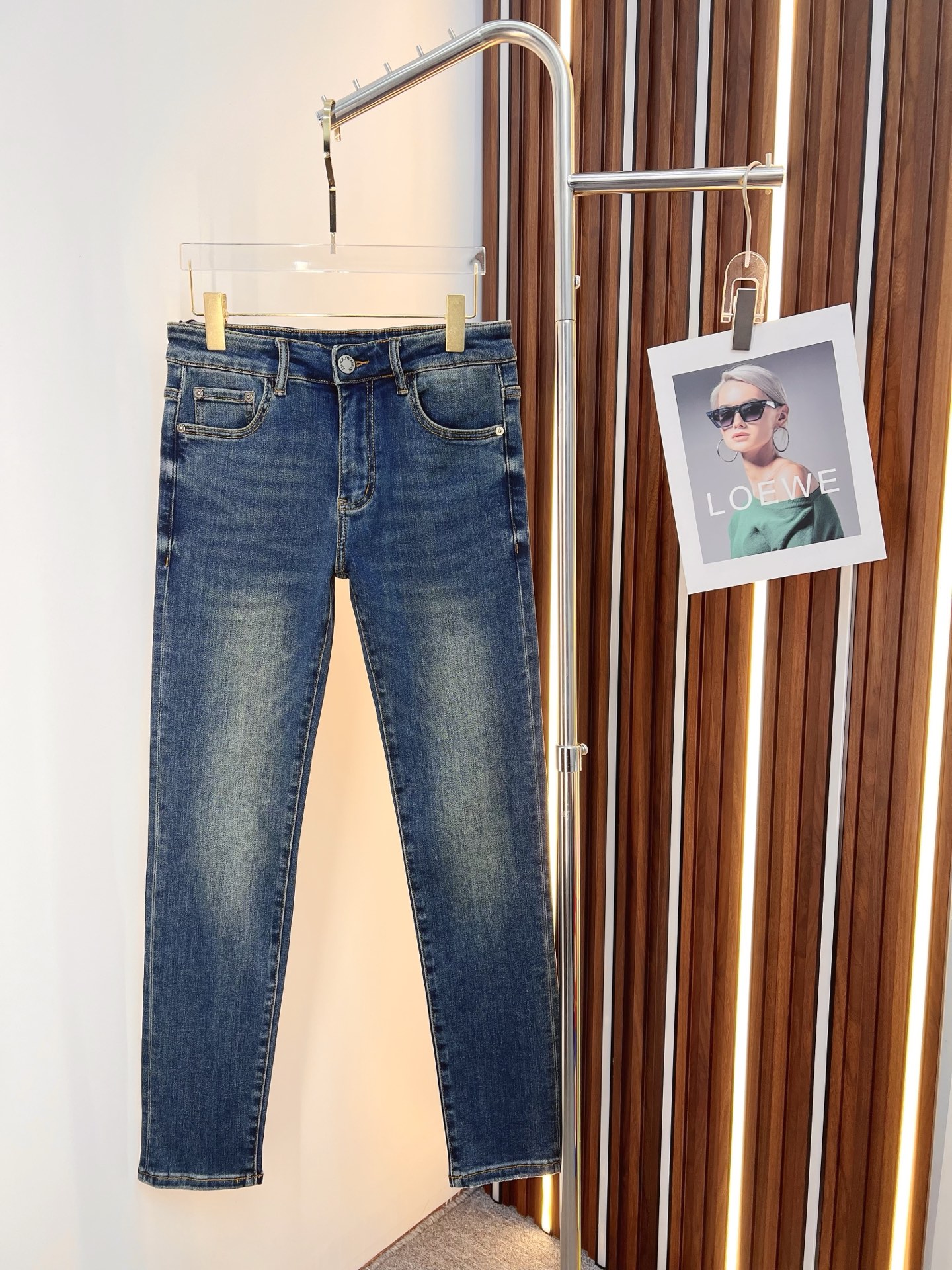 NO:599515,Armani Armani men's denim jeans, official album and poster wear style!  High-grade imported denim raw color fabrics are supplied to customers, and the pure 13oz denim fabrics from Okayama, Japan are specially selected. Heavy-duty environmentally friendly plant enzyme washing process is used. The texture has a light retro color, which is quite beautiful and is very suitable for autumn and winter color matching. The fabric is soft and delicate after washing, but has strong bones and a slight stretch, providing an excellent comfortable experience. There is no damage from any technological elements throughout the body, retaining the purest tannin color!  The details throughout the body are perfect, exquisite and sophisticated. The latest leather label on the waist highlights the brand's characteristics. The hardware accessories, leather label and wiring all reflect the craftsmanship!  The silhouette is perfectly tailored and has excellent butt lift and slimming effect. It can be easily matched with any top in the wardrobe. It has wide compatibility and is suitable for various daily wear. The upper body is full of style. It is a must-have trousers for those who are obsessed with quality control and 1V!  Size 29-38 No 35 37,,armani,armani,jeans,alexander wang19860909Armani 阿玛尼 男士丹宁牛仔裤,官宣画册海报穿搭款！ 客供高级进口的丹宁原色面料,特选日本冈山纯正13oz 盎司牛仔布料,重磅环保植物酵素水洗工艺,肌理有着淡淡的复古色彩,相当漂亮,极符合秋冬的配色,面料经过水洗后柔软细腻,但筋骨感极强,且略带弹力,提供了绝佳的舒适体验,通身无任何工艺元素破坏,保留了最纯粹的丹宁本色！通身细节完美如斯,精湛且考究,最新的腰部皮标彰显了品牌特质,五金配件、皮标、走线无不体现出匠心工艺！版型剪裁完美,提臀修身效果绝佳,可轻松横扫衣橱任何的上装搭配,兼容性广泛,满足于日常各种穿搭,上身型款十足,于品质控及1V迷控者必入型裤装！ 尺码29-38 无35 37,,armani,armani,jeans,alexander wang,Men's clothing