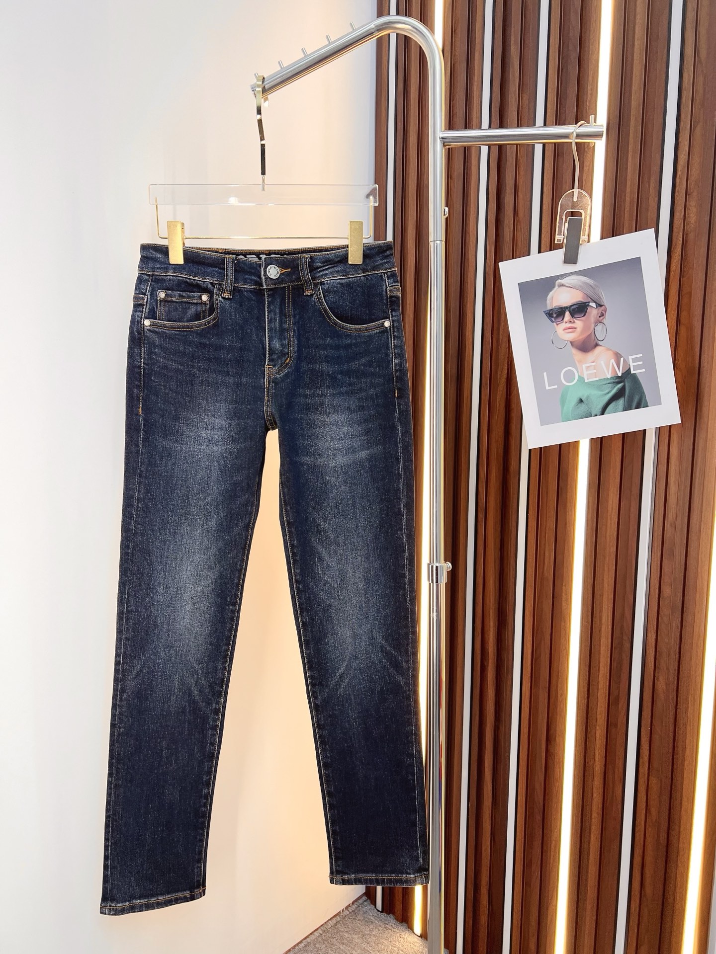 NO:599500,Armani Armani men's denim jeans, official album and poster wear style!  High-grade imported denim raw color fabrics are supplied to customers, and the pure 13oz denim fabrics from Okayama, Japan are specially selected. Heavy-duty environmentally friendly plant enzyme washing process is used. The texture has a light retro color, which is quite beautiful and is very suitable for autumn and winter color matching. The fabric is soft and delicate after washing, but has strong bones and a slight stretch, providing an excellent comfortable experience. There is no damage from any technological elements throughout the body, retaining the purest tannin color!  The details throughout the body are perfect, exquisite and sophisticated. The latest leather label on the waist highlights the brand's characteristics. The hardware accessories, leather label and wiring all reflect the craftsmanship!  The silhouette is perfectly tailored and has excellent butt lift and slimming effect. It can be easily matched with any top in the wardrobe. It has wide compatibility and is suitable for various daily wear. The upper body is full of style. It is a must-have trousers for those who are obsessed with quality control and 1V!  Size 29-38 No 35 37,,armani,armani,jeans,alexander wang19860909Armani 阿玛尼 男士丹宁牛仔裤,官宣画册海报穿搭款！ 客供高级进口的丹宁原色面料,特选日本冈山纯正13oz 盎司牛仔布料,重磅环保植物酵素水洗工艺,肌理有着淡淡的复古色彩,相当漂亮,极符合秋冬的配色,面料经过水洗后柔软细腻,但筋骨感极强,且略带弹力,提供了绝佳的舒适体验,通身无任何工艺元素破坏,保留了最纯粹的丹宁本色！通身细节完美如斯,精湛且考究,最新的腰部皮标彰显了品牌特质,五金配件、皮标、走线无不体现出匠心工艺！版型剪裁完美,提臀修身效果绝佳,可轻松横扫衣橱任何的上装搭配,兼容性广泛,满足于日常各种穿搭,上身型款十足,于品质控及1V迷控者必入型裤装！ 尺码29-38 无35 37,,armani,armani,jeans,alexander wang,Men's clothing
