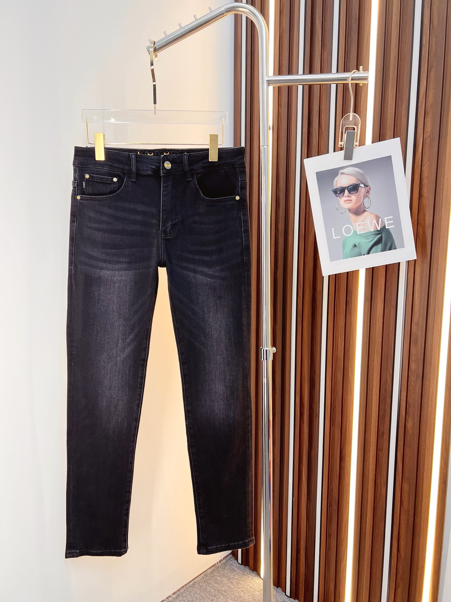 NO:599509,FENDI Fendi Men's Denim Jeans, Official Announcement Album and Poster Style!  High-grade imported denim raw color fabrics are supplied to customers, and the pure 13oz denim fabrics from Okayama, Japan are specially selected. Heavy-duty environmentally friendly plant enzyme washing process is used. The texture has a light retro color, which is quite beautiful and is very suitable for autumn and winter color matching. The fabric is soft and delicate after washing, but has strong bones and a slight stretch, providing an excellent comfortable experience. There is no damage from any technological elements throughout the body, retaining the purest tannin color!  The details throughout the body are perfect, exquisite and sophisticated. The latest leather label on the waist highlights the brand's characteristics. The hardware accessories, leather label and wiring all reflect the craftsmanship!  The silhouette is perfectly tailored and has excellent butt lift and slimming effect. It can be easily matched with any top in the wardrobe. It has wide compatibility and is suitable for various daily wear. The upper body is full of style. It is a must-have trousers for those who are obsessed with quality control and 1V!  Size 29-38 No 35 37,,fendi,fendi,jeans,alexander wang19860909FENDI 芬迪 男士丹宁牛仔裤,官宣画册海报穿搭款！ 客供高级进口的丹宁原色面料,特选日本冈山纯正13oz 盎司牛仔布料,重磅环保植物酵素水洗工艺,肌理有着淡淡的复古色彩,相当漂亮,极符合秋冬的配色,面料经过水洗后柔软细腻,但筋骨感极强,且略带弹力,提供了绝佳的舒适体验,通身无任何工艺元素破坏,保留了最纯粹的丹宁本色！通身细节完美如斯,精湛且考究,最新的腰部皮标彰显了品牌特质,五金配件、皮标、走线无不体现出匠心工艺！版型剪裁完美,提臀修身效果绝佳,可轻松横扫衣橱任何的上装搭配,兼容性广泛,满足于日常各种穿搭,上身型款十足,于品质控及1V迷控者必入型裤装！ 尺码29-38 无35 37,,fendi,fendi,jeans,alexander wang,Men's clothing