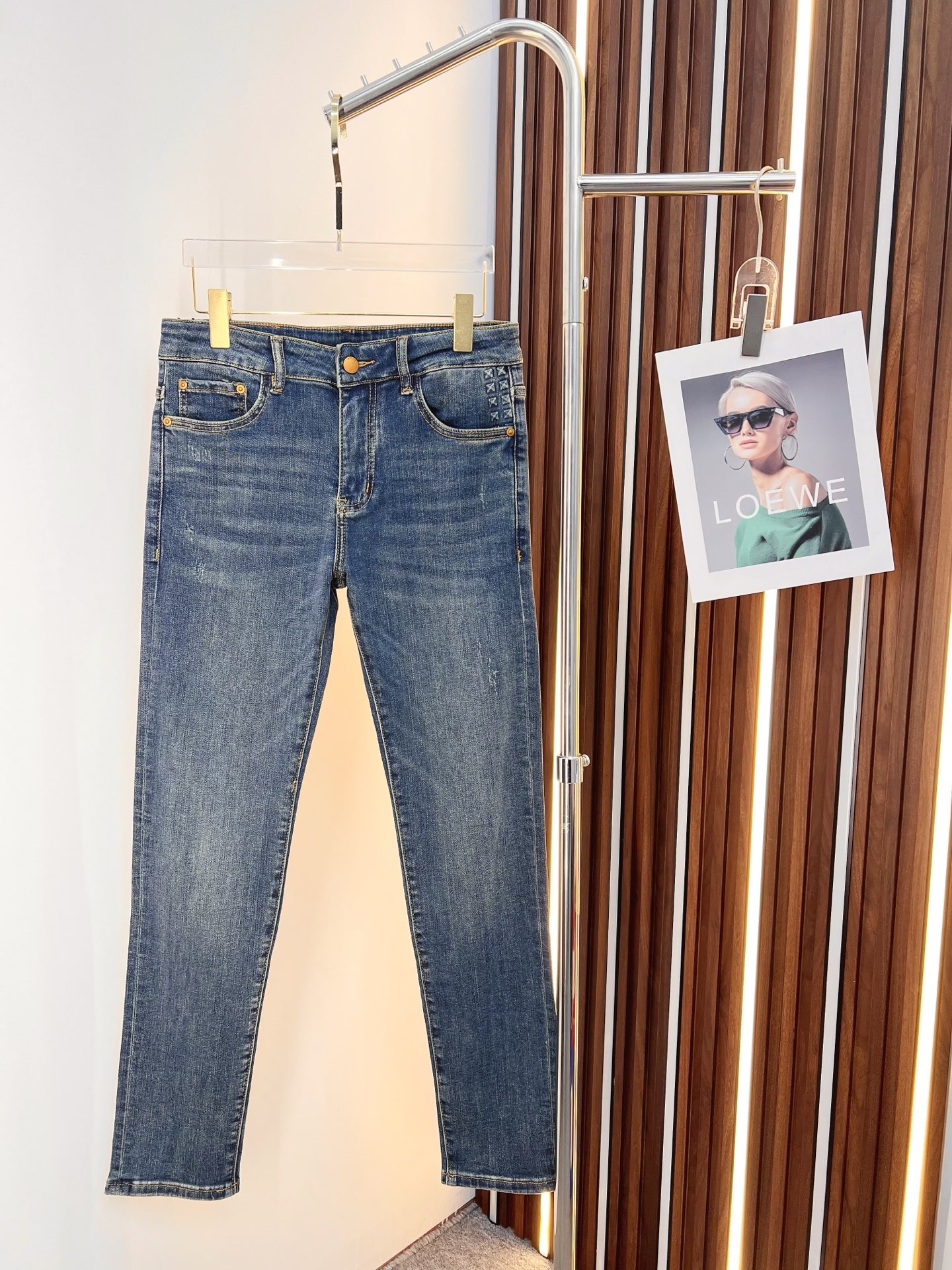 NO:599518,Valentino men's denim jeans, official album and poster style!  High-grade imported denim raw color fabrics are supplied to customers, and the pure 13oz denim fabrics from Okayama, Japan are specially selected. Heavy-duty environmentally friendly plant enzyme washing process is used. The texture has a light retro color, which is quite beautiful and is very suitable for autumn and winter color matching. The fabric is soft and delicate after washing, but has strong bones and a slight stretch, providing an excellent comfortable experience. There is no damage from any technological elements throughout the body, retaining the purest tannin color!  The details throughout the body are perfect, exquisite and sophisticated. The latest leather label on the waist highlights the brand's characteristics. The hardware accessories, leather label and wiring all reflect the craftsmanship!  The silhouette is perfectly tailored and has excellent butt lift and slimming effect. It can be easily matched with any top in the wardrobe. It has wide compatibility and is suitable for various daily wear. The upper body is full of style. It is a must-have trousers for those who are obsessed with quality control and 1V!  Size 29-38 No 35 37,,valentino,jeans,alexander wang19860909华伦天奴 男士丹宁牛仔裤,官宣画册海报穿搭款！ 客供高级进口的丹宁原色面料,特选日本冈山纯正13oz 盎司牛仔布料,重磅环保植物酵素水洗工艺,肌理有着淡淡的复古色彩,相当漂亮,极符合秋冬的配色,面料经过水洗后柔软细腻,但筋骨感极强,且略带弹力,提供了绝佳的舒适体验,通身无任何工艺元素破坏,保留了最纯粹的丹宁本色！通身细节完美如斯,精湛且考究,最新的腰部皮标彰显了品牌特质,五金配件、皮标、走线无不体现出匠心工艺！版型剪裁完美,提臀修身效果绝佳,可轻松横扫衣橱任何的上装搭配,兼容性广泛,满足于日常各种穿搭,上身型款十足,于品质控及1V迷控者必入型裤装！ 尺码29-38 无35 37,,valentino,jeans,alexander wang,Men's clothing