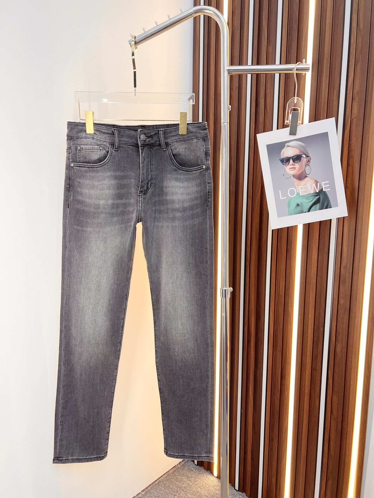 NO:599503,Versace men's denim jeans, official album and poster style!  High-grade imported denim raw color fabrics are supplied to customers, and the pure 13oz denim fabrics from Okayama, Japan are specially selected. Heavy-duty environmentally friendly plant enzyme washing process is used. The texture has a light retro color, which is quite beautiful and is very suitable for autumn and winter color matching. The fabric is soft and delicate after washing, but has strong bones and a slight stretch, providing an excellent comfortable experience. There is no damage from any technological elements throughout the body, retaining the purest tannin color!  The details throughout the body are perfect, exquisite and sophisticated. The latest leather label on the waist highlights the brand's characteristics. The hardware accessories, leather label and wiring all reflect the craftsmanship!  The silhouette is perfectly tailored and has excellent butt lift and slimming effect. It can be easily matched with any top in the wardrobe. It has wide compatibility and is suitable for various daily wear. The upper body is full of style. It is a must-have trousers for those who are obsessed with quality control and 1V!  Size 29-38 No 35 37,,versace,jeans,alexander wang19860909范思哲 男士丹宁牛仔裤,官宣画册海报穿搭款！ 客供高级进口的丹宁原色面料,特选日本冈山纯正13oz 盎司牛仔布料,重磅环保植物酵素水洗工艺,肌理有着淡淡的复古色彩,相当漂亮,极符合秋冬的配色,面料经过水洗后柔软细腻,但筋骨感极强,且略带弹力,提供了绝佳的舒适体验,通身无任何工艺元素破坏,保留了最纯粹的丹宁本色！通身细节完美如斯,精湛且考究,最新的腰部皮标彰显了品牌特质,五金配件、皮标、走线无不体现出匠心工艺！版型剪裁完美,提臀修身效果绝佳,可轻松横扫衣橱任何的上装搭配,兼容性广泛,满足于日常各种穿搭,上身型款十足,于品质控及1V迷控者必入型裤装！ 尺码29-38 无35 37,,versace,jeans,alexander wang,Men's clothing