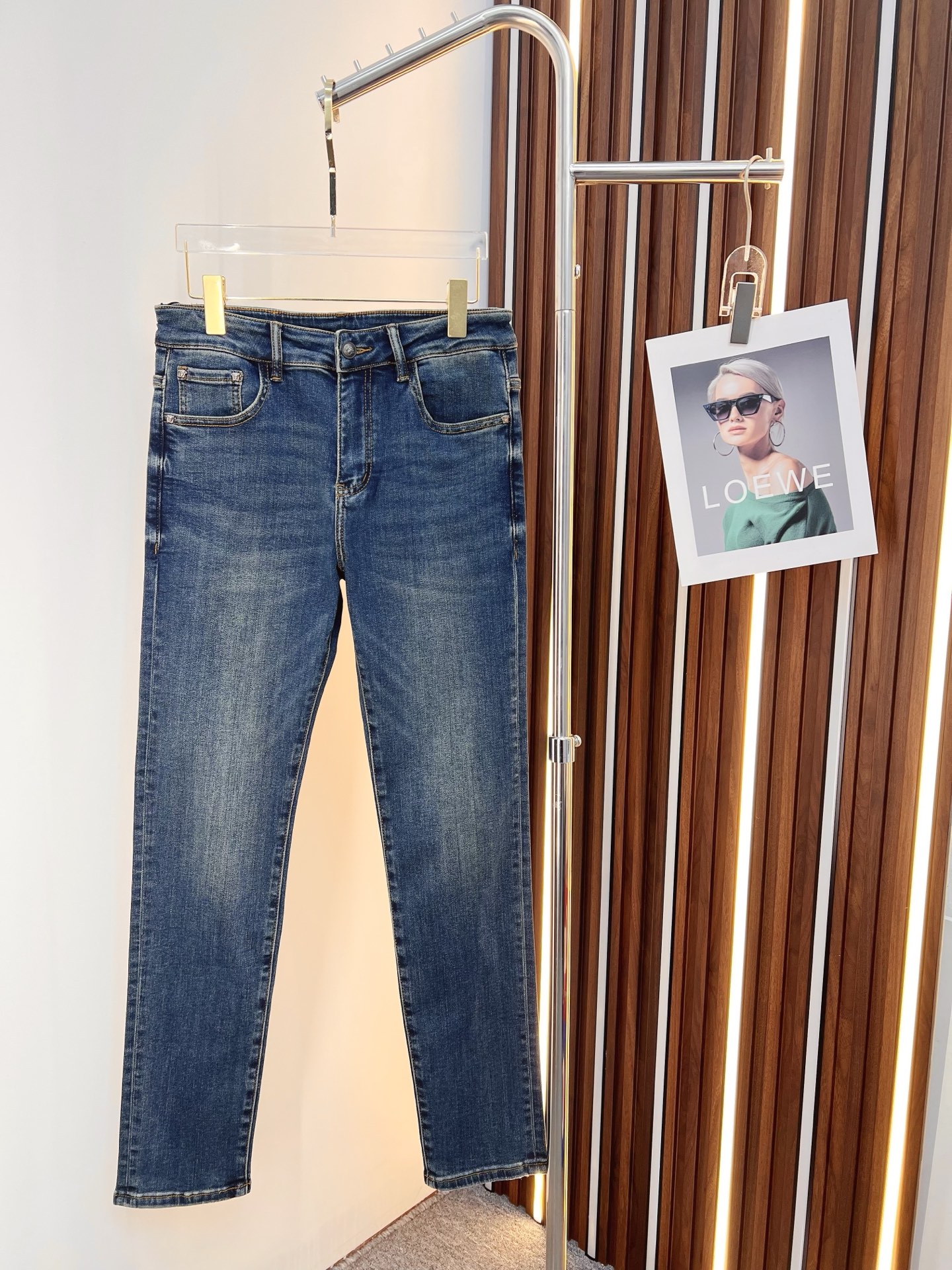 NO:599492,Versace men's denim jeans, official album and poster outfit style!  High-grade imported denim raw color fabrics are supplied to customers, and the pure 13oz denim fabrics from Okayama, Japan are specially selected. Heavy-duty environmentally friendly plant enzyme washing process is used. The texture has a light retro color, which is quite beautiful and is very suitable for autumn and winter color matching. The fabric is soft and delicate after washing, but has strong bones and a slight stretch, providing an excellent comfortable experience. There is no damage from any technological elements throughout the body, retaining the purest tannin color!  The details throughout the body are perfect, exquisite and sophisticated. The latest leather label on the waist highlights the brand's characteristics. The hardware accessories, leather label and wiring all reflect the craftsmanship!  The silhouette is perfectly tailored and has excellent butt lift and slimming effect. It can be easily matched with any top in the wardrobe. It has wide compatibility and is suitable for various daily wear. The upper body is full of style. It is a must-have trousers for those who are obsessed with quality control and 1V!  Size 29-38 No 35 37,,versace,jeans,alexander wang19860909范思哲 男士丹宁牛仔裤,官宣画册海报穿搭款！ 客供高级进口的丹宁原色面料,特选日本冈山纯正13oz 盎司牛仔布料,重磅环保植物酵素水洗工艺,肌理有着淡淡的复古色彩,相当漂亮,极符合秋冬的配色,面料经过水洗后柔软细腻,但筋骨感极强,且略带弹力,提供了绝佳的舒适体验,通身无任何工艺元素破坏,保留了最纯粹的丹宁本色！通身细节完美如斯,精湛且考究,最新的腰部皮标彰显了品牌特质,五金配件、皮标、走线无不体现出匠心工艺！版型剪裁完美,提臀修身效果绝佳,可轻松横扫衣橱任何的上装搭配,兼容性广泛,满足于日常各种穿搭,上身型款十足,于品质控及1V迷控者必入型裤装！ 尺码29-38 无35 37,,versace,jeans,alexander wang,Men's clothing