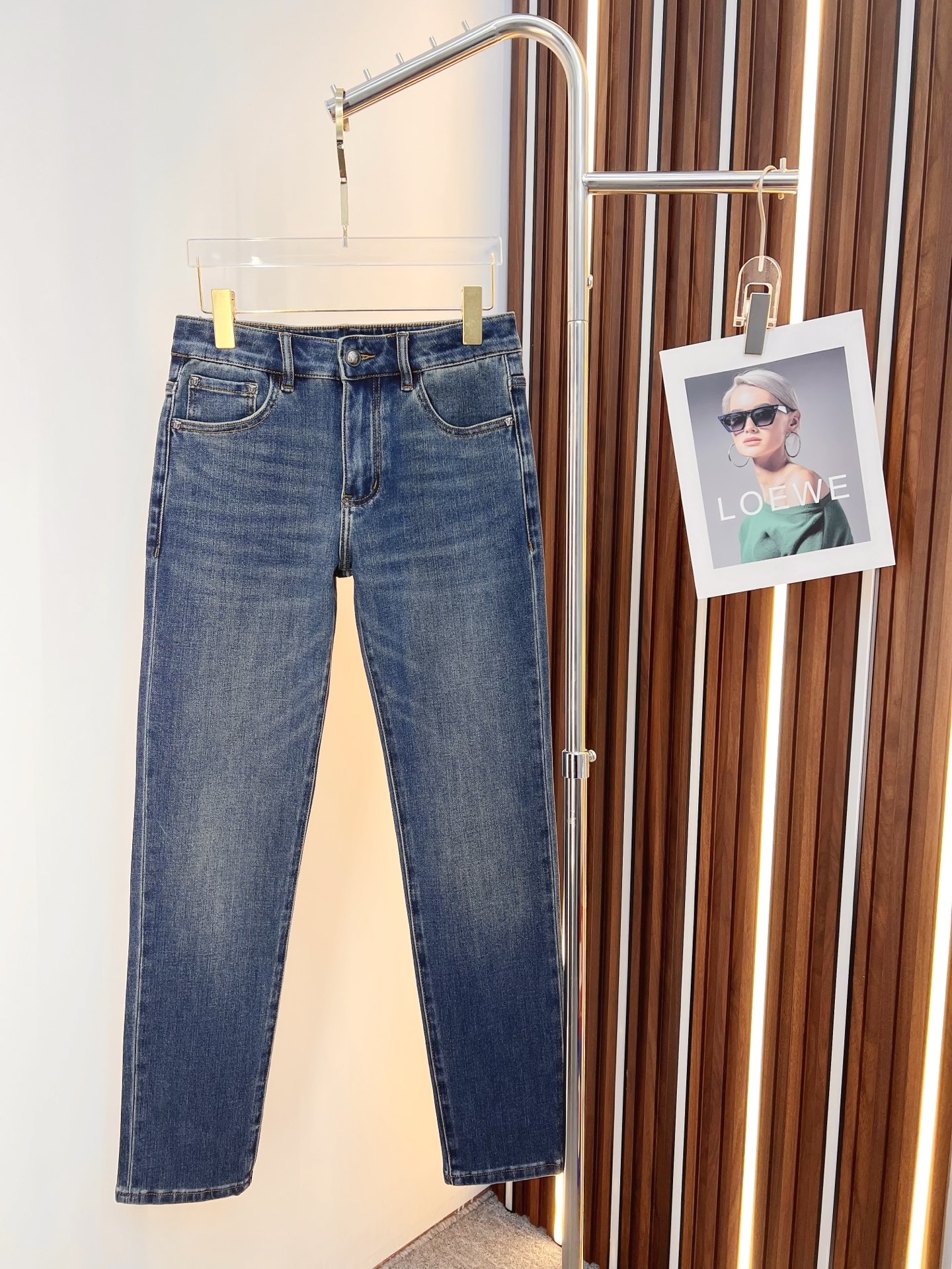 NO:599512,Versace men's denim jeans, official album and poster outfit style!  High-grade imported denim raw color fabrics are supplied to customers, and the pure 13oz denim fabrics from Okayama, Japan are specially selected. Heavy-duty environmentally friendly plant enzyme washing process is used. The texture has a light retro color, which is quite beautiful and is very suitable for autumn and winter color matching. The fabric is soft and delicate after washing, but has strong bones and a slight stretch, providing an excellent comfortable experience. There is no damage from any technological elements throughout the body, retaining the purest tannin color!  The details throughout the body are perfect, exquisite and sophisticated. The latest leather label on the waist highlights the brand's characteristics. The hardware accessories, leather label and wiring all reflect the craftsmanship!  The silhouette is perfectly tailored and has excellent butt lift and slimming effect. It can be easily matched with any top in the wardrobe. It has wide compatibility and is suitable for various daily wear. The upper body is full of style. It is a must-have trousers for those who are obsessed with quality control and 1V!  Size 29-38 No 35 37,,versace,jeans,alexander wang19860909范思哲 男士丹宁牛仔裤,官宣画册海报穿搭款！ 客供高级进口的丹宁原色面料,特选日本冈山纯正13oz 盎司牛仔布料,重磅环保植物酵素水洗工艺,肌理有着淡淡的复古色彩,相当漂亮,极符合秋冬的配色,面料经过水洗后柔软细腻,但筋骨感极强,且略带弹力,提供了绝佳的舒适体验,通身无任何工艺元素破坏,保留了最纯粹的丹宁本色！通身细节完美如斯,精湛且考究,最新的腰部皮标彰显了品牌特质,五金配件、皮标、走线无不体现出匠心工艺！版型剪裁完美,提臀修身效果绝佳,可轻松横扫衣橱任何的上装搭配,兼容性广泛,满足于日常各种穿搭,上身型款十足,于品质控及1V迷控者必入型裤装！ 尺码29-38 无35 37,,versace,jeans,alexander wang,Men's clothing