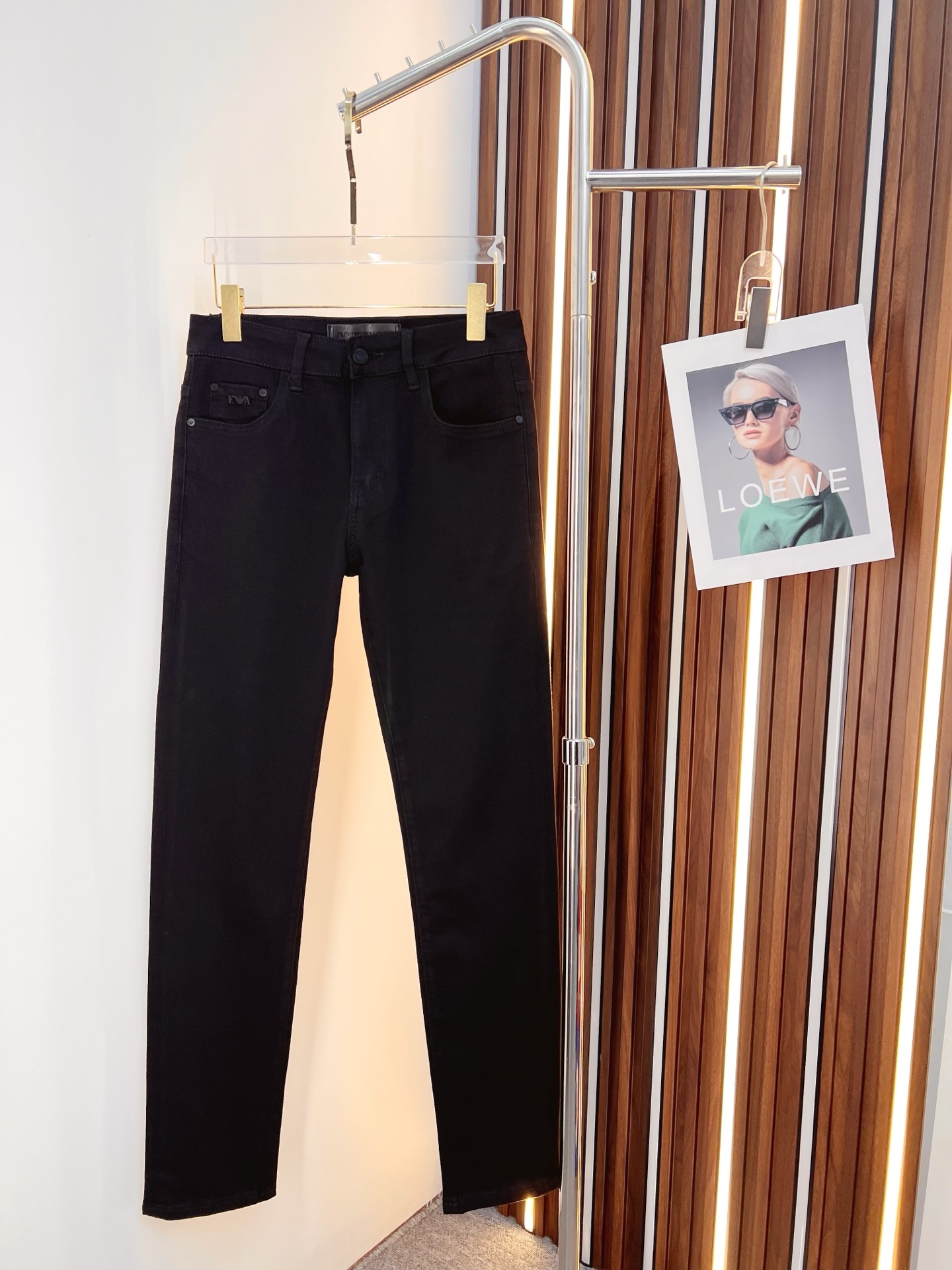 NO:599506,Armani Armani men's denim jeans, official album and poster wear style!  High-grade imported denim raw color fabrics are supplied to customers, and the pure 13oz denim fabrics from Okayama, Japan are specially selected. Heavy-duty environmentally friendly plant enzyme washing process is used. The texture has a light retro color, which is quite beautiful and is very suitable for autumn and winter color matching. The fabric is soft and delicate after washing, but has strong bones and a slight stretch, providing an excellent comfortable experience. There is no damage from any technological elements throughout the body, retaining the purest tannin color!  The details throughout the body are perfect, exquisite and sophisticated. The latest leather label on the waist highlights the brand's characteristics. The hardware accessories, leather label and wiring all reflect the craftsmanship!  The silhouette is perfectly tailored and has excellent butt lift and slimming effect. It can be easily matched with any top in the wardrobe. It has wide compatibility and is suitable for various daily wear. The upper body is full of style. It is a must-have trousers for those who are obsessed with quality control and 1V!  Size 29-38 No 35 37,,armani,armani,jeans,alexander wang19860909Armani 阿玛尼 男士丹宁牛仔裤,官宣画册海报穿搭款！ 客供高级进口的丹宁原色面料,特选日本冈山纯正13oz 盎司牛仔布料,重磅环保植物酵素水洗工艺,肌理有着淡淡的复古色彩,相当漂亮,极符合秋冬的配色,面料经过水洗后柔软细腻,但筋骨感极强,且略带弹力,提供了绝佳的舒适体验,通身无任何工艺元素破坏,保留了最纯粹的丹宁本色！通身细节完美如斯,精湛且考究,最新的腰部皮标彰显了品牌特质,五金配件、皮标、走线无不体现出匠心工艺！版型剪裁完美,提臀修身效果绝佳,可轻松横扫衣橱任何的上装搭配,兼容性广泛,满足于日常各种穿搭,上身型款十足,于品质控及1V迷控者必入型裤装！ 尺码29-38 无35 37,,armani,armani,jeans,alexander wang,Men's clothing