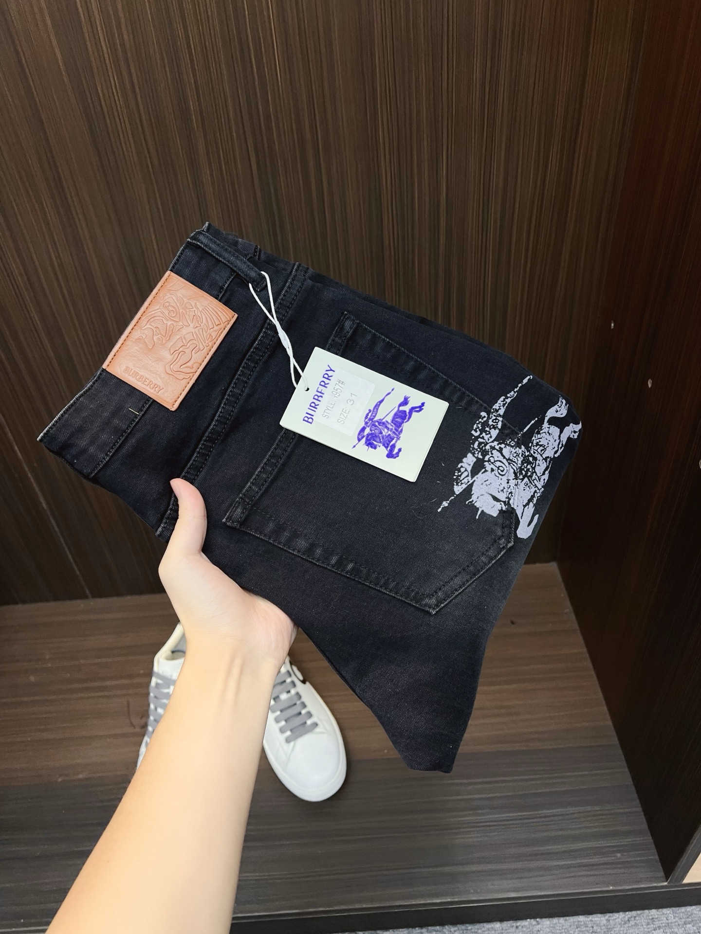 NO:530858,Burberry men's denim jeans, official album poster outfits!  Customer-supplied high-quality imported denim original color fabric, specially selected Japanese Okayama pure 13oz ounce denim fabric, heavy environmentally friendly plant enzyme washing process, the texture has a light retro color, which is quite beautiful, and is very suitable for the autumn and winter color matching. The fabric is soft and delicate after washing, but has a strong bones and a little elastic, providing an excellent comfort experience. There is no damage to any craft elements throughout the body, retaining the purest tannin color!  The whole body details are so perfect, exquisite and exquisite. The latest waist leather marks highlight the brand's characteristics, and hardware accessories, leather marks, and wiring all reflect craftsmanship!  The style is perfectly tailored, and the hip lifting effect is excellent. It can easily sweep any top matching in the wardrobe. It has extensive compatibility and is satisfied with various daily outfits. It has a lot of upper body styles and must-have trousers for quality control and 1V masturbation control!  Size 29-38 None 35 37, burberry,burberry,jeans,alexander wang19860909Burberry 巴宝莉 男士丹宁牛仔裤,官宣画册海报穿搭款！ 客供高级进口的丹宁原色面料,特选日本冈山纯正13oz 盎司牛仔布料,重磅环保植物酵素水洗工艺,肌理有着淡淡的复古色彩,相当漂亮,极符合秋冬的配色,面料经过水洗后柔软细腻,但筋骨感极强,且略带弹力,提供了绝佳的舒适体验,通身无任何工艺元素破坏,保留了最纯粹的丹宁本色！通身细节完美如斯,精湛且考究,最新的腰部皮标彰显了品牌特质,五金配件、皮标、走线无不体现出匠心工艺！版型剪裁完美,提臀修身效果绝佳,可轻松横扫衣橱任何的上装搭配,兼容性广泛,满足于日常各种穿搭,上身型款十足,于品质控及1V迷控者必入型裤装！ 尺码29-38 无35 37,,burberry,burberry,jeans,alexander wang,Men's clothing