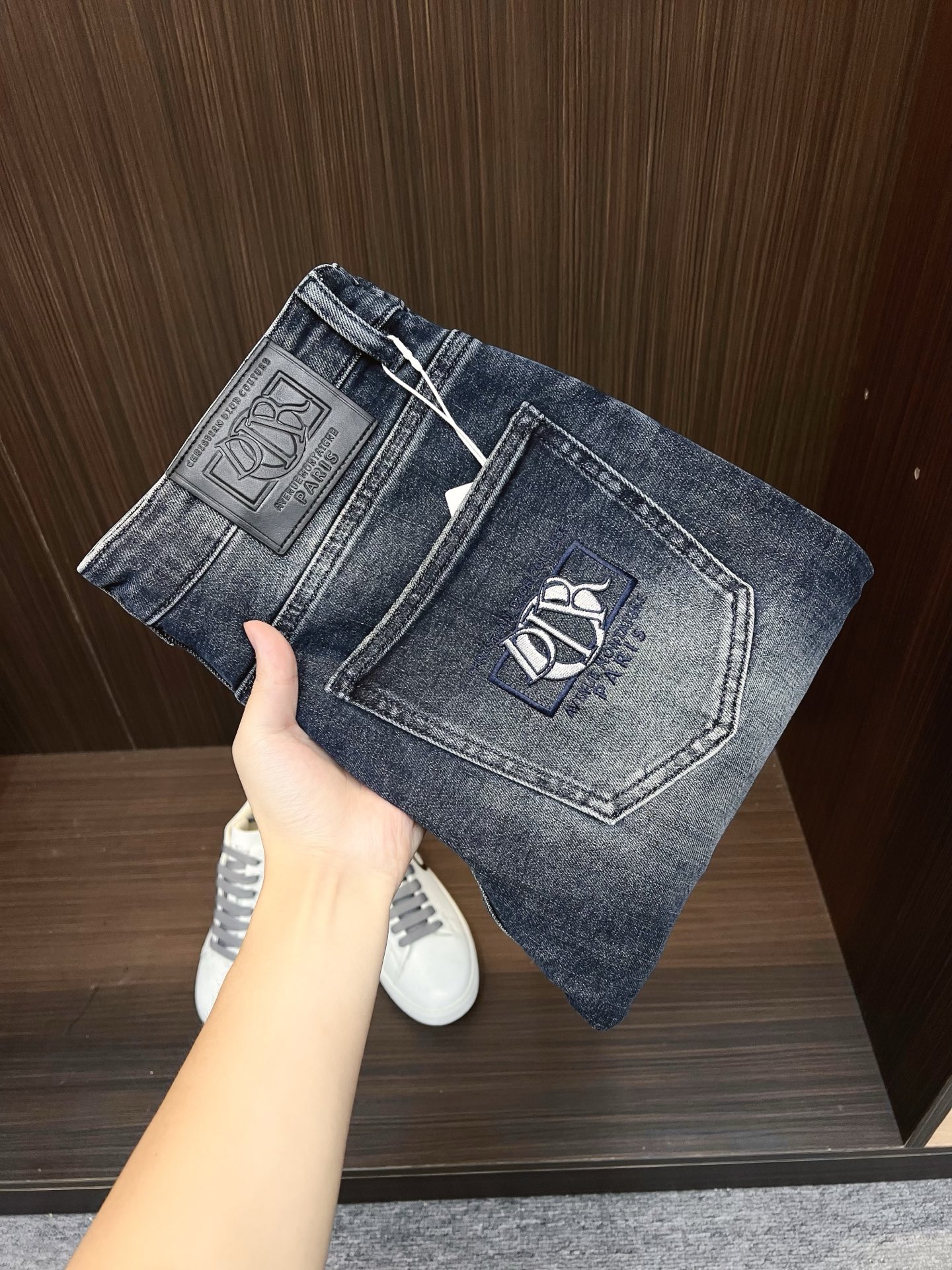 NO:530860,Dior men's denim jeans, official album poster outfit style!  Customer-supplied high-quality imported denim original color fabric, specially selected Japanese Okayama pure 13oz ounce denim fabric, heavy environmentally friendly plant enzyme washing process, the texture has a light retro color, which is quite beautiful, and is very suitable for the autumn and winter color matching. The fabric is soft and delicate after washing, but has a strong bones and a little elastic, providing an excellent comfort experience. There is no damage to any craft elements throughout the body, retaining the purest tannin color!  The whole body details are so perfect, exquisite and exquisite. The latest waist leather marks highlight the brand's characteristics, and hardware accessories, leather marks, and wiring all reflect craftsmanship!  The style is perfectly tailored, and the hip lifting effect is excellent. It can easily sweep any top matching in the wardrobe. It has extensive compatibility and is satisfied with various daily outfits. It has a lot of upper body styles and must-have trousers for quality control and 1V masturbation control!  Size 29-38 None 35 37,,dior,dior,jeans,alexander wang19860909Dior 迪奥 男士丹宁牛仔裤,官宣画册海报穿搭款！ 客供高级进口的丹宁原色面料,特选日本冈山纯正13oz 盎司牛仔布料,重磅环保植物酵素水洗工艺,肌理有着淡淡的复古色彩,相当漂亮,极符合秋冬的配色,面料经过水洗后柔软细腻,但筋骨感极强,且略带弹力,提供了绝佳的舒适体验,通身无任何工艺元素破坏,保留了最纯粹的丹宁本色！通身细节完美如斯,精湛且考究,最新的腰部皮标彰显了品牌特质,五金配件、皮标、走线无不体现出匠心工艺！版型剪裁完美,提臀修身效果绝佳,可轻松横扫衣橱任何的上装搭配,兼容性广泛,满足于日常各种穿搭,上身型款十足,于品质控及1V迷控者必入型裤装！ 尺码29-38 无35 37,,dior,dior,jeans,alexander wang,Men's clothing
