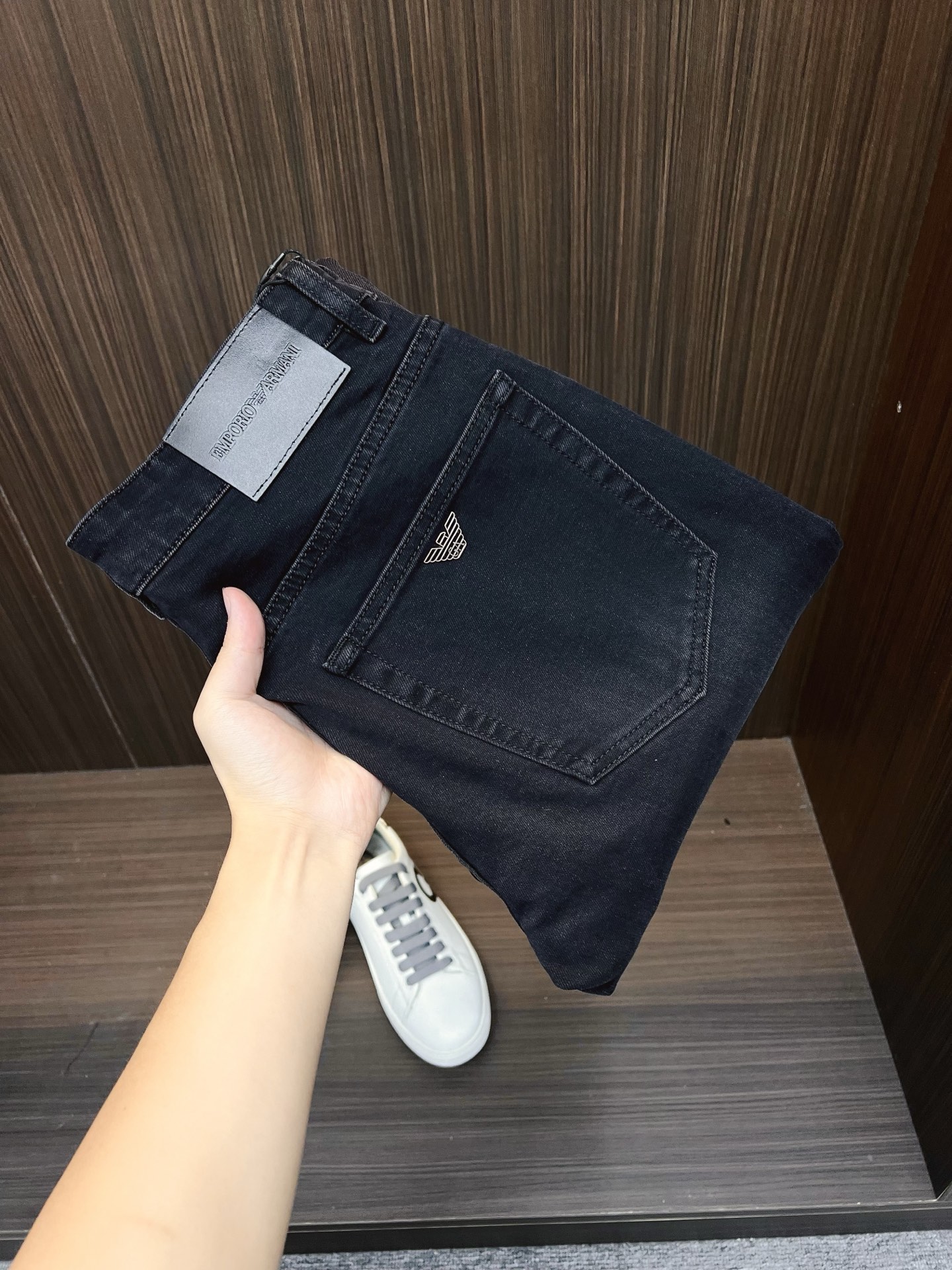 NO:530862,Armani Men's denim jeans, official album poster outfit!  Customer-supplied high-quality imported denim original color fabric, specially selected Japanese Okayama pure 13oz ounce denim fabric, heavy environmentally friendly plant enzyme washing process, the texture has a light retro color, which is quite beautiful, and is very suitable for the autumn and winter color matching. The fabric is soft and delicate after washing, but has a strong bones and a little elastic, providing an excellent comfort experience. There is no damage to any craft elements throughout the body, retaining the purest tannin color!  The whole body details are so perfect, exquisite and exquisite. The latest waist leather marks highlight the brand's characteristics, and hardware accessories, leather marks, and wiring all reflect craftsmanship!  The style is perfectly tailored, and the hip lifting effect is excellent. It can easily sweep any top matching in the wardrobe. It has extensive compatibility and is satisfied with various daily outfits. It has a lot of upper body styles and must-have trousers for quality control and 1V masturbation control!  Size 29-38 None 35 37, Armani,armani,jeans,alexander wang19860909Armani 阿玛尼 男士丹宁牛仔裤,官宣画册海报穿搭款！ 客供高级进口的丹宁原色面料,特选日本冈山纯正13oz 盎司牛仔布料,重磅环保植物酵素水洗工艺,肌理有着淡淡的复古色彩,相当漂亮,极符合秋冬的配色,面料经过水洗后柔软细腻,但筋骨感极强,且略带弹力,提供了绝佳的舒适体验,通身无任何工艺元素破坏,保留了最纯粹的丹宁本色！通身细节完美如斯,精湛且考究,最新的腰部皮标彰显了品牌特质,五金配件、皮标、走线无不体现出匠心工艺！版型剪裁完美,提臀修身效果绝佳,可轻松横扫衣橱任何的上装搭配,兼容性广泛,满足于日常各种穿搭,上身型款十足,于品质控及1V迷控者必入型裤装！ 尺码29-38 无35 37,,armani,armani,jeans,alexander wang,Men's clothing