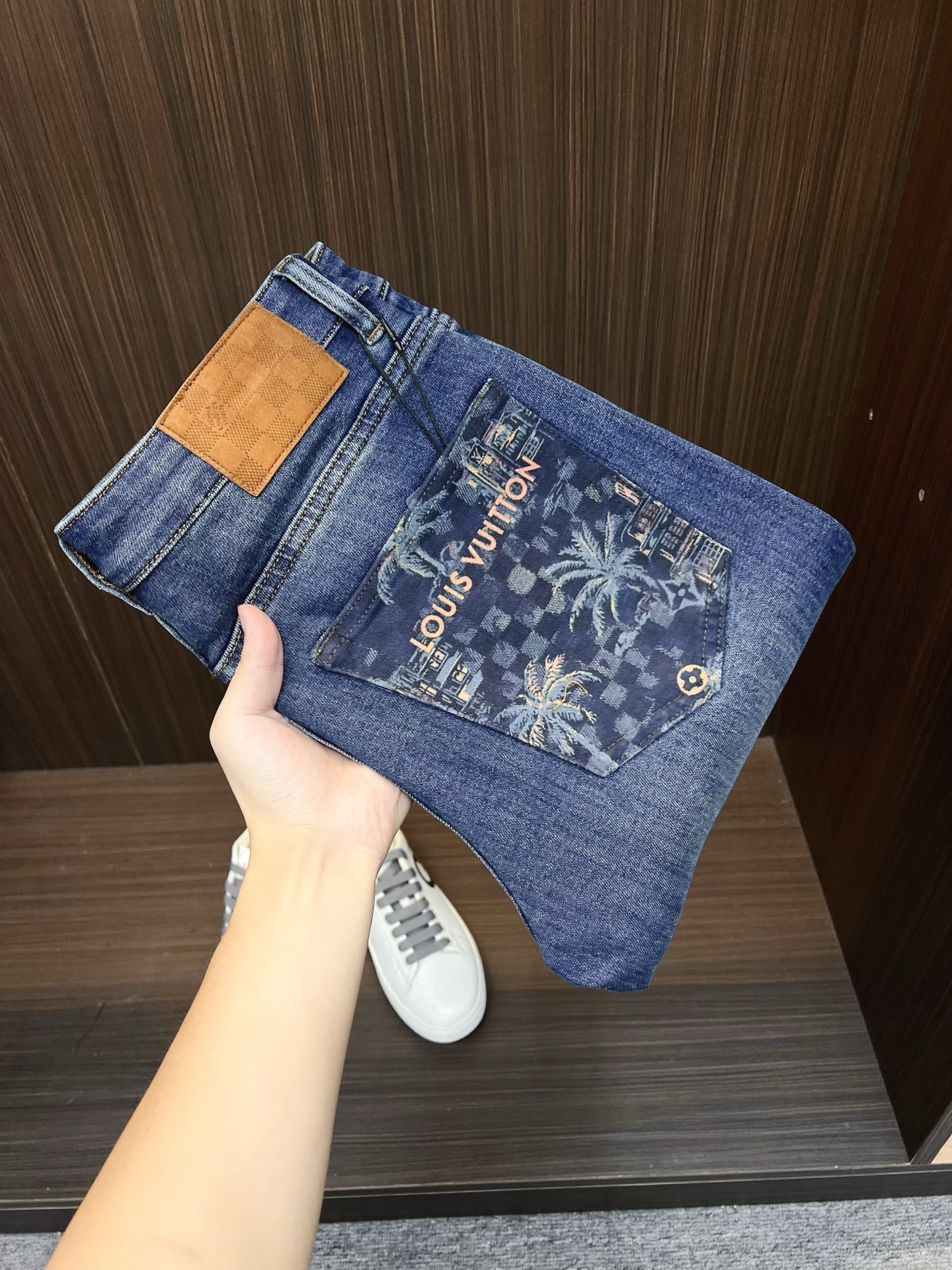 NO:530845,LV men's denim jeans, official album poster outfit style!  Customer-supplied high-quality imported denim original color fabric, specially selected Japanese Okayama pure 13oz ounce denim fabric, heavy environmentally friendly plant enzyme washing process, the texture has a light retro color, which is quite beautiful, and is very suitable for the autumn and winter color matching. The fabric is soft and delicate after washing, but has a strong bones and a little elastic, providing an excellent comfort experience. There is no damage to any craft elements throughout the body, retaining the purest tannin color!  The whole body details are so perfect, exquisite and exquisite. The latest waist leather marks highlight the brand's characteristics, and hardware accessories, leather marks, and wiring all reflect craftsmanship!  The style is perfectly tailored, and the hip lifting effect is excellent. It can easily sweep any top matching in the wardrobe. It has extensive compatibility and is satisfied with various daily outfits. It has a lot of upper body styles and must-have trousers for quality control and 1V masturbation control!  Size 29-38 None 35 37,,louis vuitton,jeans,alexander wang19860909LV 男士丹宁牛仔裤,官宣画册海报穿搭款！ 客供高级进口的丹宁原色面料,特选日本冈山纯正13oz 盎司牛仔布料,重磅环保植物酵素水洗工艺,肌理有着淡淡的复古色彩,相当漂亮,极符合秋冬的配色,面料经过水洗后柔软细腻,但筋骨感极强,且略带弹力,提供了绝佳的舒适体验,通身无任何工艺元素破坏,保留了最纯粹的丹宁本色！通身细节完美如斯,精湛且考究,最新的腰部皮标彰显了品牌特质,五金配件、皮标、走线无不体现出匠心工艺！版型剪裁完美,提臀修身效果绝佳,可轻松横扫衣橱任何的上装搭配,兼容性广泛,满足于日常各种穿搭,上身型款十足,于品质控及1V迷控者必入型裤装！ 尺码29-38 无35 37,,louis vuitton,jeans,alexander wang,Men's clothing