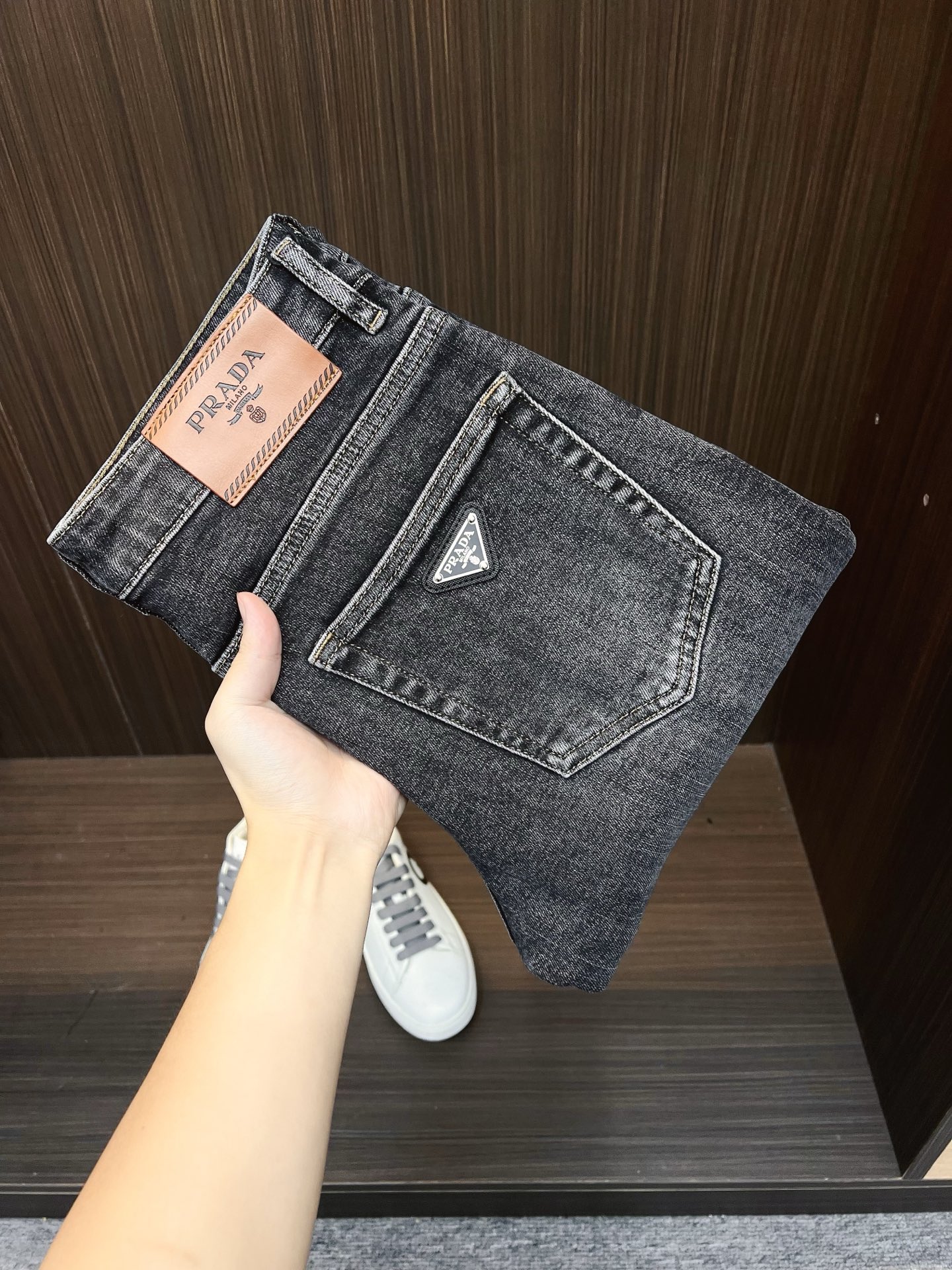 NO:530847,PRADA men's denim jeans, official album poster outfit style!  Customer-supplied high-quality imported denim original color fabric, specially selected Japanese Okayama pure 13oz ounce denim fabric, heavy environmentally friendly plant enzyme washing process, the texture has a light retro color, which is quite beautiful, and is very suitable for the autumn and winter color matching. The fabric is soft and delicate after washing, but has a strong bones and a little elastic, providing an excellent comfort experience. There is no damage to any craft elements throughout the body, retaining the purest tannin color!  The whole body details are so perfect, exquisite and exquisite. The latest waist leather marks highlight the brand's characteristics, and hardware accessories, leather marks, and wiring all reflect craftsmanship!  The style is perfectly tailored, and the hip lifting effect is excellent. It can easily sweep any top matching in the wardrobe. It has extensive compatibility and is satisfied with various daily outfits. It has a lot of upper body styles and must-have trousers for quality control and 1V masturbation control!  Size 29-38 None 35 37,,prada,prada,jeans,alexander wang19860909PRADA 普拉达 男士丹宁牛仔裤,官宣画册海报穿搭款！ 客供高级进口的丹宁原色面料,特选日本冈山纯正13oz 盎司牛仔布料,重磅环保植物酵素水洗工艺,肌理有着淡淡的复古色彩,相当漂亮,极符合秋冬的配色,面料经过水洗后柔软细腻,但筋骨感极强,且略带弹力,提供了绝佳的舒适体验,通身无任何工艺元素破坏,保留了最纯粹的丹宁本色！通身细节完美如斯,精湛且考究,最新的腰部皮标彰显了品牌特质,五金配件、皮标、走线无不体现出匠心工艺！版型剪裁完美,提臀修身效果绝佳,可轻松横扫衣橱任何的上装搭配,兼容性广泛,满足于日常各种穿搭,上身型款十足,于品质控及1V迷控者必入型裤装！ 尺码29-38 无35 37,,prada,prada,jeans,alexander wang,Men's clothing