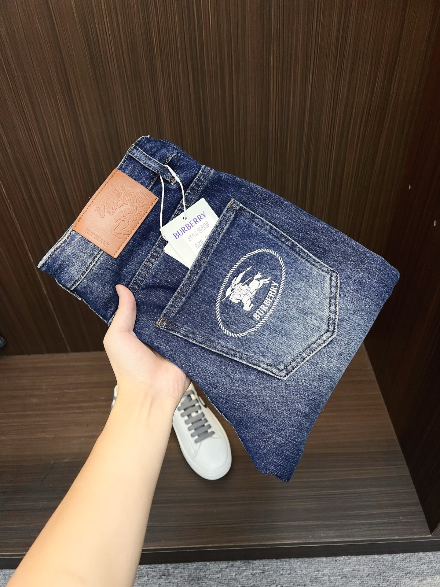 NO:530849,Burberry men's denim jeans, official album poster outfits!  Customer-supplied high-quality imported denim original color fabric, specially selected Japanese Okayama pure 13oz ounce denim fabric, heavy environmentally friendly plant enzyme washing process, the texture has a light retro color, which is quite beautiful, and is very suitable for the autumn and winter color matching. The fabric is soft and delicate after washing, but has a strong bones and a little elastic, providing an excellent comfort experience. There is no damage to any craft elements throughout the body, retaining the purest tannin color!  The whole body details are so perfect, exquisite and exquisite. The latest waist leather marks highlight the brand's characteristics, and hardware accessories, leather marks, and wiring all reflect craftsmanship!  The style is perfectly tailored, and the hip lifting effect is excellent. It can easily sweep any top matching in the wardrobe. It has extensive compatibility and is satisfied with various daily outfits. It has a lot of upper body styles and must-have trousers for quality control and 1V masturbation control!  Size 29-38 None 35 37, burberry,burberry,jeans,alexander wang19860909Burberry 巴宝莉 男士丹宁牛仔裤,官宣画册海报穿搭款！ 客供高级进口的丹宁原色面料,特选日本冈山纯正13oz 盎司牛仔布料,重磅环保植物酵素水洗工艺,肌理有着淡淡的复古色彩,相当漂亮,极符合秋冬的配色,面料经过水洗后柔软细腻,但筋骨感极强,且略带弹力,提供了绝佳的舒适体验,通身无任何工艺元素破坏,保留了最纯粹的丹宁本色！通身细节完美如斯,精湛且考究,最新的腰部皮标彰显了品牌特质,五金配件、皮标、走线无不体现出匠心工艺！版型剪裁完美,提臀修身效果绝佳,可轻松横扫衣橱任何的上装搭配,兼容性广泛,满足于日常各种穿搭,上身型款十足,于品质控及1V迷控者必入型裤装！ 尺码29-38 无35 37,,burberry,burberry,jeans,alexander wang,Men's clothing