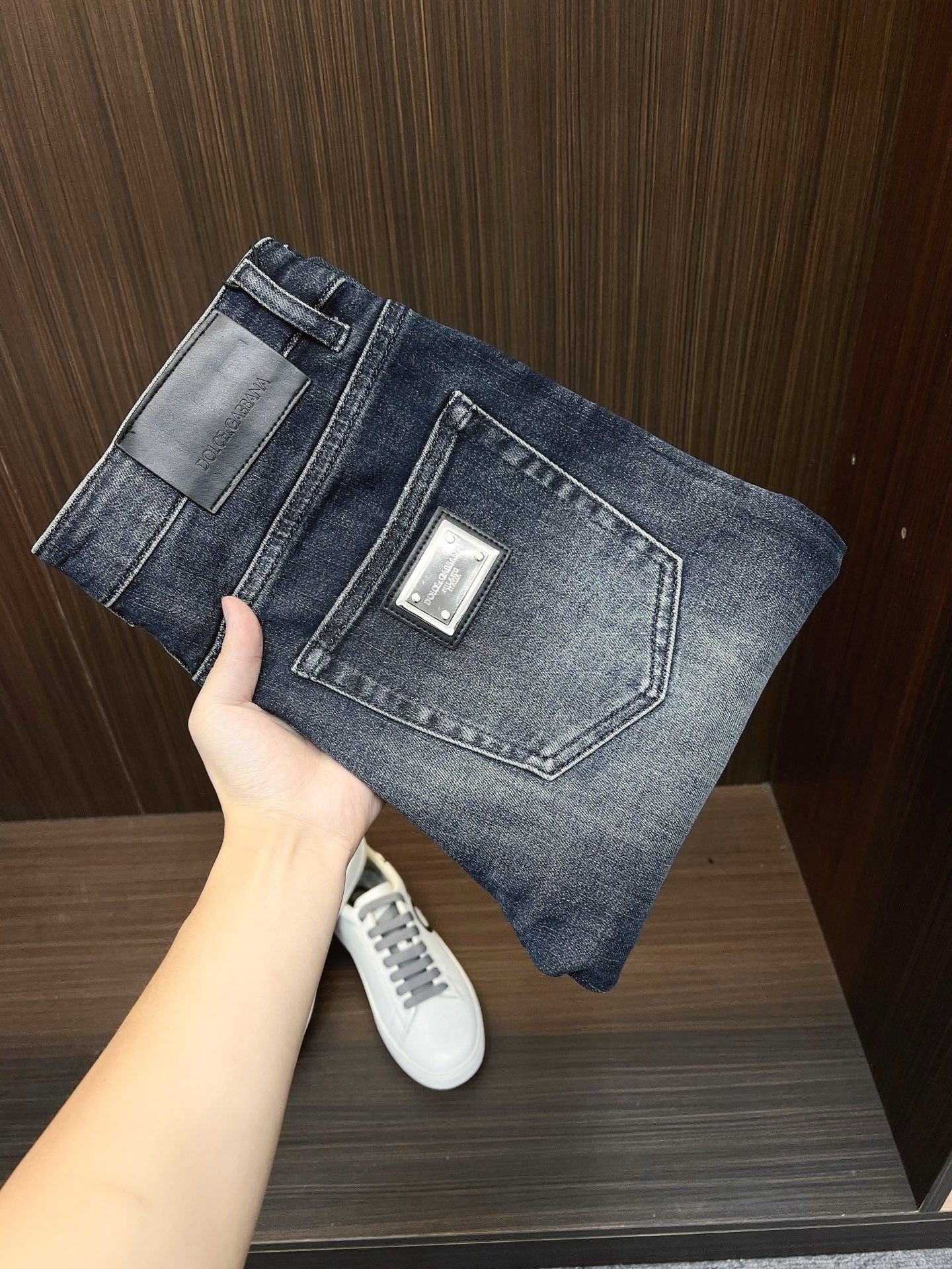 NO:530851,DG men's denim jeans, official album poster outfit style!  Customer-supplied high-quality imported denim original color fabric, specially selected Japanese Okayama pure 13oz ounce denim fabric, heavy environmentally friendly plant enzyme washing process, the texture has a light retro color, which is quite beautiful, and is very suitable for the autumn and winter color matching. The fabric is soft and delicate after washing, but has a strong bones and a little elastic, providing an excellent comfort experience. There is no damage to any craft elements throughout the body, retaining the purest tannin color!  The whole body details are so perfect, exquisite and exquisite. The latest waist leather marks highlight the brand's characteristics, and hardware accessories, leather marks, and wiring all reflect craftsmanship!  The style is perfectly tailored, and the hip lifting effect is excellent. It can easily sweep any top matching in the wardrobe. It has extensive compatibility and is satisfied with various daily outfits. It has a lot of upper body styles and must-have trousers for quality control and 1V masturbation control!  Size 29-38 None 35 37,,jeans,alexander wang19860909DG 男士丹宁牛仔裤,官宣画册海报穿搭款！ 客供高级进口的丹宁原色面料,特选日本冈山纯正13oz 盎司牛仔布料,重磅环保植物酵素水洗工艺,肌理有着淡淡的复古色彩,相当漂亮,极符合秋冬的配色,面料经过水洗后柔软细腻,但筋骨感极强,且略带弹力,提供了绝佳的舒适体验,通身无任何工艺元素破坏,保留了最纯粹的丹宁本色！通身细节完美如斯,精湛且考究,最新的腰部皮标彰显了品牌特质,五金配件、皮标、走线无不体现出匠心工艺！版型剪裁完美,提臀修身效果绝佳,可轻松横扫衣橱任何的上装搭配,兼容性广泛,满足于日常各种穿搭,上身型款十足,于品质控及1V迷控者必入型裤装！ 尺码29-38 无35 37,,jeans,alexander wang,Men's clothing