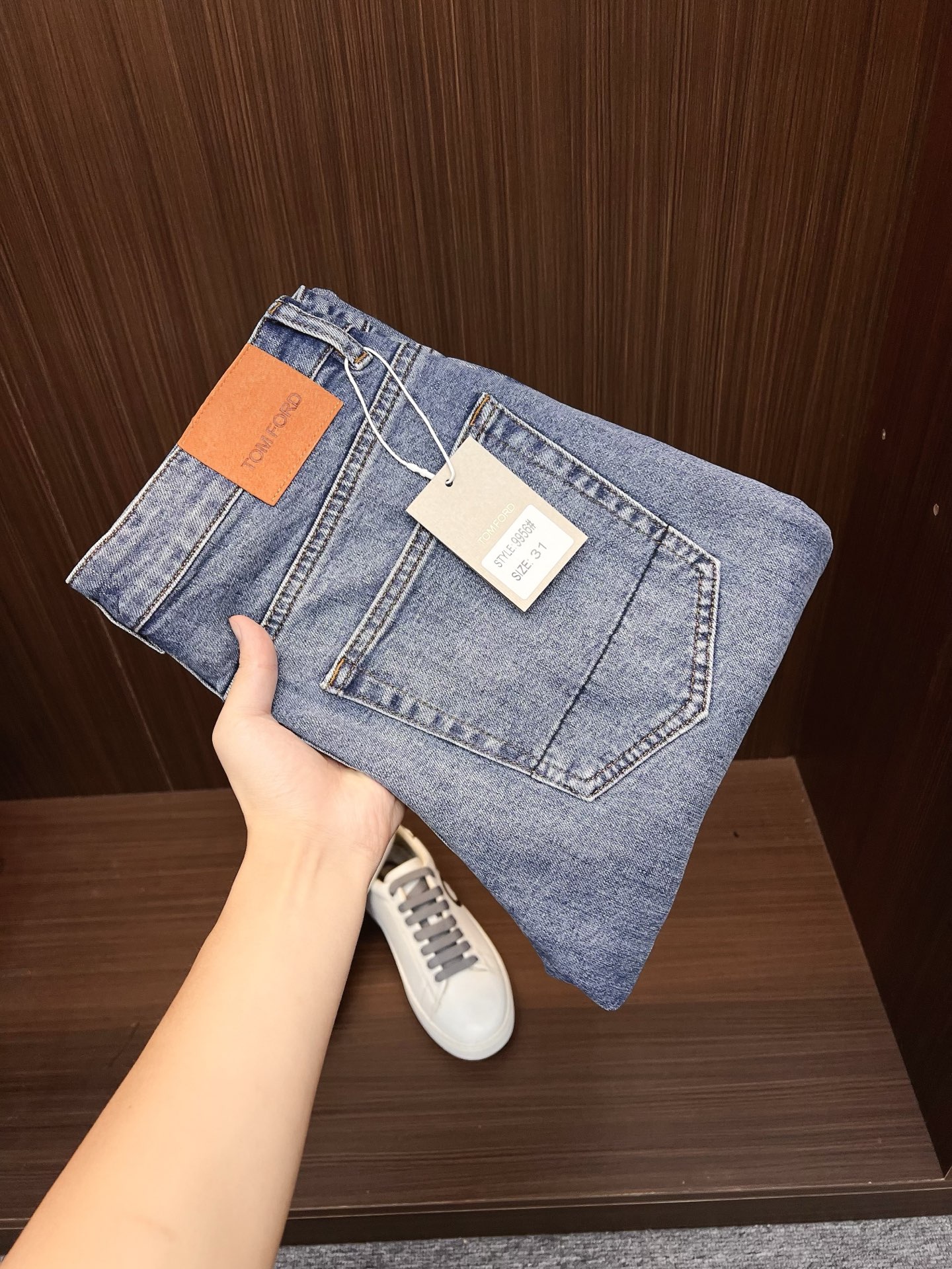 NO:530853,TF men's denim jeans, official album poster outfit style!  Customer-supplied high-quality imported denim original color fabric, specially selected Japanese Okayama pure 13oz ounce denim fabric, heavy environmentally friendly plant enzyme washing process, the texture has a light retro color, which is quite beautiful, and is very suitable for the autumn and winter color matching. The fabric is soft and delicate after washing, but has a strong bones and a little elastic, providing an excellent comfort experience. There is no damage to any craft elements throughout the body, retaining the purest tannin color!  The whole body details are so perfect, exquisite and exquisite. The latest waist leather marks highlight the brand's characteristics, and hardware accessories, leather marks, and wiring all reflect craftsmanship!  The style is perfectly tailored, and the hip lifting effect is excellent. It can easily sweep any top matching in the wardrobe. It has extensive compatibility and is satisfied with various daily outfits. It has a lot of upper body styles and must-have trousers for quality control and 1V masturbation control!  Size 29-38 None 35 37,,tom ford,jeans,alexander wang19860909TF 男士丹宁牛仔裤,官宣画册海报穿搭款！ 客供高级进口的丹宁原色面料,特选日本冈山纯正13oz 盎司牛仔布料,重磅环保植物酵素水洗工艺,肌理有着淡淡的复古色彩,相当漂亮,极符合秋冬的配色,面料经过水洗后柔软细腻,但筋骨感极强,且略带弹力,提供了绝佳的舒适体验,通身无任何工艺元素破坏,保留了最纯粹的丹宁本色！通身细节完美如斯,精湛且考究,最新的腰部皮标彰显了品牌特质,五金配件、皮标、走线无不体现出匠心工艺！版型剪裁完美,提臀修身效果绝佳,可轻松横扫衣橱任何的上装搭配,兼容性广泛,满足于日常各种穿搭,上身型款十足,于品质控及1V迷控者必入型裤装！ 尺码29-38 无35 37,,tom ford,jeans,alexander wang,Men's clothing