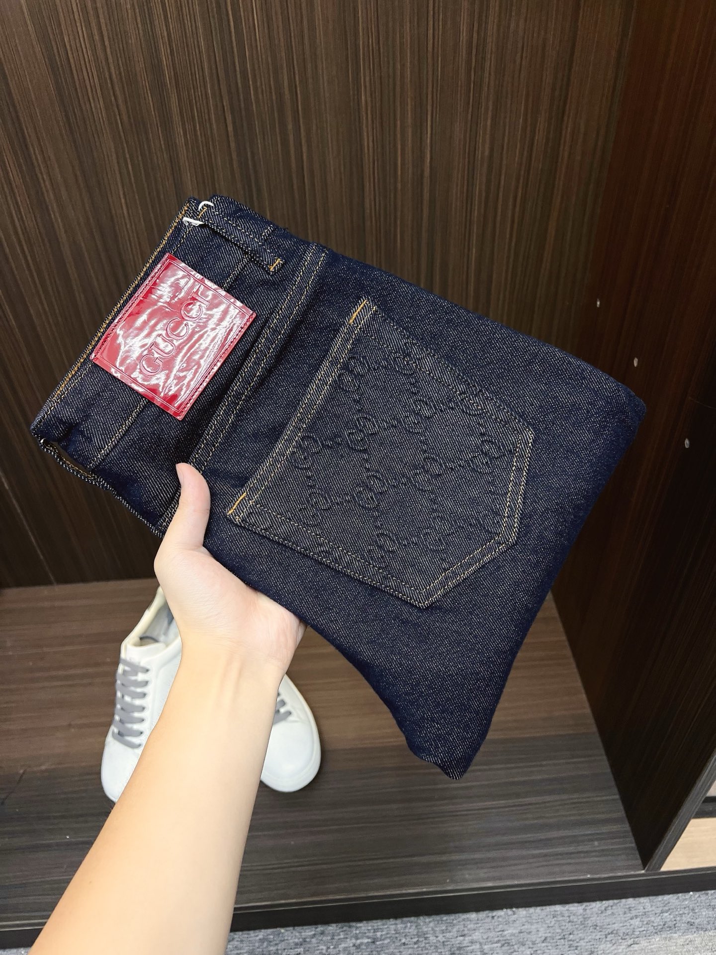 NO:530855,GUCCI Men's denim jeans, official album poster outfit style!  Customer-supplied high-quality imported denim original color fabric, specially selected Japanese Okayama pure 13oz ounce denim fabric, heavy environmentally friendly plant enzyme washing process, the texture has a light retro color, which is quite beautiful, and is very suitable for the autumn and winter color matching. The fabric is soft and delicate after washing, but has a strong bones and a little elastic, providing an excellent comfort experience. There is no damage to any craft elements throughout the body, retaining the purest tannin color!  The whole body details are so perfect, exquisite and exquisite. The latest waist leather marks highlight the brand's characteristics, and hardware accessories, leather marks, and wiring all reflect craftsmanship!  The style is perfectly tailored, and the hip lifting effect is excellent. It can easily sweep any top matching in the wardrobe. It has extensive compatibility and is satisfied with various daily outfits. It has a lot of upper body styles and must-have trousers for quality control and 1V masturbation control!  Size 29-38 None 35 37, gucci,jeans,alexander wang19860909GUCCI 古奇 男士丹宁牛仔裤,官宣画册海报穿搭款！ 客供高级进口的丹宁原色面料,特选日本冈山纯正13oz 盎司牛仔布料,重磅环保植物酵素水洗工艺,肌理有着淡淡的复古色彩,相当漂亮,极符合秋冬的配色,面料经过水洗后柔软细腻,但筋骨感极强,且略带弹力,提供了绝佳的舒适体验,通身无任何工艺元素破坏,保留了最纯粹的丹宁本色！通身细节完美如斯,精湛且考究,最新的腰部皮标彰显了品牌特质,五金配件、皮标、走线无不体现出匠心工艺！版型剪裁完美,提臀修身效果绝佳,可轻松横扫衣橱任何的上装搭配,兼容性广泛,满足于日常各种穿搭,上身型款十足,于品质控及1V迷控者必入型裤装！ 尺码29-38 无35 37,,gucci,jeans,alexander wang,Men's clothing