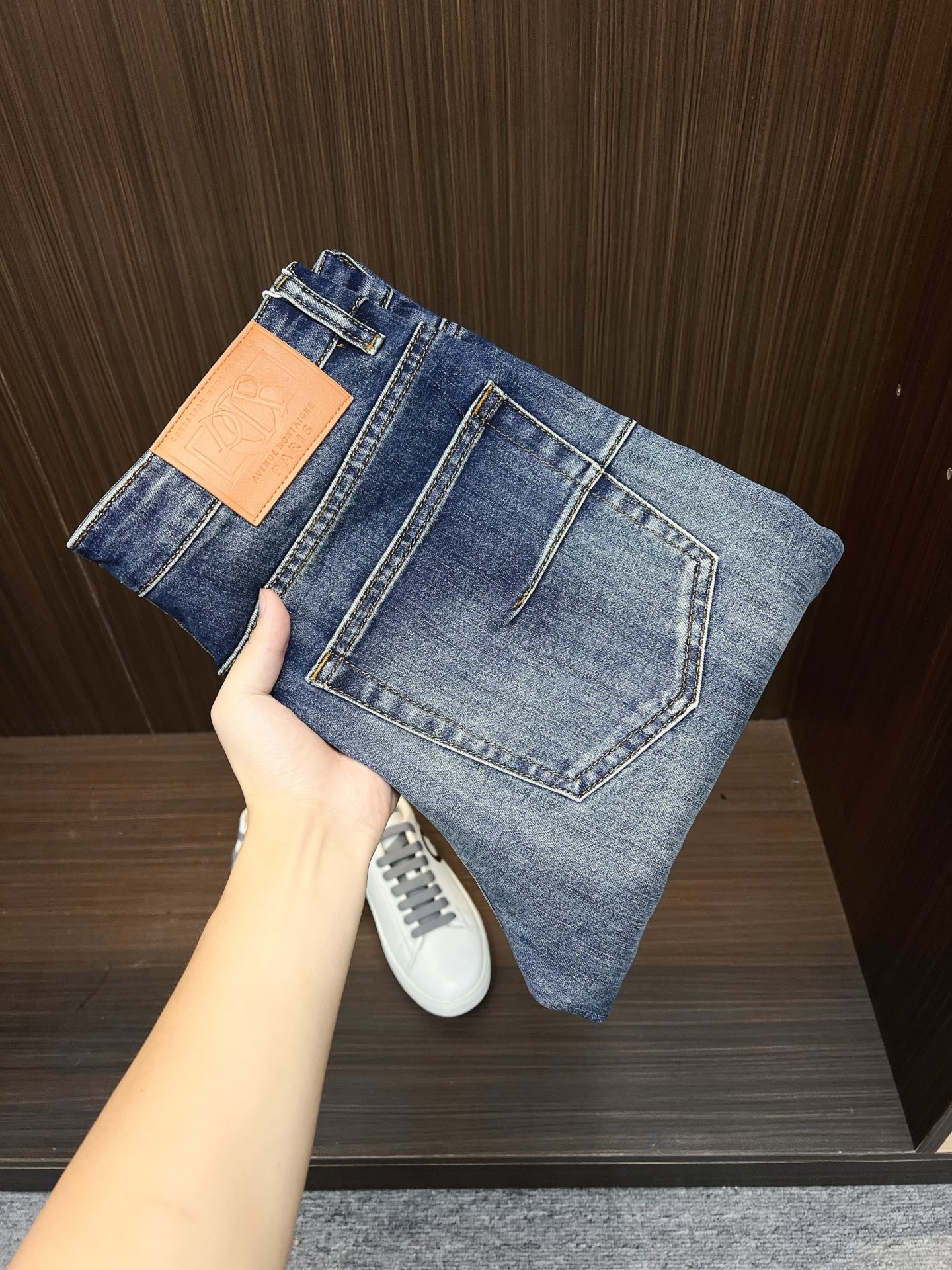 NO:530859,Dior men's denim jeans, official album poster outfit style!  Customer-supplied high-quality imported denim original color fabric, specially selected Japanese Okayama pure 13oz ounce denim fabric, heavy environmentally friendly plant enzyme washing process, the texture has a light retro color, which is quite beautiful, and is very suitable for the autumn and winter color matching. The fabric is soft and delicate after washing, but has a strong bones and a little elastic, providing an excellent comfort experience. There is no damage to any craft elements throughout the body, retaining the purest tannin color!  The whole body details are so perfect, exquisite and exquisite. The latest waist leather marks highlight the brand's characteristics, and hardware accessories, leather marks, and wiring all reflect craftsmanship!  The style is perfectly tailored, and the hip lifting effect is excellent. It can easily sweep any top matching in the wardrobe. It has extensive compatibility and is satisfied with various daily outfits. It has a lot of upper body styles and must-have trousers for quality control and 1V masturbation control!  Size 29-38 None 35 37,,dior,dior,jeans,alexander wang19860909Dior 迪奥 男士丹宁牛仔裤,官宣画册海报穿搭款！ 客供高级进口的丹宁原色面料,特选日本冈山纯正13oz 盎司牛仔布料,重磅环保植物酵素水洗工艺,肌理有着淡淡的复古色彩,相当漂亮,极符合秋冬的配色,面料经过水洗后柔软细腻,但筋骨感极强,且略带弹力,提供了绝佳的舒适体验,通身无任何工艺元素破坏,保留了最纯粹的丹宁本色！通身细节完美如斯,精湛且考究,最新的腰部皮标彰显了品牌特质,五金配件、皮标、走线无不体现出匠心工艺！版型剪裁完美,提臀修身效果绝佳,可轻松横扫衣橱任何的上装搭配,兼容性广泛,满足于日常各种穿搭,上身型款十足,于品质控及1V迷控者必入型裤装！ 尺码29-38 无35 37,,dior,dior,jeans,alexander wang,Men's clothing