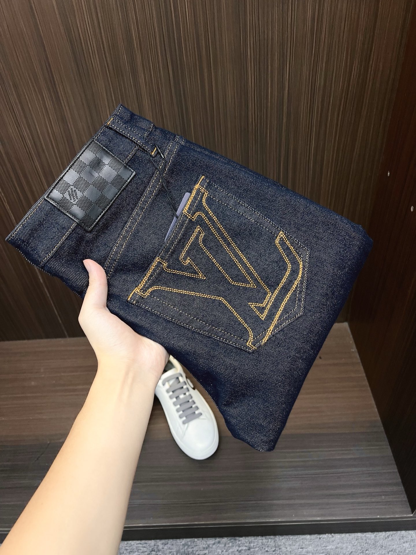 NO:530856,LV men's denim jeans, official album poster outfit style!  Customer-supplied high-quality imported denim original color fabric, specially selected Japanese Okayama pure 13oz ounce denim fabric, heavy environmentally friendly plant enzyme washing process, the texture has a light retro color, which is quite beautiful, and is very suitable for the autumn and winter color matching. The fabric is soft and delicate after washing, but has a strong bones and a little elastic, providing an excellent comfort experience. There is no damage to any craft elements throughout the body, retaining the purest tannin color!  The whole body details are so perfect, exquisite and exquisite. The latest waist leather marks highlight the brand's characteristics, and hardware accessories, leather marks, and wiring all reflect craftsmanship!  The style is perfectly tailored, and the hip lifting effect is excellent. It can easily sweep any top matching in the wardrobe. It has extensive compatibility and is satisfied with various daily outfits. It has a lot of upper body styles and must-have trousers for quality control and 1V masturbation control!  Size 29-38 None 35 37,,louis vuitton,jeans,alexander wang19860909LV 男士丹宁牛仔裤,官宣画册海报穿搭款！ 客供高级进口的丹宁原色面料,特选日本冈山纯正13oz 盎司牛仔布料,重磅环保植物酵素水洗工艺,肌理有着淡淡的复古色彩,相当漂亮,极符合秋冬的配色,面料经过水洗后柔软细腻,但筋骨感极强,且略带弹力,提供了绝佳的舒适体验,通身无任何工艺元素破坏,保留了最纯粹的丹宁本色！通身细节完美如斯,精湛且考究,最新的腰部皮标彰显了品牌特质,五金配件、皮标、走线无不体现出匠心工艺！版型剪裁完美,提臀修身效果绝佳,可轻松横扫衣橱任何的上装搭配,兼容性广泛,满足于日常各种穿搭,上身型款十足,于品质控及1V迷控者必入型裤装！ 尺码29-38 无35 37,,louis vuitton,jeans,alexander wang,Men's clothing