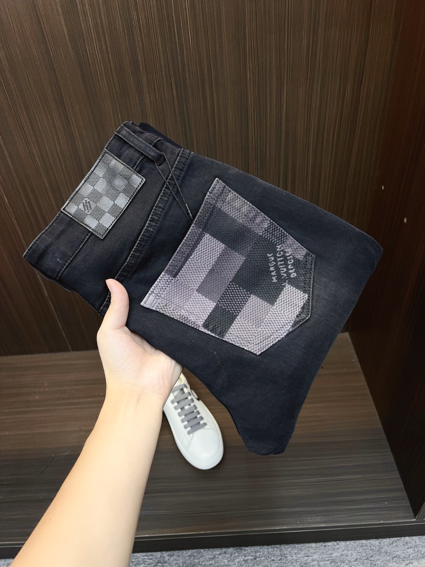 NO:530852,LV men's denim jeans, official album poster outfit style!  Customer-supplied high-quality imported denim original color fabric, specially selected Japanese Okayama pure 13oz ounce denim fabric, heavy environmentally friendly plant enzyme washing process, the texture has a light retro color, which is quite beautiful, and is very suitable for the autumn and winter color matching. The fabric is soft and delicate after washing, but has a strong bones and a little elastic, providing an excellent comfort experience. There is no damage to any craft elements throughout the body, retaining the purest tannin color!  The whole body details are so perfect, exquisite and exquisite. The latest waist leather marks highlight the brand's characteristics, and hardware accessories, leather marks, and wiring all reflect craftsmanship!  The style is perfectly tailored, and the hip lifting effect is excellent. It can easily sweep any top matching in the wardrobe. It has extensive compatibility and is satisfied with various daily outfits. It has a lot of upper body styles and must-have trousers for quality control and 1V masturbation control!  Size 29-38 None 35 37,,louis vuitton,jeans,alexander wang19860909LV 男士丹宁牛仔裤,官宣画册海报穿搭款！ 客供高级进口的丹宁原色面料,特选日本冈山纯正13oz 盎司牛仔布料,重磅环保植物酵素水洗工艺,肌理有着淡淡的复古色彩,相当漂亮,极符合秋冬的配色,面料经过水洗后柔软细腻,但筋骨感极强,且略带弹力,提供了绝佳的舒适体验,通身无任何工艺元素破坏,保留了最纯粹的丹宁本色！通身细节完美如斯,精湛且考究,最新的腰部皮标彰显了品牌特质,五金配件、皮标、走线无不体现出匠心工艺！版型剪裁完美,提臀修身效果绝佳,可轻松横扫衣橱任何的上装搭配,兼容性广泛,满足于日常各种穿搭,上身型款十足,于品质控及1V迷控者必入型裤装！ 尺码29-38 无35 37,,louis vuitton,jeans,alexander wang,Men's clothing