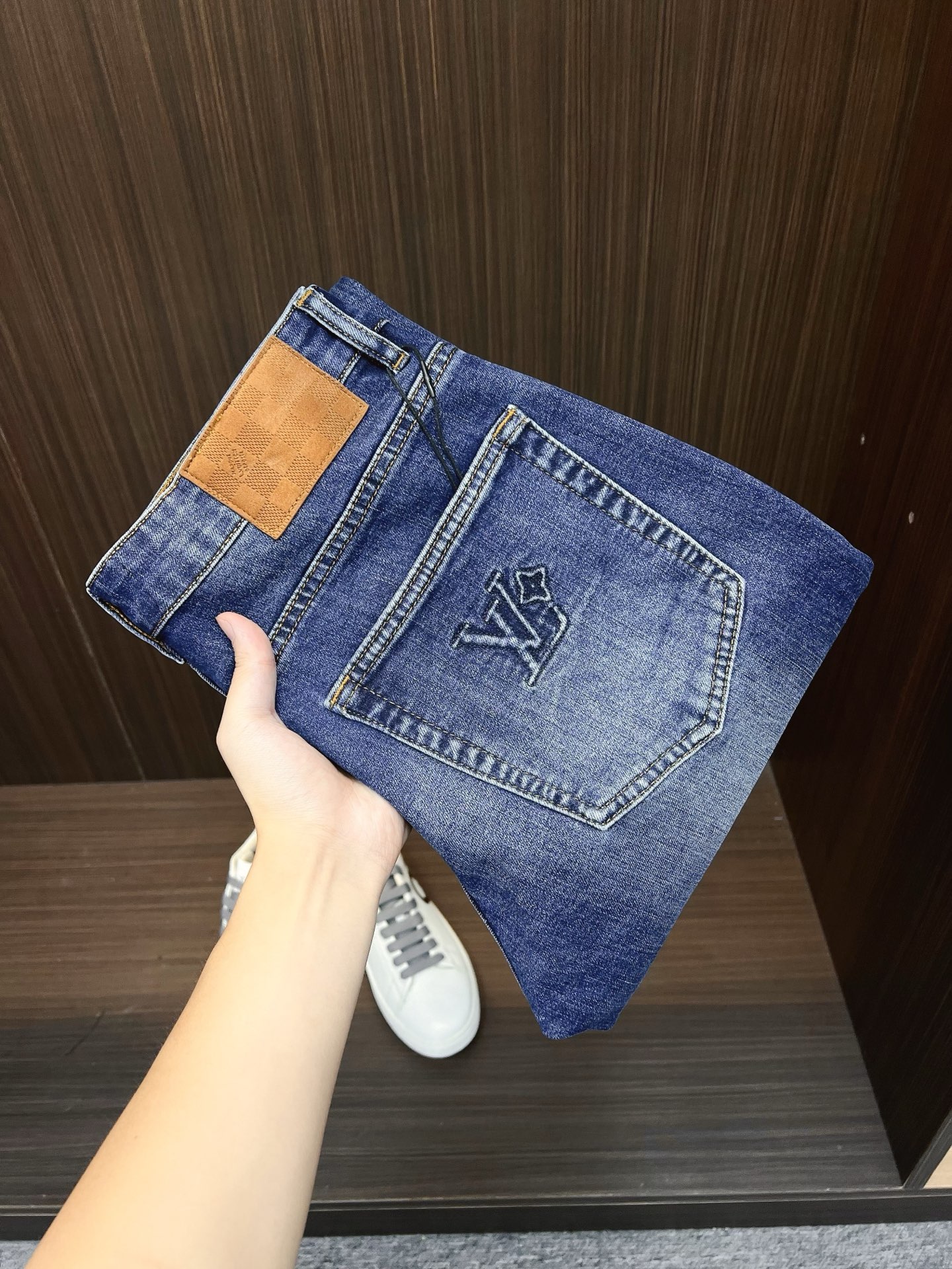 NO:530861,LV men's denim jeans, official album poster outfit style!  Customer-supplied high-quality imported denim original color fabric, specially selected Japanese Okayama pure 13oz ounce denim fabric, heavy environmentally friendly plant enzyme washing process, the texture has a light retro color, which is quite beautiful, and is very suitable for the autumn and winter color matching. The fabric is soft and delicate after washing, but has a strong bones and a little elastic, providing an excellent comfort experience. There is no damage to any craft elements throughout the body, retaining the purest tannin color!  The whole body details are so perfect, exquisite and exquisite. The latest waist leather marks highlight the brand's characteristics, and hardware accessories, leather marks, and wiring all reflect craftsmanship!  The style is perfectly tailored, and the hip lifting effect is excellent. It can easily sweep any top matching in the wardrobe. It has extensive compatibility and is satisfied with various daily outfits. It has a lot of upper body styles and must-have trousers for quality control and 1V masturbation control!  Size 29-38 None 35 37,,louis vuitton,jeans,alexander wang19860909LV 男士丹宁牛仔裤,官宣画册海报穿搭款！ 客供高级进口的丹宁原色面料,特选日本冈山纯正13oz 盎司牛仔布料,重磅环保植物酵素水洗工艺,肌理有着淡淡的复古色彩,相当漂亮,极符合秋冬的配色,面料经过水洗后柔软细腻,但筋骨感极强,且略带弹力,提供了绝佳的舒适体验,通身无任何工艺元素破坏,保留了最纯粹的丹宁本色！通身细节完美如斯,精湛且考究,最新的腰部皮标彰显了品牌特质,五金配件、皮标、走线无不体现出匠心工艺！版型剪裁完美,提臀修身效果绝佳,可轻松横扫衣橱任何的上装搭配,兼容性广泛,满足于日常各种穿搭,上身型款十足,于品质控及1V迷控者必入型裤装！ 尺码29-38 无35 37,,louis vuitton,jeans,alexander wang,Men's clothing