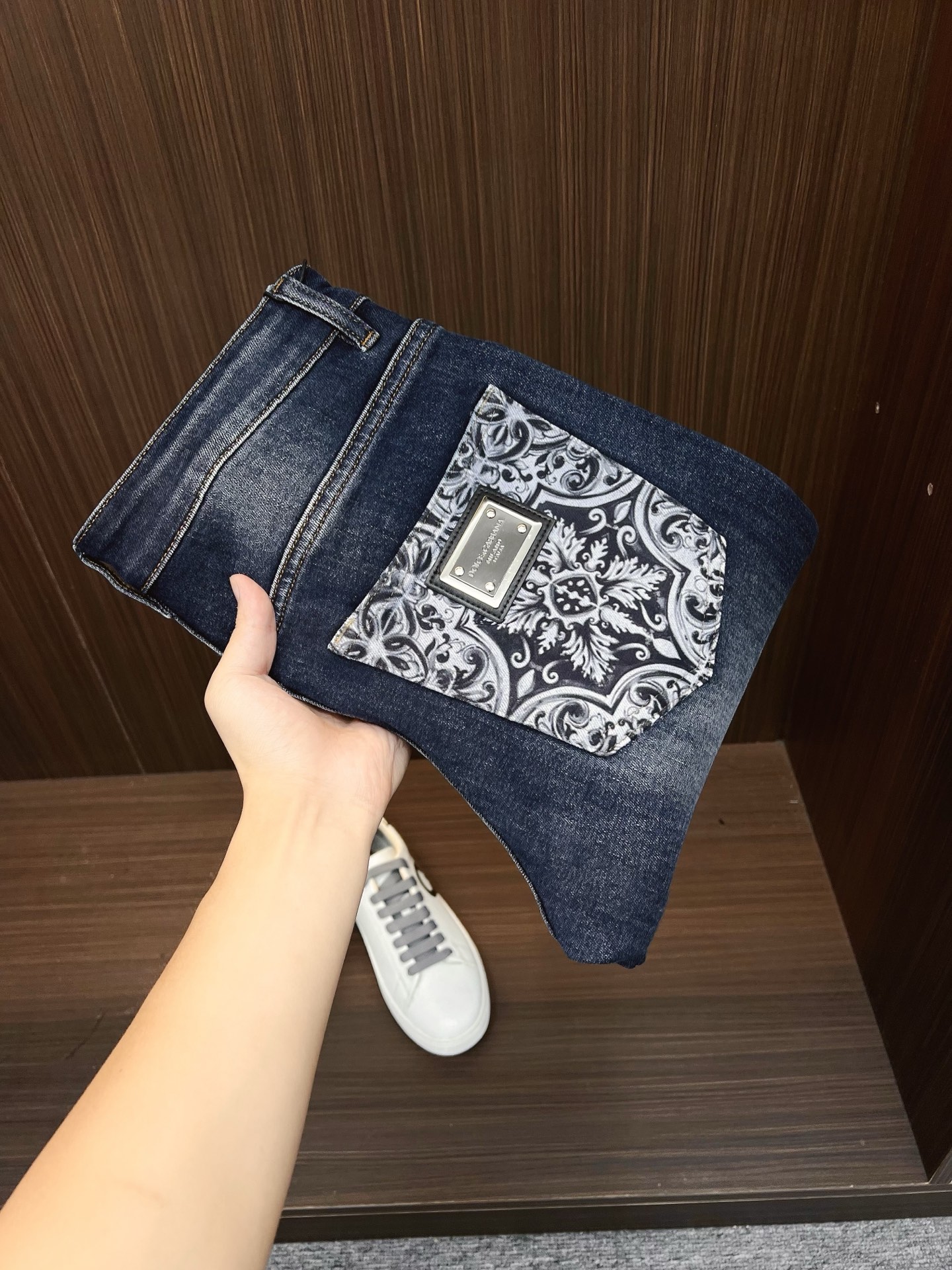 NO:530854,DG men's denim jeans, official album poster outfit style!  Customer-supplied high-quality imported denim original color fabric, specially selected Japanese Okayama pure 13oz ounce denim fabric, heavy environmentally friendly plant enzyme washing process, the texture has a light retro color, which is quite beautiful, and is very suitable for the autumn and winter color matching. The fabric is soft and delicate after washing, but has a strong bones and a little elastic, providing an excellent comfort experience. There is no damage to any craft elements throughout the body, retaining the purest tannin color!  The whole body details are so perfect, exquisite and exquisite. The latest waist leather marks highlight the brand's characteristics, and hardware accessories, leather marks, and wiring all reflect craftsmanship!  The style is perfectly tailored, and the hip lifting effect is excellent. It can easily sweep any top matching in the wardrobe. It has extensive compatibility and is satisfied with various daily outfits. It has a lot of upper body styles and must-have trousers for quality control and 1V masturbation control!  Size 29-38 None 35 37,,jeans,alexander wang19860909DG 男士丹宁牛仔裤,官宣画册海报穿搭款！ 客供高级进口的丹宁原色面料,特选日本冈山纯正13oz 盎司牛仔布料,重磅环保植物酵素水洗工艺,肌理有着淡淡的复古色彩,相当漂亮,极符合秋冬的配色,面料经过水洗后柔软细腻,但筋骨感极强,且略带弹力,提供了绝佳的舒适体验,通身无任何工艺元素破坏,保留了最纯粹的丹宁本色！通身细节完美如斯,精湛且考究,最新的腰部皮标彰显了品牌特质,五金配件、皮标、走线无不体现出匠心工艺！版型剪裁完美,提臀修身效果绝佳,可轻松横扫衣橱任何的上装搭配,兼容性广泛,满足于日常各种穿搭,上身型款十足,于品质控及1V迷控者必入型裤装！ 尺码29-38 无35 37,,jeans,alexander wang,Men's clothing