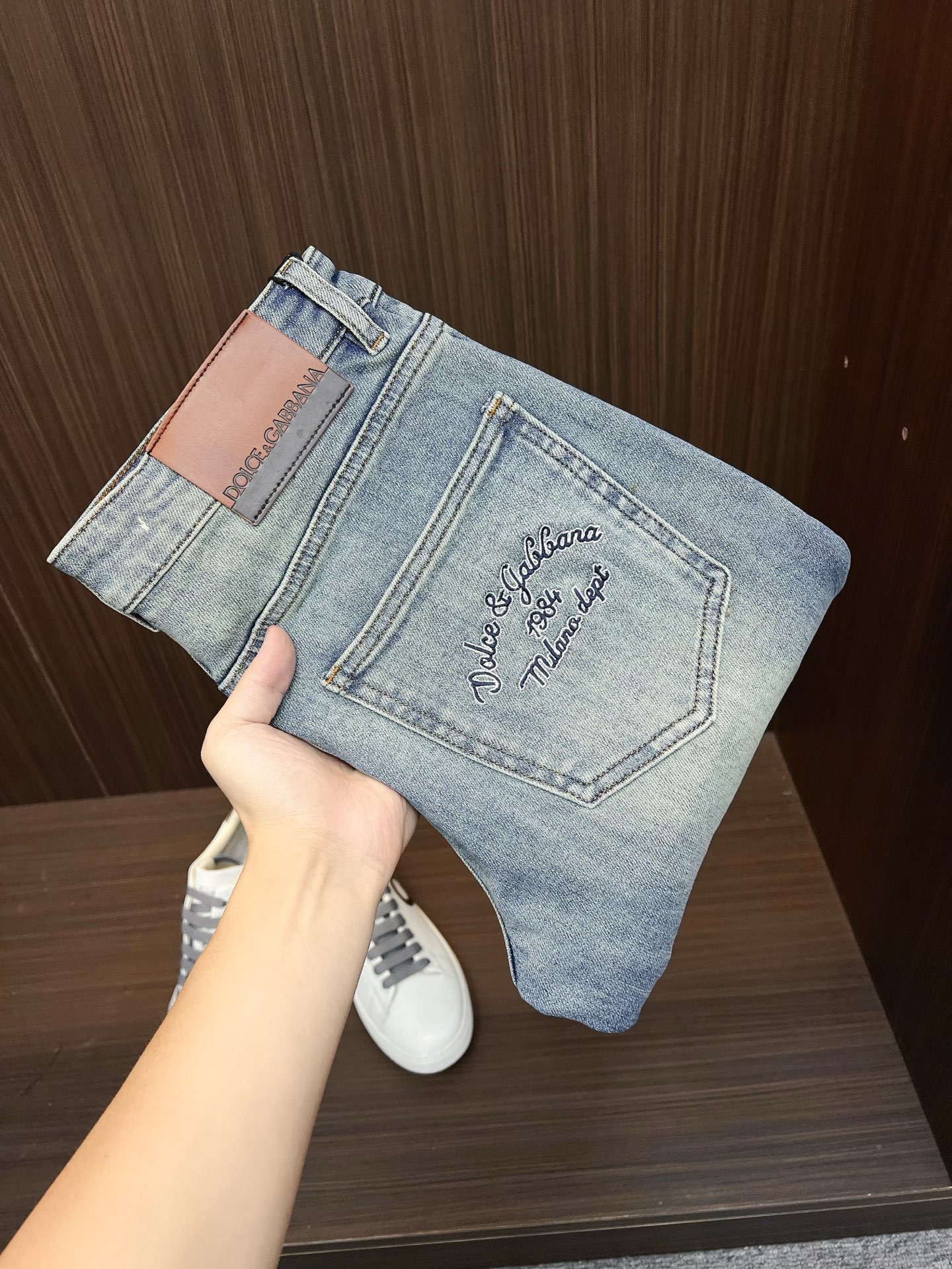 NO:530846,DG men's denim jeans, official album poster outfit style!  Customer-supplied high-quality imported denim original color fabric, specially selected Japanese Okayama pure 13oz ounce denim fabric, heavy environmentally friendly plant enzyme washing process, the texture has a light retro color, which is quite beautiful, and is very suitable for the autumn and winter color matching. The fabric is soft and delicate after washing, but has a strong bones and a little elastic, providing an excellent comfort experience. There is no damage to any craft elements throughout the body, retaining the purest tannin color!  The whole body details are so perfect, exquisite and exquisite. The latest waist leather marks highlight the brand's characteristics, and hardware accessories, leather marks, and wiring all reflect craftsmanship!  The style is perfectly tailored, and the hip lifting effect is excellent. It can easily sweep any top matching in the wardrobe. It has extensive compatibility and is satisfied with various daily outfits. It has a lot of upper body styles and must-have trousers for quality control and 1V masturbation control!  Size 29-38 None 35 37,,jeans,alexander wang19860909DG 男士丹宁牛仔裤,官宣画册海报穿搭款！ 客供高级进口的丹宁原色面料,特选日本冈山纯正13oz 盎司牛仔布料,重磅环保植物酵素水洗工艺,肌理有着淡淡的复古色彩,相当漂亮,极符合秋冬的配色,面料经过水洗后柔软细腻,但筋骨感极强,且略带弹力,提供了绝佳的舒适体验,通身无任何工艺元素破坏,保留了最纯粹的丹宁本色！通身细节完美如斯,精湛且考究,最新的腰部皮标彰显了品牌特质,五金配件、皮标、走线无不体现出匠心工艺！版型剪裁完美,提臀修身效果绝佳,可轻松横扫衣橱任何的上装搭配,兼容性广泛,满足于日常各种穿搭,上身型款十足,于品质控及1V迷控者必入型裤装！ 尺码29-38 无35 37,,jeans,alexander wang,Men's clothing