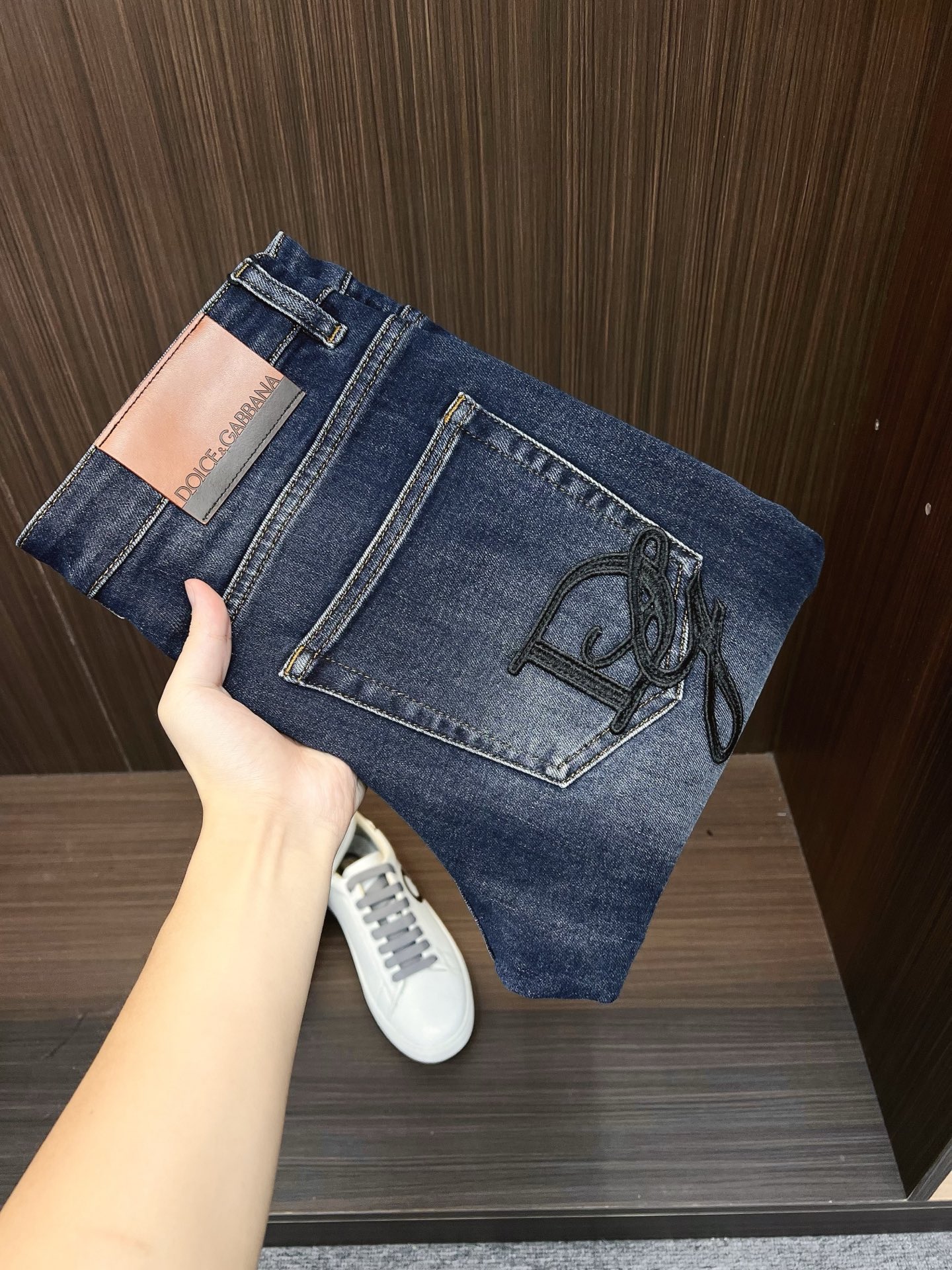 NO:530850,DG men's denim jeans, official album poster outfit style!  Customer-supplied high-quality imported denim original color fabric, specially selected Japanese Okayama pure 13oz ounce denim fabric, heavy environmentally friendly plant enzyme washing process, the texture has a light retro color, which is quite beautiful, and is very suitable for the autumn and winter color matching. The fabric is soft and delicate after washing, but has a strong bones and a little elastic, providing an excellent comfort experience. There is no damage to any craft elements throughout the body, retaining the purest tannin color!  The whole body details are so perfect, exquisite and exquisite. The latest waist leather marks highlight the brand's characteristics, and hardware accessories, leather marks, and wiring all reflect craftsmanship!  The style is perfectly tailored, and the hip lifting effect is excellent. It can easily sweep any top matching in the wardrobe. It has extensive compatibility and is satisfied with various daily outfits. It has a lot of upper body styles and must-have trousers for quality control and 1V masturbation control!  Size 29-38 None 35 37,,jeans,alexander wang19860909DG 男士丹宁牛仔裤,官宣画册海报穿搭款！ 客供高级进口的丹宁原色面料,特选日本冈山纯正13oz 盎司牛仔布料,重磅环保植物酵素水洗工艺,肌理有着淡淡的复古色彩,相当漂亮,极符合秋冬的配色,面料经过水洗后柔软细腻,但筋骨感极强,且略带弹力,提供了绝佳的舒适体验,通身无任何工艺元素破坏,保留了最纯粹的丹宁本色！通身细节完美如斯,精湛且考究,最新的腰部皮标彰显了品牌特质,五金配件、皮标、走线无不体现出匠心工艺！版型剪裁完美,提臀修身效果绝佳,可轻松横扫衣橱任何的上装搭配,兼容性广泛,满足于日常各种穿搭,上身型款十足,于品质控及1V迷控者必入型裤装！ 尺码29-38 无35 37,,jeans,alexander wang,Men's clothing