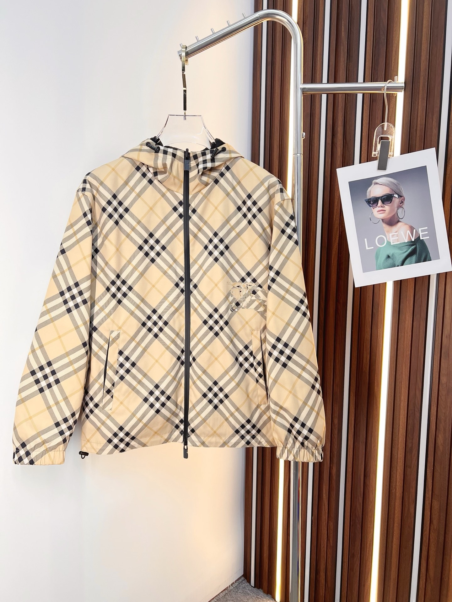 NO:682544,Burberry 2025 Autumn and Winter Counter New Casual Fashion Jacket Reversible Jacket Ultra-avant-garde design style Brand logo heavily embellished design Delicate and comfortable Very light to wear and not easy to wrinkle. Multiple craftsmanship The overall design is quite visual, the upper body is casual and stylish, with a certain degree of stiffness. It is definitely recommended for the temperament that is at the forefront of fashion, a must-have for urban leisure. Sizes M-3XL,,burberry,burberry,jackets & coats,jackets &  coats,19860909Burberry 巴宝莉 2025秋冬专柜新款休闲时尚夹克双面穿外套 超前卫设计风格 品牌logo重工点缀设计 细腻舒适 穿着非常轻便不易起皱.多重重工艺 整体的设计颇具视觉感,上身休闲有型,有一定的挺括度,绝对走在时尚最尖端的气质感推荐,都市休闲必备.尺码 M-3XL,,burberry,burberry,jackets & coats,jackets & coats,,Men's clothing