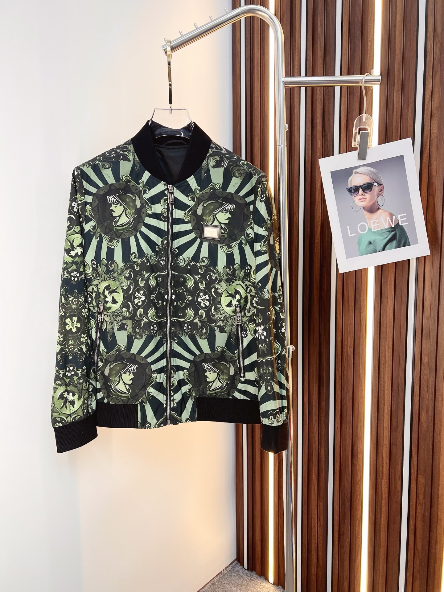 NO:682537,DG 2025 autumn and winter counter new casual fashionable jacket. Super avant-garde design style. Brand logo heavy-duty embellishment design. Delicate and comfortable. Very light to wear and not easy to wrinkle. Multiple craftsmanship. The overall design is quite visual. The upper body is casual and stylish, with a certain degree of stiffness. It is definitely recommended for the temperament that is at the forefront of fashion. It is a must-have for urban leisure. Size M-3XL,,jackets & coats,jackets & coats,19860909DG 2025秋冬专柜新款休闲时尚夹克外套 超前卫设计风格 品牌logo重工点缀设计 细腻舒适 穿着非常轻便不易起皱.多重重工艺 整体的设计颇具视觉感,上身休闲有型,有一定的挺括度,绝对走在时尚最尖端的气质感推荐,都市休闲必备.尺码 M-3XL,,jackets & coats,jackets & coats,,Men's clothing