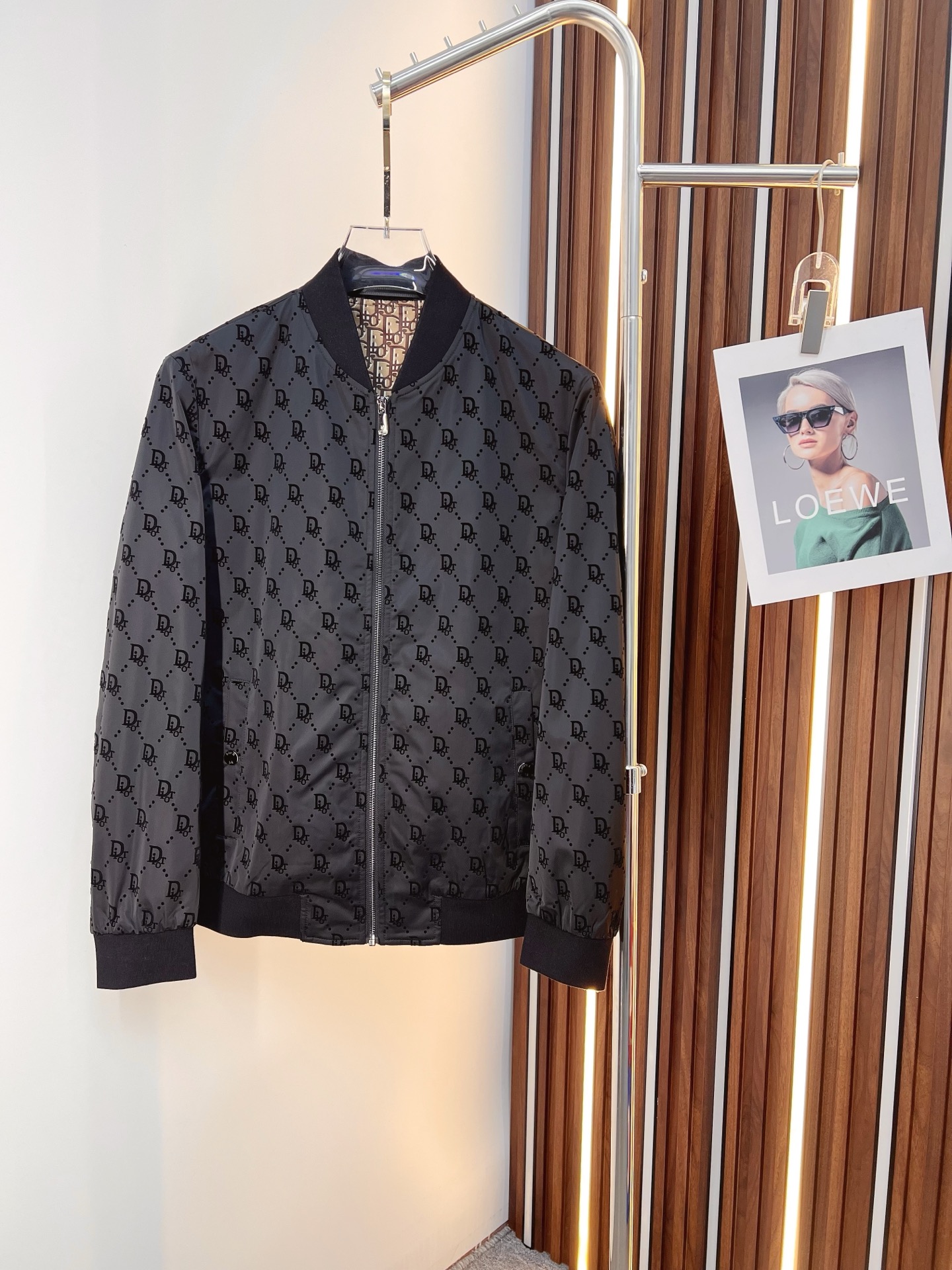 NO:572857,Dior Dior's 2025 autumn and winter counter new casual and fashionable reversible jacket. Ultra-avant-garde design style. Brand logo heavily embellished design. Delicate and comfortable. Very light to wear and not easy to wrinkle. Multiple craftsmanship. The overall design is quite visual. The upper body is casual and stylish, with a certain degree of stiffness. It is definitely recommended for the temperament that is at the forefront of fashion. It is a must-have for urban leisure. Size M-3XL,, dior, dior, jackets & coats, jackets &  coats,alexander wang19860909Dior 迪奥 2025秋冬专柜新款休闲时尚双面穿夹克外套 超前卫设计风格 品牌logo重工点缀设计 细腻舒适 穿着非常轻便不易起皱.多重重工艺 整体的设计颇具视觉感,上身休闲有型,有一定的挺括度,绝对走在时尚最尖端的气质感推荐,都市休闲必备.尺码 M-3XL,,dior,dior,jackets & coats,jackets & coats,alexander wang,Men's clothing