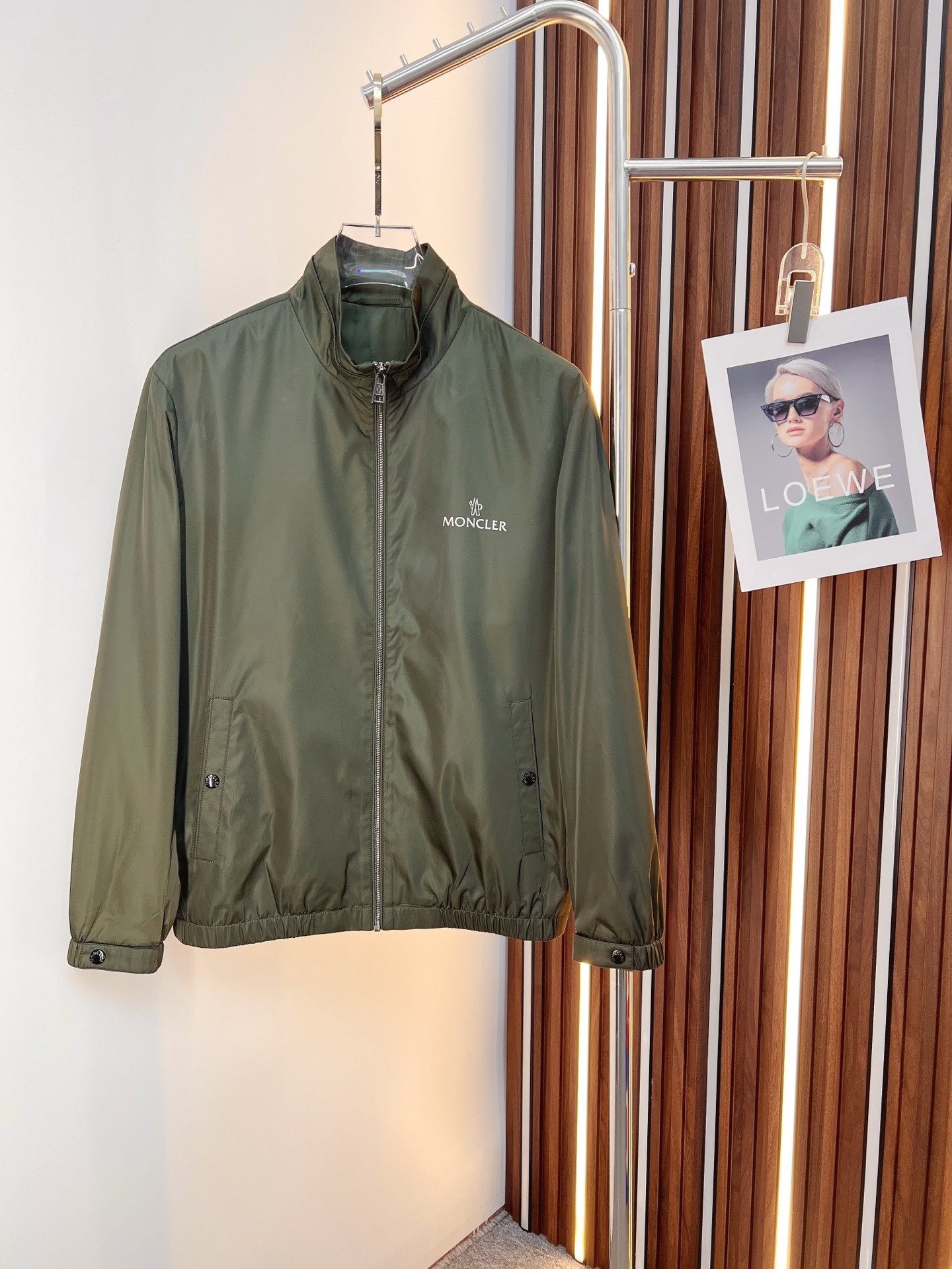 NO:572854,Mengkou 2025 autumn and winter counter new casual fashionable jacket. Ultra-avant-garde design style. Brand logo heavily embellished design. Delicate and comfortable. Very light to wear and not easy to wrinkle. Multiple craftsmanship. The overall design is quite visual. The upper body is casual and stylish, with a certain degree of stiffness. It is definitely recommended for the temperament that is at the forefront of fashion. It is a must-have for urban leisure. Size M-3XL,,Moncler,jackets & coats,jackets & coats,alexander wang19860909蒙口 2025秋冬专柜新款休闲时尚夹克外套 超前卫设计风格 品牌logo重工点缀设计 细腻舒适 穿着非常轻便不易起皱.多重重工艺 整体的设计颇具视觉感,上身休闲有型,有一定的挺括度,绝对走在时尚最尖端的气质感推荐,都市休闲必备.尺码 M-3XL,,Moncler,jackets & coats,jackets & coats,alexander wang,Men's clothing