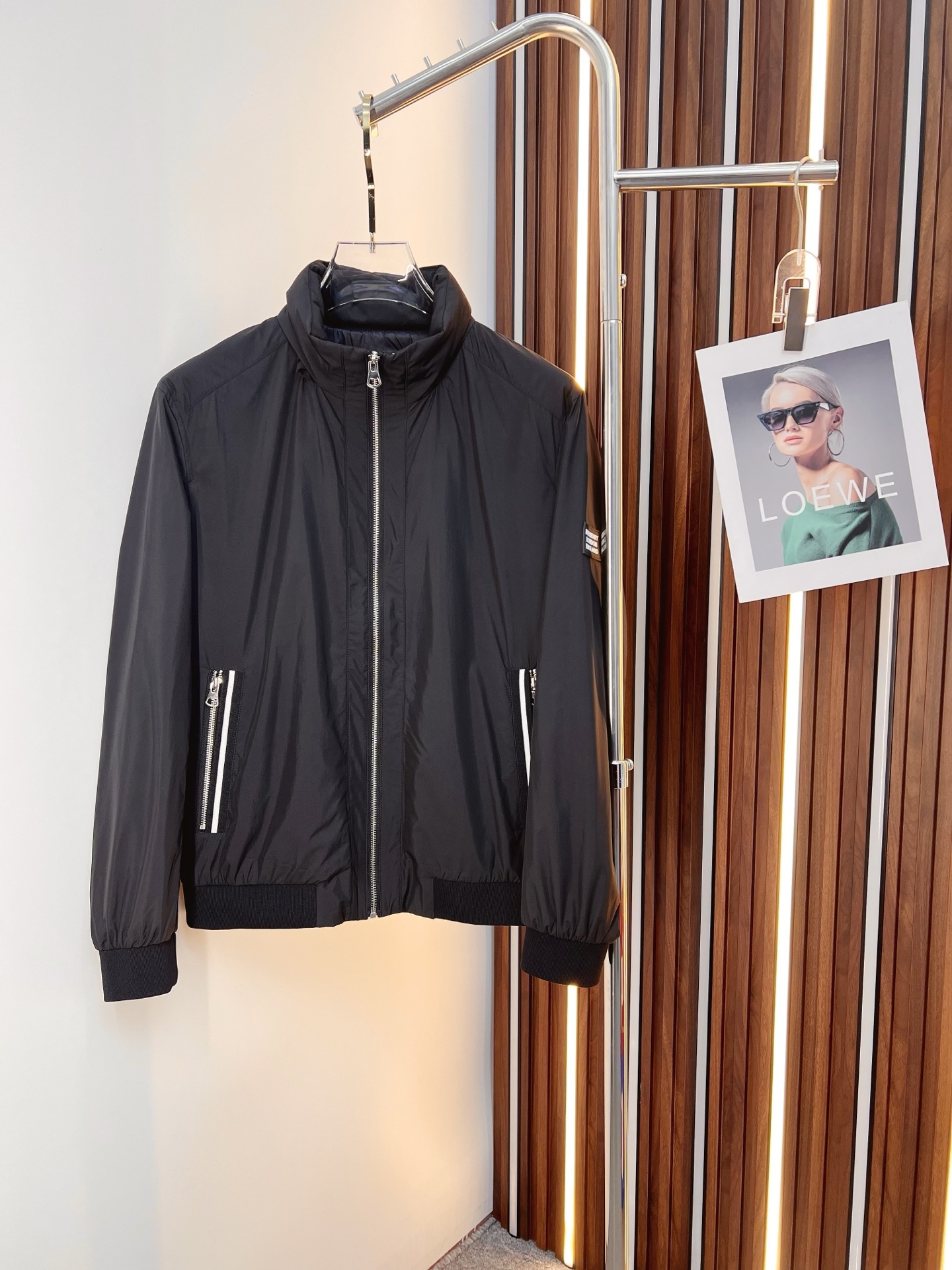 NO:572880,Burberry 2025 autumn and winter counter new casual fashion jacket. Ultra-avant-garde design style. The brand logo is heavily embellished. It is delicate and comfortable. It is very light to wear and not easy to wrinkle. Multiple craftsmanship. The overall design is quite visual. The upper body is casual and stylish, with a certain degree of stiffness. It is definitely recommended for the temperament that is at the forefront of fashion. It is a must-have for urban leisure. Size M-3XL,,burberry,burberry,jackets & coats,jackets &  coats,alexander wang19860909Burberry 巴宝莉 2025秋冬专柜新款休闲时尚夹克外套 超前卫设计风格 品牌logo重工点缀设计 细腻舒适 穿着非常轻便不易起皱.多重重工艺 整体的设计颇具视觉感,上身休闲有型,有一定的挺括度,绝对走在时尚最尖端的气质感推荐,都市休闲必备.尺码 M-3XL,,burberry,burberry,jackets & coats,jackets & coats,alexander wang,Men's clothing