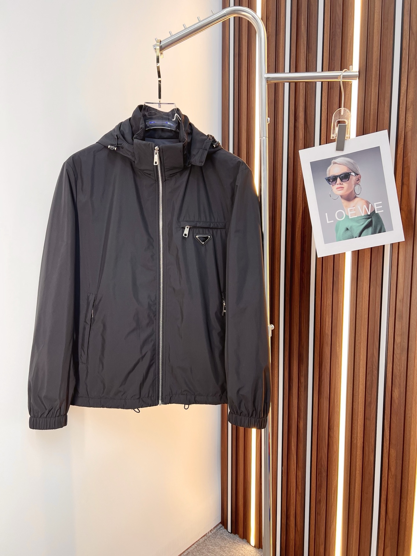 NO:572877,PRADA 2025 autumn and winter counter new casual fashion jacket, ultra-avant-garde design style, brand logo heavily embellished design, delicate and comfortable, very light to wear and not easy to wrinkle. Multiple craftsmanship. The overall design is quite visual, the upper body is casual and stylish, and has a certain degree of stiffness. It is definitely recommended for the temperament that is at the forefront of fashion, a must-have for urban leisure. Size M-3XL,, prada, prada, jackets & coats, jackets &  coats,alexander wang19860909PRADA 普拉达 2025秋冬专柜新款休闲时尚夹克外套 超前卫设计风格 品牌logo重工点缀设计 细腻舒适 穿着非常轻便不易起皱.多重重工艺 整体的设计颇具视觉感,上身休闲有型,有一定的挺括度,绝对走在时尚最尖端的气质感推荐,都市休闲必备.尺码 M-3XL,,prada,prada,jackets & coats,jackets & coats,alexander wang,Men's clothing