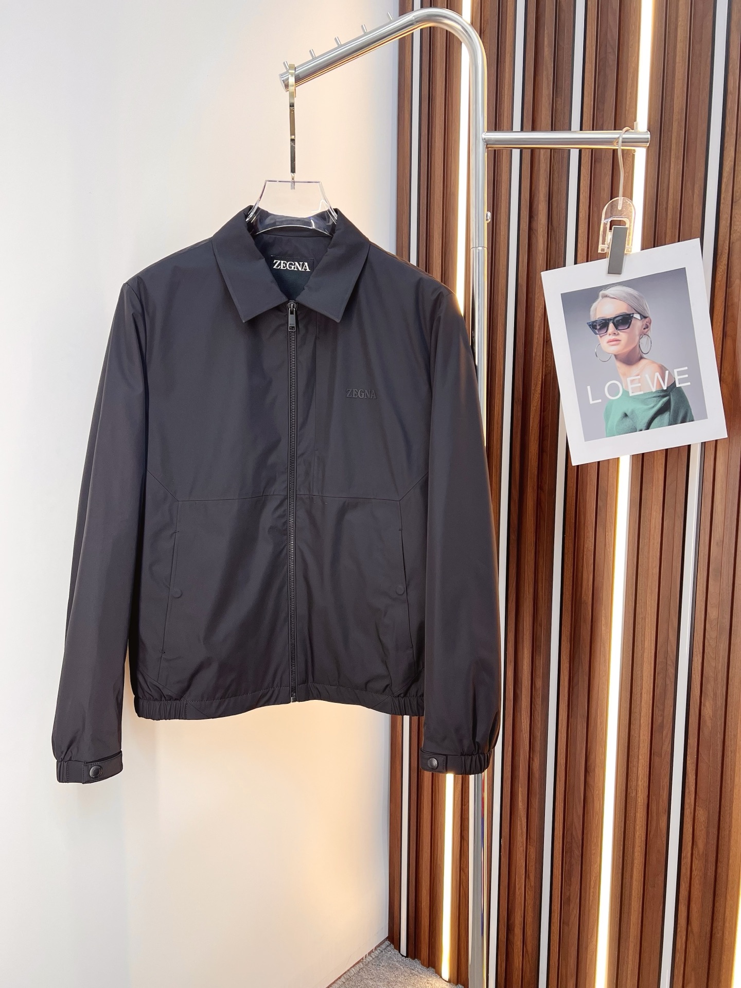 NO:572874,Zegna 2025 autumn and winter counter new casual fashionable jacket. Ultra-avant-garde design style. Brand logo heavy-duty embellishment design. Delicate and comfortable. Very light to wear and not easy to wrinkle. Multiple craftsmanship. The overall design is quite visual. The upper body is casual and stylish, with a certain degree of stiffness. It is definitely recommended for the temperament that is at the forefront of fashion. It is a must-have for urban leisure. Size M-3XL,,zegna,jackets & coats,jackets & coats,alexander wang19860909杰尼亚 2025秋冬专柜新款休闲时尚夹克外套 超前卫设计风格 品牌logo重工点缀设计 细腻舒适 穿着非常轻便不易起皱.多重重工艺 整体的设计颇具视觉感,上身休闲有型,有一定的挺括度,绝对走在时尚最尖端的气质感推荐,都市休闲必备.尺码 M-3XL,,zegna,jackets & coats,jackets & coats,alexander wang,Men's clothing