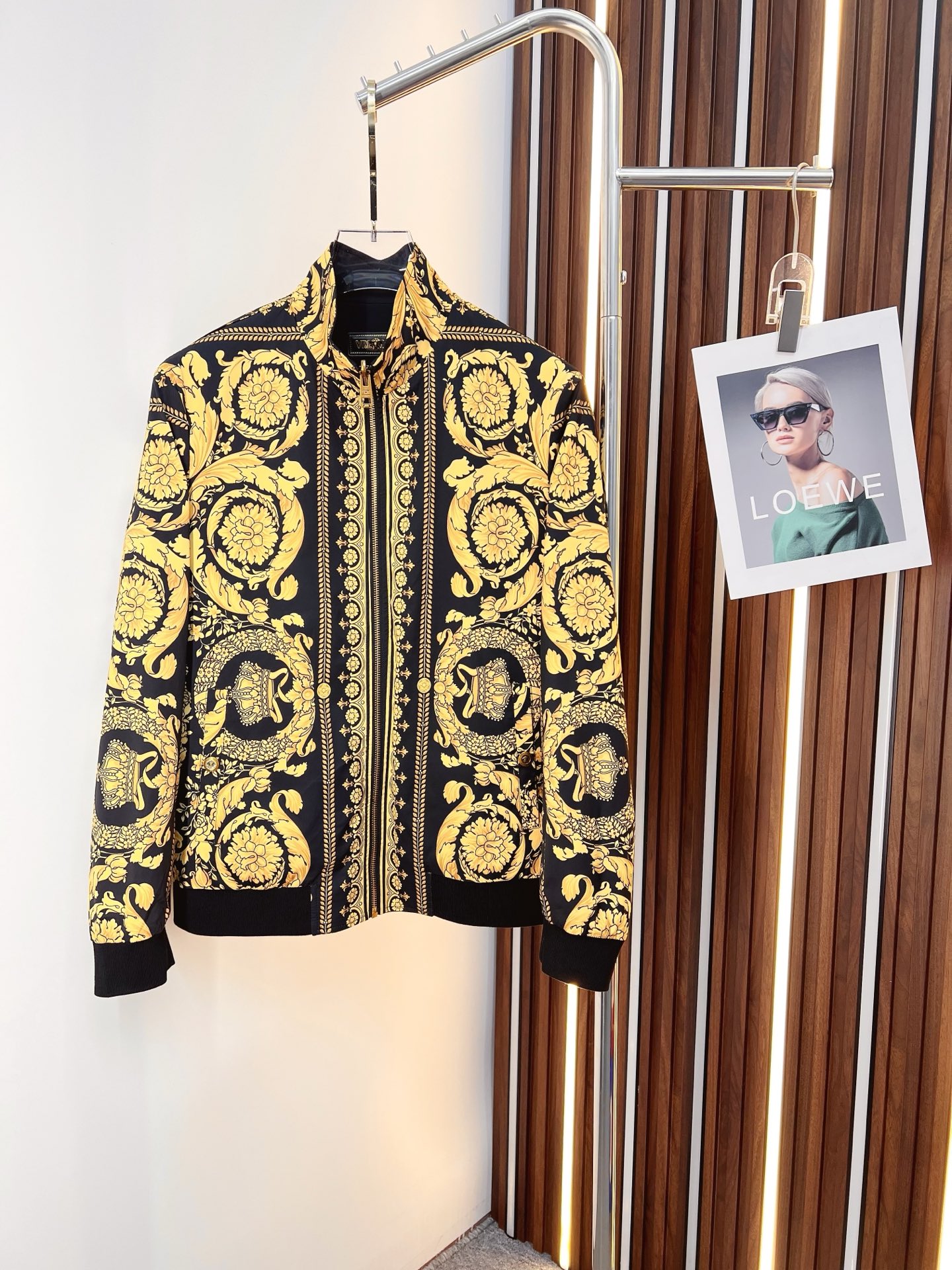 NO:572871,Versace's 2025 autumn and winter counter new casual and fashionable reversible jacket. Ultra-avant-garde design style. Brand logo heavily embellished design. Delicate and comfortable. Very light to wear and not easy to wrinkle. Multiple craftsmanship. The overall design is quite visual. The upper body is casual and stylish, with a certain degree of stiffness. It is definitely recommended for the temperament that is at the forefront of fashion. It is a must-have for urban leisure. Size M-3XL,,versace,jackets & coats,jackets & coats,alexander  wang19860909范思哲 2025秋冬专柜新款休闲时尚双面穿夹克外套 超前卫设计风格 品牌logo重工点缀设计 细腻舒适 穿着非常轻便不易起皱.多重重工艺 整体的设计颇具视觉感,上身休闲有型,有一定的挺括度,绝对走在时尚最尖端的气质感推荐,都市休闲必备.尺码 M-3XL,,versace,jackets & coats,jackets & coats,alexander wang,Men's clothing