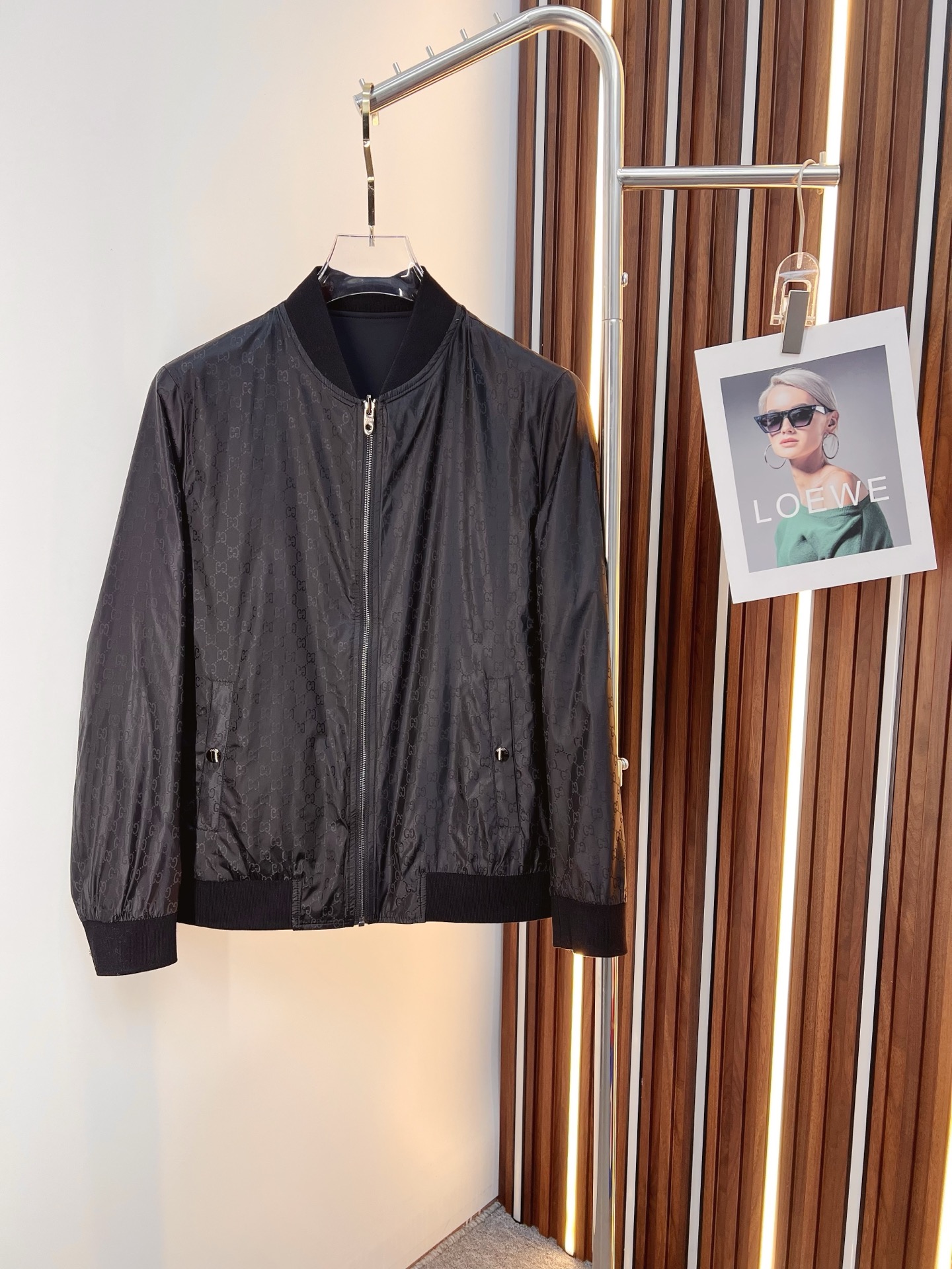 NO:572865,GUCCI Gucci 2025 autumn and winter counter new casual fashion double-sided jacket. Ultra-avant-garde design style. Brand logo heavily embellished design. Delicate and comfortable. Very light to wear and not easy to wrinkle. Multiple craftsmanship. The overall design is quite visual. The upper body is casual and stylish. It has a certain degree of stiffness. It is definitely recommended for the temperament that is at the forefront of fashion. It is a must-have for urban leisure. Sizes M-3XL,,gucci,jackets & coats,jackets &  coats,alexander wang19860909GUCCI 古奇 2025秋冬专柜新款休闲时尚双面穿夹克外套 超前卫设计风格 品牌logo重工点缀设计 细腻舒适 穿着非常轻便不易起皱.多重重工艺 整体的设计颇具视觉感,上身休闲有型,有一定的挺括度,绝对走在时尚最尖端的气质感推荐,都市休闲必备.尺码 M-3XL,,gucci,jackets & coats,jackets & coats,alexander wang,Men's clothing